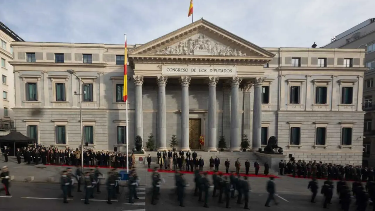 
<p>    MADRID, 6 (EUROPA PRESS)</p>
<p>   La portavoz de Vox en el Congreso, Pepa Mill&aacute;n, ha justificado este s&aacute;bado que su formaci&oacute;n no participe en ninguno de los actos oficiales de conmemoraci&oacute;n de la Constituci&oacute;n "para no fingir normalidad institucional" con un Gobierno que, seg&uacute;n ha denunciado, "ha pisoteado los s&iacute;mbolos, el orden jurisdiccional y los derechos y libertades de todos los espa&ntilde;oles"; por lo que no entiende que el PP s&iacute; asista.</p>
<p>   En una entrevista en el programa 'Parlamento' de 'RNE', recogida por Europa Press, Mill&aacute;n ha recordado que "nunca" han participado en dichos actos oficiales y que su postura no es incoherente con una formaci&oacute;n que se declara defensora de la Carta Magna.</p>
<p>   "Lo que resultar&iacute;a incoherente ser&iacute;a participar en unos actos con un Gobierno que lo &uacute;nico que est&aacute; haciendo desde que lleg&oacute; ha sido pisotear los s&iacute;mbolos, pisotear el orden jurisdiccional en Espa&ntilde;a, pisotear los derechos y libertades de todos los espa&ntilde;oles y utilizar las instituciones que son de todos los espa&ntilde;oles para su propio beneficio, o utilizarlas como escudo, como ha hecho Pedro S&aacute;nchez con la Corona", ha esgrimido.</p>
<p>   Mill&aacute;n ha confirmado que Vox tampoco acudir&aacute;, por primera vez, al izado de bandera espa&ntilde;ola ante al Congreso porque S&aacute;nchez "utiliza todo este tipo de actos para proyectar una imagen internacional de normalidad". Y ha explicado que ha enviado una carta al jefe del Estado Mayor de la Defensa, organizador del acto, para excusarse y explicar sus motivos.</p>
<p>   En este sentido, ha insistido en que la situaci&oacute;n que vive en Espa&ntilde;a desde que gobierna S&aacute;nchez "no es normal" y que su "respeto" por los s&iacute;mbolos y por la unidad nacional resulta "incompatible" con la presencia en estos actos "con un Gobierno que se ha dedicado a pisotearlas".</p>
<p>"CONNIVENCIA" CON EL PSOE</p>
<p>   Adem&aacute;s, la diputada de Vox ha afirmado que no puede comprender que, "a estas alturas", el Partido Popular "se siga prestando" a participar de estos actos "con un Gobierno contra el que supuestamente se manifiesta los fines de semana". "Ni lo entendemos nosotros ni creemos que lo vayan a entender much&iacute;simos", ha apostillado.</p>
<p>   Mill&aacute;n ha afeado al PP la "connivencia" con el PSOE y que "se siente" con ellos, y ha puesto como ejemplo que esta semana el l&iacute;der de este partido, Alberto N&uacute;&ntilde;ez Feij&oacute;o, haya participado en una conferencia con el presidente de Castilla-La Mancha, el socialista Emiliano Garc&iacute;a-Page. Tambi&eacute;n ha recordado el apoyo del PP a la reforma constitucional por la que se modific&oacute; el art&iacute;culo 49 de la Constituci&oacute;n para eliminar el t&eacute;rmino "disminuido".</p>
<p>   "No se puede confundir a los espa&ntilde;oles haciendo creer que existe un Partido Socialista bueno, que, por cierto, es el mismo que respalda S&aacute;nchez. Porque yo todav&iacute;a no he visto a ninguno de los diputados socialistas manchegos romper la disciplina de voto", ha aseverado.</p>
<p>    Por ello, la portavoz considera que la oposici&oacute;n a este Gobierno "tiene que ser total y frontal" y que "no vale hacer cr&iacute;ticas o denunciar la situaci&oacute;n y luego asistir con total normalidad a este tipo de actos". "En una situaci&oacute;n de tanta gravedad como la que estamos viviendo, con la corrupci&oacute;n que est&aacute; rodeando al Gobierno, con este uso descarado de las instituciones de todos los espa&ntilde;oles, no se puede fingir normalidad institucional", ha remachado.</p>
      