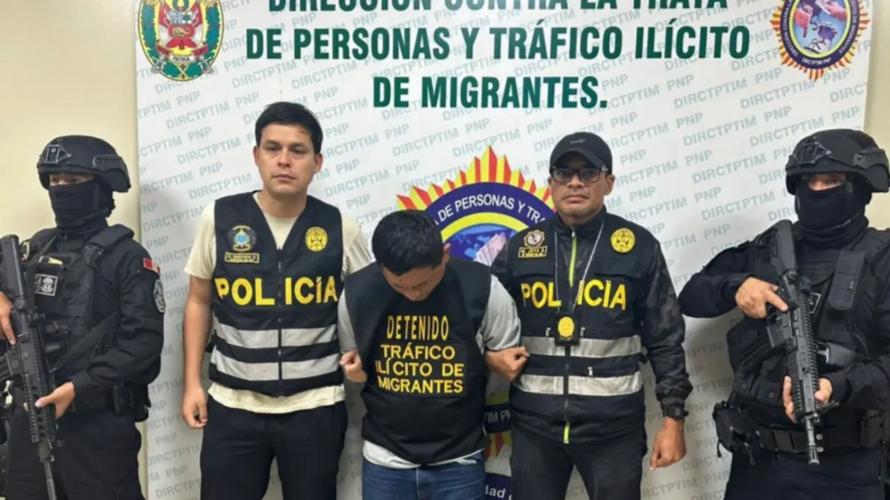 Cristian Hern&aacute;n Yong Granadino (c), alias 'Chuki&acute;, custodiado por integrantes de la Polic&iacute;a Nacional de Per&uacute;