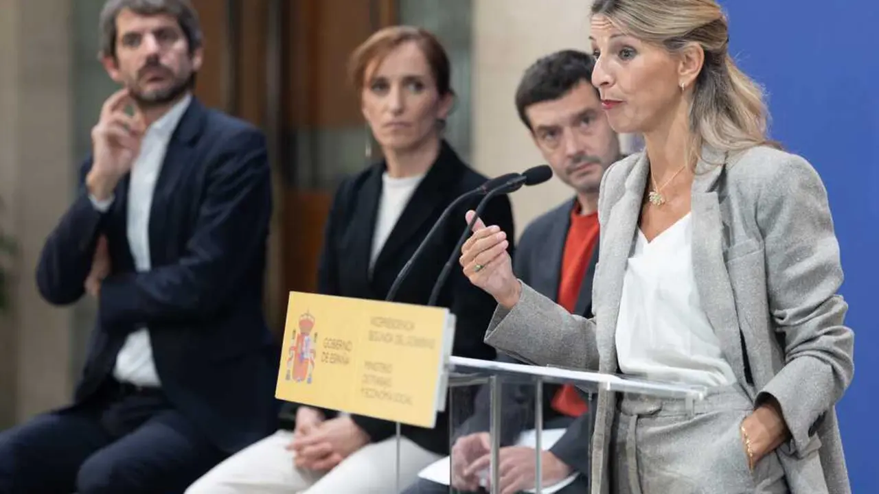 
<p>Asegura que toca "m&aacute;s Estado Social que nunca" en Espa&ntilde;a para blindar una sanidad de calidad</p>
<p>   MADRID, 6 (EUROPA PRESS)</p>
<p>   La vicepresidenta segunda, Yolanda D&iacute;az, ha recriminado que se ha "vaciado" el derecho constitucional a la vivienda, que se ha convertido en una "f&aacute;brica de desigualdad" en el pa&iacute;s, y ha exhortado a acabar con la "especulaci&oacute;n" inmobiliaria que, a su juicio, han permitido PP y PSOE durante los gobiernos anteriores.</p>
<p>   Tambi&eacute;n ha exhortado a desplegar m&aacute;s el Estado Social con sanidad, educaci&oacute;n y empleo de calidad en Espa&ntilde;a, dado que esto tambi&eacute;n es un mandato constitucional claro.</p>
<p>   Durante una comparecencia ante los medios en el acto de la conmemoraci&oacute;n de la Carta Maga en el Congreso, D&iacute;az ha proclamado que ya ha llegado el momento de "actuar" e intervenir en el mercado de la vivienda, dado que el precio del alquiler en muchas ciudades se ha vuelto "imposible".</p>
<p>   En esta l&iacute;nea, D&iacute;az ha desgranado que el art&iacute;culo 47 de la Constituci&oacute;n consagra el derecho fundamental a la vivienda, incidiendo adem&aacute;s en que este precepto adem&aacute;s deja claro que se proh&iacute;be "especular" con ella.</p>
<p>   Sin embargo, la tambi&eacute;n ministra de Trabajo ha lamentado que durante a&ntilde;os se ha producido un "vaciamiento" de este mandato constitucional y "no se ha dejado de especular", convirti&eacute;ndose este derecho "en el principal negocio del pa&iacute;s", algo que ha permitido PP y PSOE.</p>
<p>   Por tanto, ha reclamado medidas para bajar el precio del alquiler y la vivienda en general. Y es que aunque comparte que se tiene que desarrollar el paque p&uacute;blico de pisos, la clave ahora es intervenir el mercado como ha planteado Sumar con una propuesta de decreto que insta a prorrogar contratos que alquiler sin aumento de precio o prohibir la compraventa de vivienda con car&aacute;cter especulativo.</p>
<p>   "Hoy la f&aacute;brica de desigualdad en Espa&ntilde;a se llama vivienda y creo que lo que est&aacute;n esperando los j&oacute;venes y las gentes de bien de este pa&iacute;s, que muestran desafecci&oacute;n hacia el texto constitucional, es que justamente hagamos posible que se arreglen sus problemas muy singularmente el que se refiere al art&iacute;culo 47", ha remachado.</p>
<p>"NECESITAMOS M&Aacute;S ESTADO SOCIAL QUE NUNCA" </p>
<p>   Aparte, D&iacute;az ha subrayado que ante la efem&eacute;ride de la aprobaci&oacute;n de la Constituci&oacute;n espa&ntilde;ola hay que defender las instituciones y la legalidad, pero constatando una reflexi&oacute;n serna y es que la Carta Magna no nace "en los palacios" sino en la calle, por medio de las luchas de la clase obrera, de los estudiantes y de las mujeres "con mucho sufrimiento y mucho dolor".</p>
<p>   Tambi&eacute;n ha ensalzado que tanto la Constituci&oacute;n como el pueblo espa&ntilde;ol es "plurinacional", con muchas "lenguas y culturas", y ha aseverado que el principal texto normativo del pa&iacute;s hablar de un Estado Social que se tiene que potenciar m&aacute;s. "Toca desarrollarlo, necesitamos m&aacute;s Estado Social que nunca", ha ahondado D&iacute;az para agregar que la prioridad es garantizar una sanidad, educaci&oacute;n y mercado laboral de calidad.</p>
      