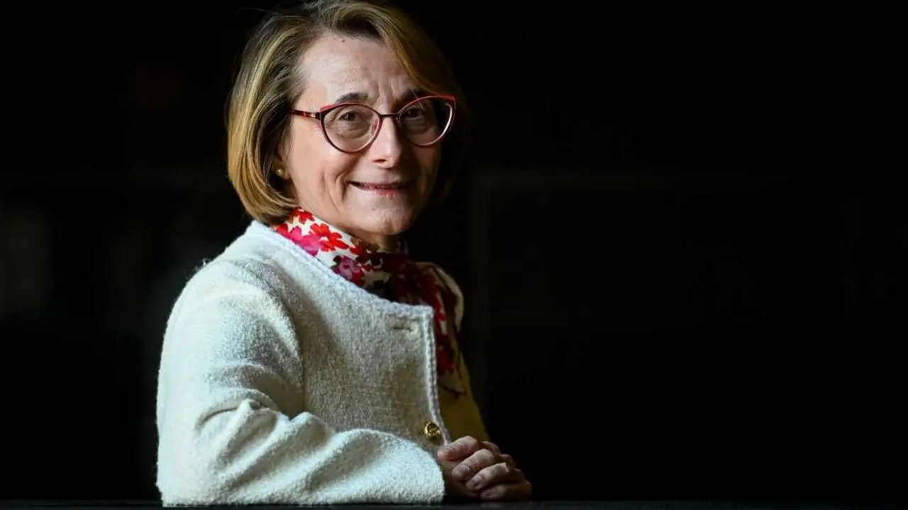 
<p>Pide al Gobierno una financiaci&oacute;n basal para la investigaci&oacute;n: "Nos resulta dif&iacute;cil que la gente venga con las condiciones que tenemos"</p>
<p>   MADRID, 6 (EUROPA PRESS TELEVISI&Oacute;N)</p>
<p>   La presidenta de la Conferencia de Rectores de las Universidades Espa&ntilde;olas (CRUE), Eva Alc&oacute;n, ha advertido de la "grave" situaci&oacute;n que atraviesan las universidades p&uacute;blicas madrile&ntilde;as por la falta de financiaci&oacute;n, motivo por el cual convocaron una huelga de dos d&iacute;as a finales del mes de noviembre.</p>
<p>    "La situaci&oacute;n que est&aacute;n sufriendo no es un tema puntual, hace tiempo que se est&aacute; diagnosticando y es el momento de que, una vez se tenga el diagn&oacute;stico, buscar la soluci&oacute;n", ha se&ntilde;alado Alc&oacute;n en una entrevista a Europa Press.</p>
<p>    La tambi&eacute;n rectora de la Universitat Jaume I, que considera que las universidades p&uacute;blicas de la Comunidad de Madrid ya han llegado a un punto cr&iacute;tico, ha explicado que los rectores madrile&ntilde;os est&aacute;n "preocupados y ocupados" en hablar con la comunidad aut&oacute;noma "para ver hasta qu&eacute; punto se tiene que revertir la situaci&oacute;n que hace a&ntilde;os est&aacute;n sufriendo".</p>
<p>   En t&eacute;rminos generales, esa falta de financiaci&oacute;n supone que las universidades, seg&uacute;n ha subrayado Alc&oacute;n, no pueden dar el servicio p&uacute;blico que les gustar&iacute;a dar.</p>
<p>    "Por ejemplo, nos gustar&iacute;a ofrecer m&aacute;s plazas en aquellas titulaciones en las que hay mucha demanda. En las titulaciones de Medicina no ofrecemos m&aacute;s plazas porque no tenemos recursos suficientes para desdoblar los grupos y atender a m&aacute;s ciudadan&iacute;a. Eso es un problema y hace que aquellas personas que no tengan recursos vean frustradas sus expectativas profesionales y de vida", ha alertado.</p>
<p>   La presidenta de los rectores reconoce que, aunque la situaci&oacute;n en la Comunidad de Madrid "es grave", el tema de la financiaci&oacute;n universitaria es un problema que afecta a las universidades p&uacute;blicas de toda Espa&ntilde;a. "Es un tema que compete a las comunidades aut&oacute;nomas y cada una de las comunidades aut&oacute;nomas est&aacute; revisando estos temas", ha precisado.</p>
<p>    La CRUE, ha agregado, no entra en la relaci&oacute;n de las universidades con sus comunidades aut&oacute;nomas, a no ser que sea un programa estatal: "En ese sentido s&iacute; que hacemos de puente entre el Gobierno y las comunidades aut&oacute;nomas".</p>
<p>    Es el caso del programa Mar&iacute;a Goyri, una colaboraci&oacute;n entre el Gobierno y las comunidades aut&oacute;nomas para la incorporaci&oacute;n de profesores ayudantes doctor a las universidades p&uacute;blicas. "El programa necesitaba una corresponsabilidad y lo que hemos hecho es tender puentes en el Gobierno y las comunidades aut&oacute;nomas para que el proyecto se hiciera una realidad", ha recordado.</p>
<p>   "Est&aacute; tambi&eacute;n pendiente de resolver la financiaci&oacute;n de las comunidades aut&oacute;nomas y eso es un tema que tienen que hablar entre el Gobierno y las comunidades aut&oacute;nomas para llegar a una soluci&oacute;n a esa infrafinanciaci&oacute;n. Una vez se resuelva este tema, las comunidades aut&oacute;nomas, ese dinero que reciban, lo destinen a las universidades y, eso s&iacute;, ya es una voluntad de cada una de las comunidades aut&oacute;nomas", ha aseverado Alc&oacute;n.</p>
<p>DAR "UN PASO DECIDIDO" PARA ALCANZAR EL 1% DEL PIB </p>
<p>   Asimismo, ha advertido de que alcanzar el 1% del Producto Interior Bruto de financiaci&oacute;n universitaria para 2030, tal y como mandata la Ley de Universidades (LOSU), "es urgente". "Ahora es el momento de dar un paso decidido para ver c&oacute;mo podemos avanzar en esa direcci&oacute;n", ha comentado.</p>
<p>   Aunque reconoce que ha habido un incremento en el presupuesto destinado a la ciencia en Espa&ntilde;a, Alc&oacute;n ha reclamado a la Administraci&oacute;n establecer una financiaci&oacute;n basal para la investigaci&oacute;n que complemente a las convocatorias competitivas, con el objetivo de dar "continuidad" a los grupos de investigaci&oacute;n.</p>
<p>   "Las condiciones econ&oacute;micas que las universidades podemos ofrecer a personal de otros pa&iacute;ses son m&aacute;s limitadas y, por lo tanto, nos resulta m&aacute;s dif&iacute;cil que la gente venga a nuestras universidades con las condiciones que tenemos", ha lamentado.</p>
<p>    A pesar de que la inversi&oacute;n en las universidades espa&ntilde;olas est&aacute; por debajo de la que reciben los pa&iacute;ses de la OCDE y la Uni&oacute;n Europea, Alc&oacute;n ha celebrado que est&eacute;n "atrayendo talento", aunque ha precisado que "queda mucho margen por recorrer".</p>
<p>    En este sentido, ha puesto como ejemplo que las condiciones econ&oacute;micas de los profesores que est&aacute;n trabajando en las universidades de Estados Unidos "son mucho mejores" que las que pueden ofrecer las universidades espa&ntilde;oles. "No podemos competir en salarios de ninguna manera", ha dicho.</p>
<p>    Respecto al conflicto en Gaza, la presidenta de los rectores ha se&ntilde;alado que no se puede "tolerar el genocidio" y ha pedido "no mirar hacia otro lado". "La universidades tienen su autonom&iacute;a universitaria, cada una de las universidades ha decidido qu&eacute; postura va a tomar a ese respecto, pero lo que no podemos estar es mirando hacia otro lado", ha manifestado sobre la ruptura de relaciones con instituciones israel&iacute;es.</p>
<p>    "Hemos trabajado de la mano de los estudiantes para condenar esta masacre, el genocidio que hemos tenido que vivir en este siglo, que nunca tendr&iacute;amos que haberlo vuelto a vivir y se ha vivido", ha concluido Alc&oacute;n.</p>
<p>IM&Aacute;GENES DISPONIBLES EN EUROPA PRESS TELEVISI&Oacute;N</p>
<p>URL DE DESCARGA: <a target="_blank" href="https://www.europapress.tv/sociedad/1033987/1/presidenta-rectores-ve-grave-situacion-universidades-madrid">https://www.europapress.tv/sociedad/1033987/1/presidenta-rectores-ve-grave-situacion-universidades-madrid</a> </p>
<p>TEL&Eacute;FONO DE CONTACTO 91 345 44 06 </p>
      