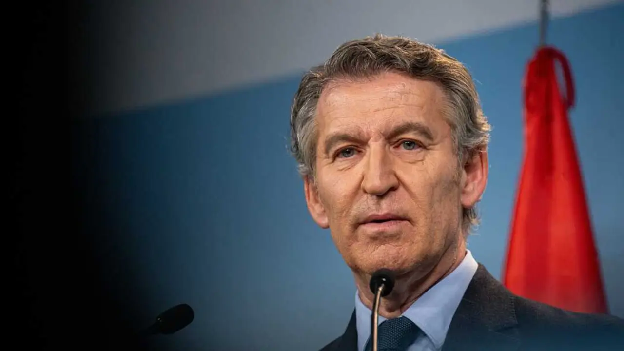 
<p>"Estoy convencido de que el se&ntilde;or Maz&oacute;n nos ha dicho aquello que considera que es verdad y yo no tengo nada m&aacute;s que a&ntilde;adir", a&ntilde;ade</p>
<p>    MADRID, 6 (EUROPA PRESS)</p>
<p>   El l&iacute;der del PP, Alberto N&uacute;&ntilde;ez Feij&oacute;o, ha asegurado este s&aacute;bado, tras revelarse los mensajes de WhatsApp de la exconsejera de Emergencias Salom&eacute; Pradas el d&iacute;a de la dana, que Carlos Maz&oacute;n ha asumido responsabilidades pol&iacute;ticas al presentar su dimisi&oacute;n como presidente de la Generalitat. Seg&uacute;n ha recalcado, el PP ha "pasado p&aacute;gina" en la Presidencia de la Generalitat y ahora hay un nuevo 'president'.</p>
<p>   "El se&ntilde;or Maz&oacute;n ha asumido sus responsabilidades pol&iacute;ticas al m&aacute;ximo nivel. No hay un solo pol&iacute;tico socialista en Espa&ntilde;a que las haya asumido en los &uacute;ltimos a&ntilde;os, el se&ntilde;or Maz&oacute;n s&iacute;", ha declarado Feij&oacute;o a los medios a su llegada al acto de aniversario del 47 cumplea&ntilde;os de la Constituci&oacute;n que se celebra en el Congreso, al que ha asistido acompa&ntilde;ado por varios presidentes auton&oacute;micos del PP.</p>
<p>   Carlos Maz&oacute;n y la exconsellera de Justicia e Interior Salom&eacute; Pradas intercambiaron varios mensajes de WhatsApp el d&iacute;a de la catastr&oacute;fica dana y en uno de ellos, en los que la exconsellera le alertaba esa misma ma&ntilde;ana de que "preocupa" el barranco del Poyo, el ya 'expresident' le respondi&oacute;: "Cojonudo", seg&uacute;n se desprende del listado de mensajes que ha entregado Pradas a la juez que investiga la riada del 29 de octubre de 2024.</p>
<p>   Al ser preguntado por esos mensajes que ponen en entredicho la versi&oacute;n de Maz&oacute;n al evidenciar que la Generalitat ya era consciente de la gravedad de la situaci&oacute;n a primera hora de la tarde y hab&iacute;a informaci&oacute;n del barranco del Poyo, Feij&oacute;o ha evitado entrar en valorar esos WhatsApp y si hay uno y otro "comentario" y ha dicho que ya hay un nuevo presidente de la Generalitat.</p>
<p>RECUERDA QUE MAZ&Oacute;N HA COMPARECIDO EN SEDE PARLAMENTARIA</p>
<p>   As&iacute;, ha indicado que Juanfran P&eacute;rez Llorca, que le ha acompa&ntilde;ado al acto de la Constituci&oacute;n en el Congreso, acaba de ser votado en las Cortes valencianas como presidente de la Generalitat. "Le puedo asegurar que el Partido Popular ha pasado p&aacute;gina definitiva en la Generalitat con un nuevo candidato previo a la dimisi&oacute;n del se&ntilde;or Maz&oacute;n", ha apostillado.</p>
<p>   El l&iacute;der del PP ha indicado que Maz&oacute;n ha realizado declaraciones sobre lo ocurrido, ha comparecido en las Cortes valencianas y en la comisi&oacute;n de investigaci&oacute;n del Congreso de los Diputados sobre la dana.</p>
<p>    "Y en consecuencia estoy convencido de que el se&ntilde;or Maz&oacute;n nos ha dicho aquello que considera que es verdad y yo no tengo nada m&aacute;s que a&ntilde;adir", ha finalizado el presidente de los 'populares' ante los medios de comunicaci&oacute;n.</p>
      