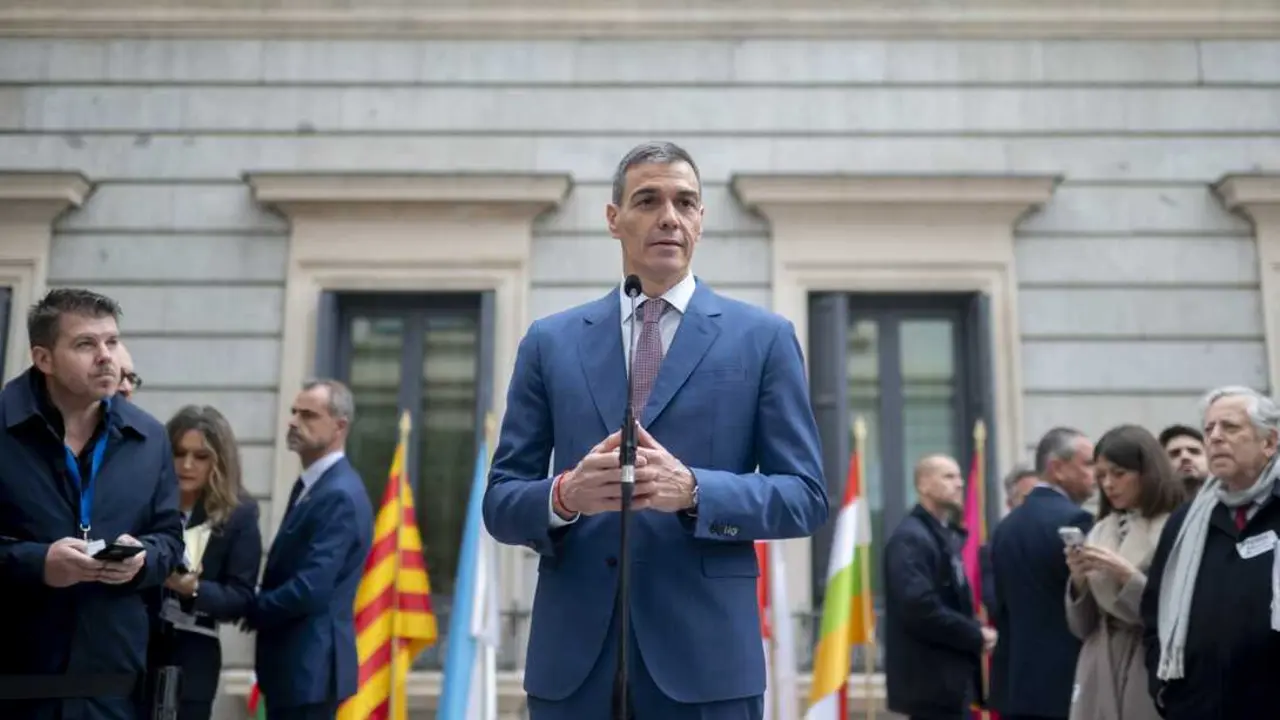 
<p>   MADRID, 6 (EUROPA PRESS TELEVISI&Oacute;N)</p>
<p>   El presidente del Gobierno, Pedro S&aacute;nchez, ha reivindicado este s&aacute;bado la protecci&oacute;n a la sanidad p&uacute;blica recogida en la Constituci&oacute;n al tiempo que ha cargado contra los "recortes" y "privatizaciones" que a su juicio aplican las comunidades aut&oacute;nomas gobernadas por el Partido Popular.</p>
<p>   El jefe del Ejecutivo ha hecho estas declaraciones a su llegada al acto conmemorativo del 47&ordm; aniversario de la Constituci&oacute;n Espa&ntilde;ola, en la C&aacute;mara Baja. Se producen adem&aacute;s en plena pol&eacute;mica por el caso del Hospital de Torrej&oacute;n despu&eacute;s de la publicaci&oacute;n de unos audios en los que un directivo de la empresa gestora hablaba de hacer aumentar las lista de espera y rechazar pacientes no rentables para incrementar los beneficios.</p>
<p>   As&iacute;, S&aacute;nchez ha querido reivindicar el art&iacute;culo 43 de la Carta Magna, que reconoce el derecho a la protecci&oacute;n de la salud y se&ntilde;ala que los poderes p&uacute;blicos son los responsables de organizar y tutelar la salud p&uacute;blica.</p>
<p>   "Ante los recortes, los aumentos de la lista de espera, y tambi&eacute;n las privatizaciones que se est&aacute;n haciendo por parte de la administraci&oacute;n del PP, ah&iacute; donde gobiernan, el art&iacute;culo 43 lo que hace es consagrar el derecho a la salud p&uacute;blica de todos, y no el derecho a la privada", ha manifestado.</p>
<p>   En ese sentido, ha reprochado que las privatizaciones se hacen siempre a favor de "las mismas empresas afines" a los gobiernos del PP con el objetivo de "llenar su cuenta de resultados". Por tanto se ha comprometido a hacer todo lo que est&eacute; en su mano y utilizar "todas las herramienta del Estado" para defender ese art&iacute;culo 43 y "hacer realidad una sanidad p&uacute;blica, gratuita, universal y equitativa".</p>
<p> IM&Aacute;GENES DISPONIBLES EN EUROPA PRESS TELEVISI&Oacute;N</p>
<p>URL DE DESCARGA: <a target="_blank" href="https://www.europapress.tv/politica/1034064/1/sanchez-defiende-proteger-salud-publica-recogida-constitucion-privatizacion-pp">https://www.europapress.tv/politica/1034064/1/sanchez-defiende-proteger-salud-publica-recogida-constitucion-privatizacion-pp</a> </p>
<p>TEL&Eacute;FONO DE CONTACTO 91 345 44 06 </p>
      