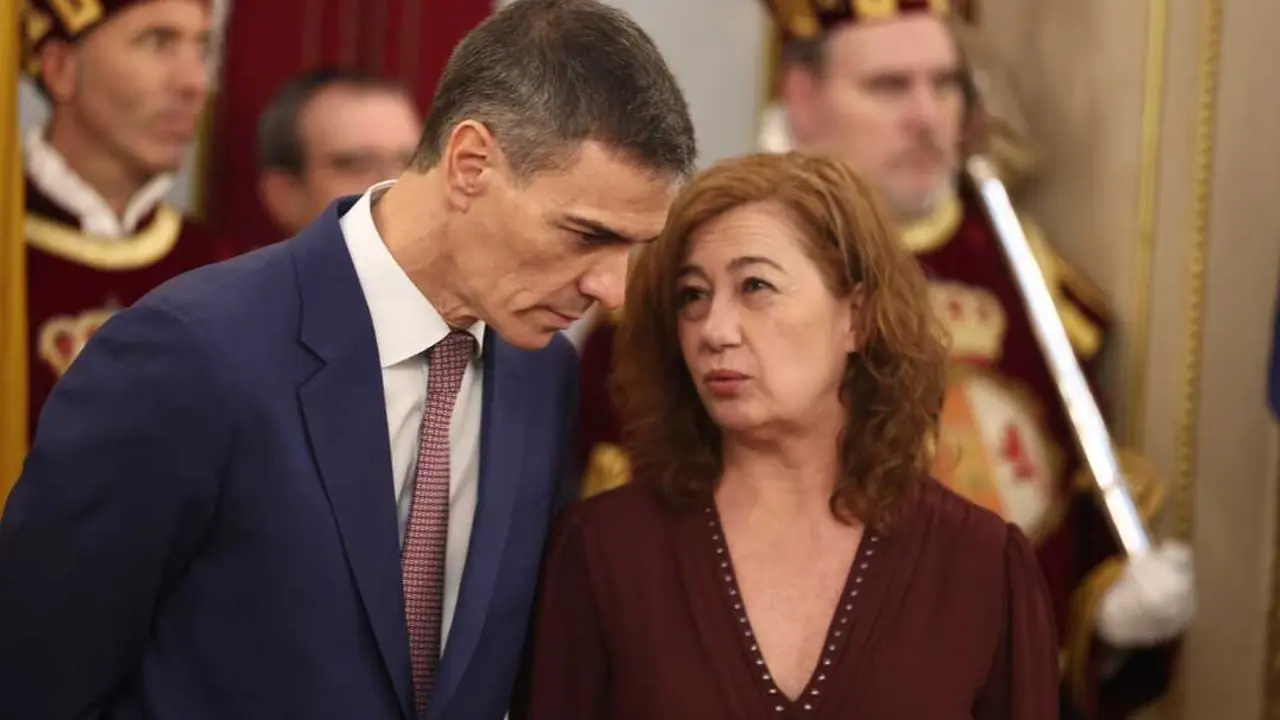 
<p>Dice que no hay contactos con Junts y solo habr&aacute; cambios "puntuales" de ministros por las elecciones auton&oacute;micas</p>
<p>   MADRID, 6 (EUROPA PRESS)</p>
<p>   El presidente del Gobierno, Pedro S&aacute;nchez, ha reiterado su intenci&oacute;n de agotar la legislatura y convocar las pr&oacute;ximas elecciones generales en el a&ntilde;o 2027 y considera que cuenta con apoyos para sacar algunas iniciativas en el Congreso de los Diputados.</p>
<p>   Pese a la ruptura anunciada por Junts, que asegur&oacute; que no negociar&aacute; m&aacute;s con el Gobierno por incumplir los acuerdos firmados en 2023, y a pesar de que sus votos son imprescindibles para sacar adelante cualquier votaci&oacute;n, S&aacute;nchez considera que tendr&aacute; apoyo para ganar votaciones.</p>
<p>   No obstante asegura que en este momento no hay contactos entre los socialistas y los de Carles Puigdemont y pide "paciencia", pero reitera su prop&oacute;sito de completar los cuatro a&ntilde;os de legislatura para poder culminar la ejecuci&oacute;n de los fondos europeos y consolidar la normalizaci&oacute;n en Catalu&ntilde;a.</p>
<p>   Sobre el proyecto de Presupuestos Generales del Estado (PGE), tanto S&aacute;nchez como Montero se mantienen firmes en su decisi&oacute;n de presentarlos, aunque los pierdan, y seguir&aacute; buscando apoyos para aprobarlos.</p>
<p>   Tambi&eacute;n se ha referido a Junts la vicepresidenta primera, Mar&iacute;a Jes&uacute;s Montero, quien da por hecho que las relaciones con los de Puigdemont s&oacute;lo podr&aacute;n recomponerse, en su caso, si se produce su vuelta a Espa&ntilde;a. La sentencia del Tribunal Constitucional que esperan d&eacute; v&iacute;a libre a su regreso se espera para la pr&oacute;xima primavera, por lo que Montero no espera cambios en Junts durante los primeros meses de 2026.</p>
<p>   Eso s&iacute;, ya avanza que si Puigdemont vuelve y el partido decide reconciliarse con el Gobierno de coalici&oacute;n, podr&aacute;n volver a presentar los Presupuestos, aunque se hubieran rechazado antes, para volver a probar suerte y ver si pueden salir adelante.</p>
<p>   Respecto al resto de socios de investidura, S&aacute;nchez considera que hay una amplia mayor&iacute;a de grupos que quieren agotar la legislatura al igual que &eacute;l.</p>
<p>SATISFECHO CON TODOS SUS MINISTROS</p>
<p>   Por otro lado, ante los previsibles cambios de ministros en su Gobierno ante las sucesivas elecciones auton&oacute;micas, S&aacute;nchez asegura que est&aacute; satisfecho con el trabajo realizado por todos sus ministros y solo acometer&aacute; cambios puntuales en el momento oportuno.</p>
<p>   El presidente se ver&aacute; obligado a sustituir a media docena de ministros que tambi&eacute;n son candidatos auton&oacute;micos del PSOE: En 2026 saldr&aacute; del Gobierno la vicepresidenta primera Mar&iacute;a Jes&uacute;s Montero por los comicios en Andaluc&iacute;a y previsiblemente Pilar Alegr&iacute;a ante el probable adelanto electoral en Arag&oacute;n.</p>
<p>   En la misma situaci&oacute;n est&aacute;n Diana Morant en la Comunidad Valenciana, &Oacute;scar L&oacute;pez en Madrid y &Aacute;ngel V&iacute;ctor Torres en Canarias, aunque pueden continuar en el Gobierno hasta 2027 si no hay anticipo en estas regiones.</p>
<p>   Dos a&ntilde;os y medio despu&eacute;s de las elecciones generales del 23J , Pedro S&aacute;nchez hace un balance de una legislatura muy complicada en la que sin embargo ha ganado todas las batallas importantes, defiende, y ha conseguido lograr avances y aportar estabilidad al pa&iacute;s.    </p>
      