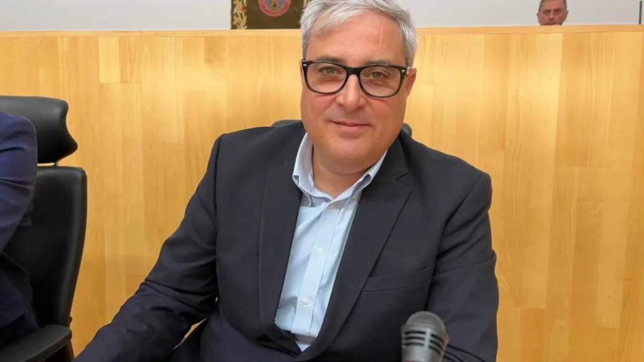 
<p>    M&Aacute;LAGA, 6 (EUROPA PRESS)</p>
<p>   Unas 300 mujeres han respaldado ya el manifiesto que promovi&oacute; este pasado jueves la Secretaria de Igualdad del PSOE de M&aacute;laga en el que expresaba "de manera clara y contundente" su condena "absoluta a cualquier forma de acoso, violencia o conducta machista, venga de quien venga y ocurra donde ocurra", tras la denuncia de una militante socialista de Torremolinos (M&aacute;laga) contra el secretario general del PSOE Local, Antonio Navarro, por presunto acoso sexual. "Ni una mujer sola, ni una agresi&oacute;n sin respuesta", apostilla el texto.</p>
<p>   En concreto, el manifiesto que promueve la Secretar&iacute;a de Igualdad del PSOE de M&aacute;laga, que dirige Yolanda Florido, ha sido respaldado, entre otras, por hist&oacute;ricas del socialismo malague&ntilde;o como Marisa Bustinduy, Chiqui Guti&eacute;rrez del &Aacute;lamo, Emelina Fern&aacute;ndez, Amparo Bilbao, Rosa Torres, Remedios Martel, Paloma Alonso y Pilar Oriente.</p>
<p>   Tambi&eacute;n por alcaldesas como Antonia Garc&iacute;a, Maril&oacute; Narv&aacute;ez y Sagrario Fern&aacute;ndez; las diputadas nacionales Mari Nieves Ram&iacute;rez e Isabel P&eacute;rez; las parlamentarias andaluzas Alicia Murillo e Isabel Aguilera; y las diputadas provinciales Desir&eacute; Cort&eacute;s y Patricia Alba.</p>
<p>   De igual modo, tambi&eacute;n por las concejalas en el Ayuntamiento de M&aacute;laga Rosa del Mar Rodr&iacute;guez y Carmen Mart&iacute;n; la exsenadora Estefan&iacute;a Mart&iacute;n Palop, la exparlamentaria Beatriz Rubi&ntilde;o, la exviceconsejera Montse Reyes, la ex diputada nacional Bego&ntilde;a Tundidor, referentes feministas como Meli Galarza y Andrea Barbotta e integrantes de la ejecutiva provincial del PSOE como Ana Villarejo, Emma Molina, y Soraya Garc&iacute;a. El manifiesto lo han apoyado mujeres socialistas de todas las commarcas de la provincia.</p>
<p>   As&iacute;, en el citado escrito muestran su "apoyo total, sincero y 'sororo' a la compa&ntilde;era que ha tenido la valent&iacute;a de denunciar los hechos acontecidos".</p>
<p>   En este comunicado, tambi&eacute;n se&ntilde;alan su apoyo "a aquellas mujeres que puedan encontrarse en una situaci&oacute;n similar, dentro o fuera de nuestro partido". "Sabemos que alzar la voz implica un enorme coste emocional, personal y pol&iacute;tico. Por eso afirmamos con fuerza: no est&aacute;s sola. Nunca lo estar&aacute;s. Tampoco lo estar&aacute; ninguna mujer que decida alzar la voz ante una injusticia", a&ntilde;aden.</p>
<p>   "Como mujeres feministas, reafirmamos nuestro compromiso con la construcci&oacute;n de espacios libres de violencia y con la defensa inquebrantable de los derechos de todas. Exigimos que los protocolos internos se apliquen con rigor, rapidez, independencia y sensibilidad, y que se act&uacute;e de forma contundente ante cualquier conducta que contradiga nuestros valores", apuntan.</p>
<p>   Asimismo, indican su apoyo a la decisi&oacute;n de la Direcci&oacute;n Federal del PSOE de suspender cautelarmente de militancia al denunciado, as&iacute; como la petici&oacute;n de la direcci&oacute;n provincial para que ponga a disposici&oacute;n su cargos institucionales.</p>
<p>   "Creemos en un PSOE que sea ejemplo de igualdad, justicia y respeto. Que escuche, acompa&ntilde;e y proteja a quienes denuncian. Que no normalice ninguna forma de violencia. Que honre su historia feminista no solo con palabras, sino con hechos", han aseverado, al tiempo que han considerado que "el feminismo no es un discurso decorativo para nosotras: es un compromiso pol&iacute;tico y &eacute;tico que gu&iacute;a nuestra manera de actuar todos los d&iacute;as". "Hoy m&aacute;s que nunca decimos juntas: Ni una mujer sola. Ni una agresi&oacute;n sin respuesta. Ni un paso atr&aacute;s en la lucha feminista", concluyen.</p>
      