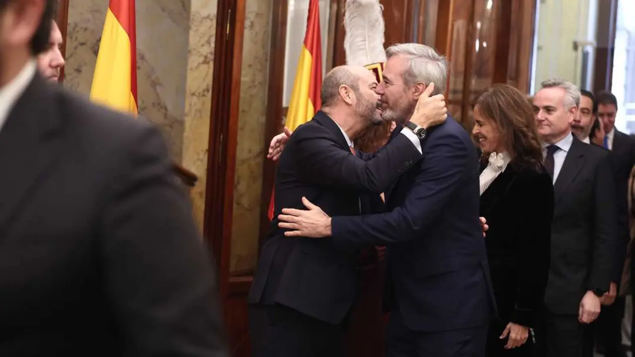 
<p>Dice que ve a Vox en una situaci&oacute;n de "confrontaci&oacute;n" y Feij&oacute;o respalda a su bar&oacute;n subrayando que no puede "ser m&aacute;s claro"</p>
<p>   MADRID, 6 (EUROPA PRESS)</p>
<p>   El presidente del Gobierno de Arag&oacute;n, Jorge Azc&oacute;n, llevar&aacute; a cabo esta pr&oacute;xima semana la ronda de contactos con los diferentes grupos parlamentarios de las Cortes para pulsar los apoyos con los que puede llegar a contar en la negociaci&oacute;n de los presupuestos de la Comunidad, unas cuentas sobre las que considera que "no hay razones objetivas para que no puedan tener los votos suficientes".</p>
<p>   As&iacute; lo ha manifestado este s&aacute;bado, 6 de diciembre, en Madrid a los periodistas en los proleg&oacute;menos del acto de conmemoraci&oacute;n por los 47 a&ntilde;os de la Constituci&oacute;n Espa&ntilde;ola de 1978 en el Congreso de los diputados.</p>
<p>   Azc&oacute;n ha asegurado que har&aacute; "todo lo posible" para lograr los apoyos necesarios para que las cuentas salgan adelante por cuanto "Arag&oacute;n --ha sostenido-- vive un momento de crecimiento econ&oacute;mico, de atracci&oacute;n de inversiones como nunca" y el presupuesto "va a mejorar la calidad de vida de los aragoneses" mediante "incrementos hist&oacute;ricos" en la sanidad, la educaci&oacute;n, los servicios sociales y en nuevos proyectos "que mejoran la econom&iacute;a" de la comunidad.</p>
<p>   Un planteamiento que, a su juicio, deber&iacute;a provocar una uni&oacute;n entre las fuerzas porque el momento que vive Arag&oacute;n exige unos presupuestos. De lo contrario, ha advertido, "lo l&oacute;gico es que se convoquen elecciones".</p>
<p>"LA RESPONSABILIDAD ES DE TODOS"</p>
<p>   "Si no somos capaces de ver lo que ocurre pol&iacute;ticamente en este pa&iacute;s y que la prioridad pasa por que en Arag&oacute;n sigan yendo las cosas bien y porque haya un cambio pol&iacute;tico en Espa&ntilde;a, pues evidentemente convocaremos elecciones", ha reiterado. Una posibilidad cuyo calendario ha declinado avanzar para centrarse en las reuniones de la semana que viene.</p>
<p>   Preguntado por los medios de comunicaci&oacute;n por la "incapacidad" que le ha reprochado la portavoz parlamentaria de Vox en el Congreso, Pepa Mill&aacute;n, para aprobar los presupuestos, Azc&oacute;n ha eludido la confrontaci&oacute;n y se ha limitado a se&ntilde;alar que "la responsabilidad es de todos", y que el PP, al carecer de una mayor&iacute;a propia, hablar&aacute; con todos los grupos, pero especialmente "con aquellos partidos pol&iacute;ticos que a los aragoneses les dieron la responsabilidad de cambiar".</p>
<p>   "Creo que durante este tiempo lo hemos hecho bien, creo que la comunidad aut&oacute;noma se encuentra en un buen momento y que no hay razones en Arag&oacute;n para que no se aprueben unos presupuestos", ha defendido.</p>
<p>   S&iacute; ha entrado Azc&oacute;n a la cuesti&oacute;n deslizada por Vox de condicionar su apoyo al PP en Extremadura a la salida de la candidata Mar&iacute;a Guardiola. Azc&oacute;n ha reivindicado que la democracia "se basa en entender el pluralismo pol&iacute;tico y en respetar a todos", lo que a su entender pasa por "respetar a los adversarios pol&iacute;ticos". "Nos va mejor cuando nos respetamos y cuando respetamos las decisiones del resto de los partidos pol&iacute;ticos", sostiene.</p>
<p>    Y, llevando el asunto tambi&eacute;n a la situaci&oacute;n de Arag&oacute;n, ha afirmado que "la democracia consiste en que nos pongamos de acuerdo cuando no hay una mayor&iacute;a y eso pasa por el m&iacute;nimo com&uacute;n para que podamos seguir transformando y mejorando nuestra sociedad".</p>
<p>   "Creo que merecer&iacute;a la pena que todos tuvi&eacute;ramos las prioridades claras. Las del PP son indudables: hay que cambiar el Gobierno de Espa&ntilde;a, y Vox tiene que saber si quiere cambiarlo y quiere cambiar a Pedro S&aacute;nchez o quiere bloquear las comunidades aut&oacute;nomas en las que gobierna el PP porque creo que es incompatible", ha advertido a la formaci&oacute;n de Santiago Abascal.</p>
<p>SE BARAJA QUE LAS ELECCIONES SEAN EN FEBRERO</p>
<p>   Posteriormente, en una charla informal con periodistas por el 47 aniversario de la Carta Magna, Azc&oacute;n ha se&ntilde;alado que ve a Vox en una posici&oacute;n de "confrontar" y el debate lo considera "ideol&oacute;gico". En todo caso, ha insistido en que su objetivo es gobernar Arag&oacute;n, en primer lugar, y cambiar el Gobierno de Espa&ntilde;a, en segundo.</p>
<p>   Y por eso es que se muestra optimista en aprobar los presupuestos porque no quiere elecciones. Eso s&iacute;, ha comentado que si al presidente del Ejecutivo, Pedro S&aacute;nchez, le dieran las encuestas lo que le dan a &eacute;l en Arag&oacute;n, "convocar&iacute;a elecciones".</p>
<p>   En el mismo escenario, y en otra charla informal, el propio presidente del PP, Alberto N&uacute;&ntilde;ez Feij&oacute;o ha admitido que Azc&oacute;n "no ha podido ser m&aacute;s claro", en alusi&oacute;n a sus declaraciones esta misma ma&ntilde;ana avisando que si no se aprueban los presupuestos, habr&aacute; elecciones. Fuentes del PP ya apuntan a la posibilidad de que esa cita con las urnas sea en febrero.</p>
      