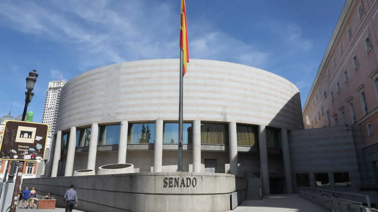 
<p>    MADRID, 7 (EUROPA PRESS)</p>
<p>   El gasto de los desplazamientos de los senadores con cargo al presupuesto de la C&aacute;mara Alta ha ascendido a unos 2,7 millones de euros durante los nueve primeros meses de 2025, lo que supone la segunda cifra m&aacute;s alta en los diez a&ntilde;os desde que se tienen datos. Hay que tener en cuenta que en este per&iacute;odo hay dos meses inh&aacute;biles --enero y agosto-- en los que no hay actividad parlamentaria ordinaria.</p>
<p>   Seg&uacute;n las cifras recopiladas por Europa Press, el Senado ha reducido un 7% el gasto por viajes de sus se&ntilde;or&iacute;as respecto al a&ntilde;o anterior por estas fechas, aunque estos datos marcan el segundo puesto en el r&aacute;nking hist&oacute;rico con motivo del incremento de la actividad parlamentaria.</p>
<p>   Y es que la C&aacute;mara Alta ha detallado recientemente los datos del tercer trimestre de 2025, que ascienden a 735.356,92 euros. Estos gastos est&aacute;n divididos entre los viajes parlamentarios, pol&iacute;ticos y oficiales de los senadores, y tambi&eacute;n se incluyen los gastos de gesti&oacute;n, de cancelaci&oacute;n y de cambio de billetes, as&iacute; como los billetes emitidos pendientes de utilizaci&oacute;n.</p>
<p>   El Senado corre con los gastos de los viajes de los senadores en los medios de transporte colectivo (avi&oacute;n, tren, autob&uacute;s o barco) para el desempe&ntilde;o de su actividad parlamentaria, para realizar actividades de naturaleza pol&iacute;tica, sectorial o de representaci&oacute;n institucional, as&iacute; como tambi&eacute;n los viajes oficiales que se realicen en representaci&oacute;n del Senado.</p>
<p>   Asimismo, el Senado entrega a los parlamentarios una 'Tarjeta-Taxi' con un cr&eacute;dito m&aacute;ximo anual de 3.000 euros, v&aacute;lida para cubrir sus desplazamientos en la Comunidad de Madrid, y, en caso del uso del propio autom&oacute;vil, se abonan 0,25 euros por kil&oacute;metro, as&iacute; como, en su caso, los importes de los peajes de autopistas.</p>
<p>CON DOS MESES INH&Aacute;BILES</p>
<p>   Cabe recordar que en este per&iacute;odo ha habido dos meses inh&aacute;biles por per&iacute;odos vacacionales, enero y agosto, en los cuales no hay actividad parlamentaria ordinaria.</p>
<p>   En comparaci&oacute;n con el mismo per&iacute;odo de otros a&ntilde;os, los nueve primeros meses de 2024 se saldaron con un gasto total de 2.921.267,36 euros en viajes, mientras que el gasto en 2023 fue de 1.826.444,5 euros y el de 2022 fue de 2.069.327,02 euros.</p>
<p>   En 2020, cuando estall&oacute; la pandemia de la Covid-19 y se cerr&oacute; casi por completo la actividad presencial en la C&aacute;mara Alta, los gastos fueron de 1.000.570,44 euros. En 2021, cuando a&uacute;n hab&iacute;an ciertas restricciones, los costes ascendieron a 1.495.368,52 euros.</p>
<p>   En 2019, el &uacute;ltimo a&ntilde;o antes de la pandemia, los gastos en viaje de los senadores durante tres trimestres fueron de 1.362.853,74 euros. En 2018 (2.343.775,4 euros), en 2017 (2.106.744,77 euros), 2016 (1.305.659,19 euros) y 2015 (2.127.007,83 euros) nunca se super&oacute; la barrera de los 2,7 millones de este a&ntilde;o.</p>
      