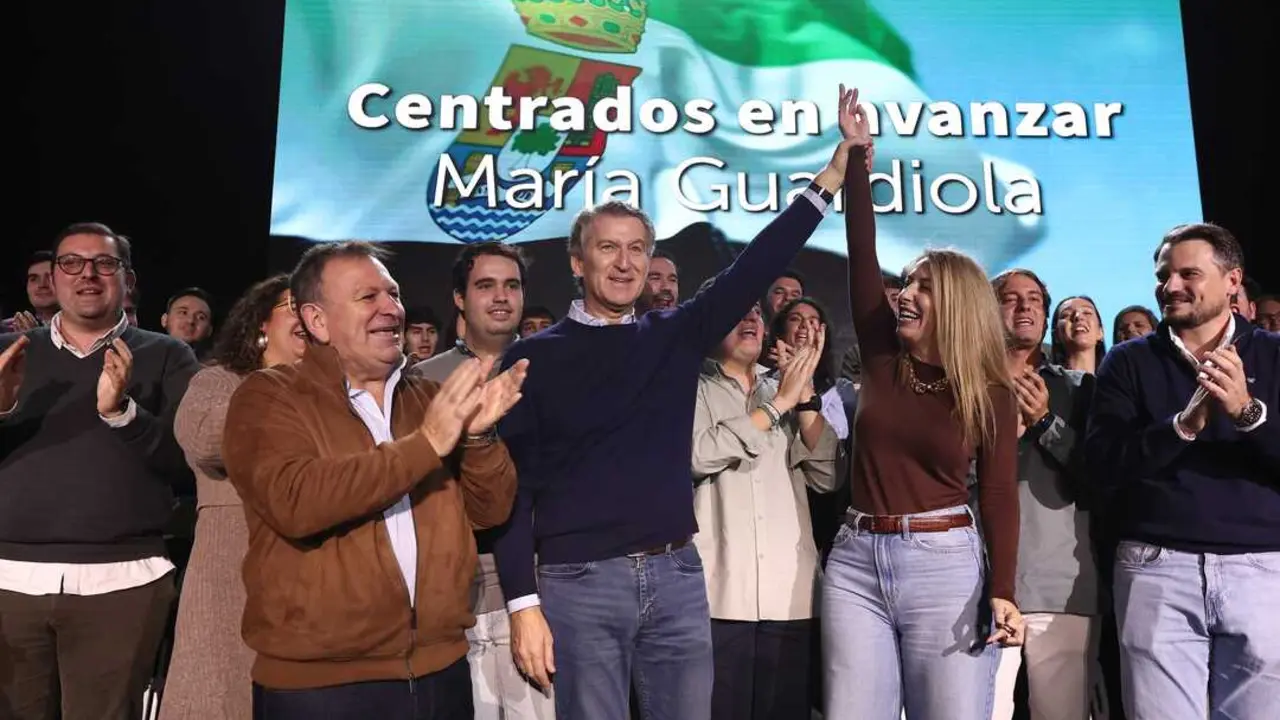 
<p>Se lanzan a por el voto "decepcionado" con el PSOE y achacan la intensa agenda de Abascal a que el candidato de Vox "no es conocido"</p>
<p>   MADRID, 7 (EUROPA PRESS)</p>
<p>   El l&iacute;der del PP, Alberto N&uacute;&ntilde;ez Feij&oacute;o, y la presidenta de la Junta de Extremadura, Mar&iacute;a Guardiola, afrontan las elecciones extreme&ntilde;as del 21 de diciembre con el objetivo de "fortalecer" la posici&oacute;n del PP en esta comunidad y lograr "m&aacute;s esca&ntilde;os que toda la izquierda", reduciendo la "dependencia de Vox", seg&uacute;n han indicado a Europa Press fuentes del partido.</p>
<p>   Feij&oacute;o, que arranc&oacute; el jueves la campa&ntilde;a con una intensa agenda --program&oacute; en dos d&iacute;as desplazamientos a seis municipios-- volver&aacute; a recalar esta pr&oacute;xima semana en Extremadura para apoyar a Guardiola, con una agenda "paralela" en muchos casos para "peinar" el territorio y llegar a m&aacute;s votantes. El s&aacute;bado 13 se prev&eacute; un mitin central de ambos en pleno ecuador de campa&ntilde;a.</p>
<p>   El PSOE extreme&ntilde;o liderado por Guillermo Fern&aacute;ndez Vara fue el ganador de los comicios del 28 de mayo de 2023 con 242.659 votos (39,9%) y 28 esca&ntilde;os, seguido muy de cerca por el PP, que logr&oacute; tambi&eacute;n 28 diputados (38,84%) pero unos seis mil votos menos. Entonces, Vox logr&oacute; cinco esca&ntilde;os y tuvo la llave, pero ahora pretende aumentar su representaci&oacute;n y tener de nuevo un papel clave.</p>
<p>   "En 2023 el PP fue segunda fuerza y ahora queremos ser primeros. En el 2023 no ten&iacute;amos m&aacute;s esca&ntilde;os que toda la izquierda junta y ahora aspiramos a ello. En el 2023 necesitamos el s&iacute; de Vox en la investidura y ahora aspiramos a reducir la dependencia de Vox", han admitido fuentes de la direcci&oacute;n del PP, que esperan que solo haga falta la abstenci&oacute;n de los de Santiago Abascal y no un s&iacute; expreso como hace dos a&ntilde;os y medio.</p>
<p>   En 'G&eacute;nova' recuerdan que el Partido Popular solo ha ganado una vez en Extremadura, en 2011, despu&eacute;s de que la abstenci&oacute;n de Izquierda Unida permitiera gobernar al 'popular' Jos&eacute; Antonio Monago, que hab&iacute;a logrado 32 esca&ntilde;os frente a los 30 diputados del PSOE.</p>
<p>"A POR EL CENTRO POL&Iacute;TICO"</p>
<p>   Pese a que el PP asume que Vox va a crecer en Extremadura --el CIS pronostica que puede lograr entre 10 o 12 esca&ntilde;os frente a los cinco actuales--, conf&iacute;a en que los de Abascal no sean decisivos en la gobernabilidad. "La dependencia va a ser menor", aseguran en el equipo de Feij&oacute;o, donde aspiran a que solo haga falta su abstenci&oacute;n para que el PP revalide la Presidencia de la Junta de Extremadura.</p>
<p>   En el PP est&aacute;n convencidos de que pueden captar votos en el caladero del PSOE porque hay "muchos votantes socialistas decepcionados" con Pedro S&aacute;nchez, ya no solo por los esc&aacute;ndalos de corrupci&oacute;n sino por asuntos como el 'caso Salazar' tras las denuncias de acoso sexual. De hecho, este asunto se ha convertido en uno de los temas clave que van a explotar Feij&oacute;o y Guardiola en la campa&ntilde;a extreme&ntilde;a.</p>
<p>   "Nunca hemos escondido que hemos venido aqu&iacute; a competir por el centro. Nuestro objetivo es quitarle votos y esca&ntilde;os a la izquierda en Extremadura y a los de Pedro S&aacute;nchez en Espa&ntilde;a. Y lo estamos consiguiendo", aseguran fuentes de la c&uacute;pula del PP.</p>
<p> "S&Aacute;NCHEZ Y ABASCAL NECESITAN AYUDAR A REMONTAR A SUS MARCAS</p>
<p>   El PP considera que Mar&iacute;a Guardiola "puede pasear" por Extremadura con sus consejeros y "exhibir gesti&oacute;n" frente a la "pinza" que, a su juicio, representan el PSOE extreme&ntilde;o que lidera Miguel &Aacute;ngel Gallardo y Vox. De hecho, en 'G&eacute;nova' achacan la intensa agenda de campa&ntilde;a de Santiago Abascal a que su candidato, &Oacute;scar Fern&aacute;ndez, "no es conocido".</p>
<p>    "En el caso del PSOE, su candidato procesado es conocido de m&aacute;s. Y en el caso de Vox, el candidato es conocido de menos. Por eso S&aacute;nchez y Abascal necesitan ayudar a remontar a sus marcas en Extremadura", sentencian fuentes 'populares'.</p>
<p>EL "ENCHUFE" DEL HERMANO DE S&Aacute;NCHEZ Y EL CIERRE DE ALMARAZ</p>
<p>   Aparte de buscar el voto femenino en Extremadura atacando al PSOE por el 'caso Salazar', los fallos en las pulseras antimaltrato o la ley del 's&iacute; es s&iacute;', el cierre de la central nuclear de Almaraz (C&aacute;ceres) ser&aacute; otro eje clave de la campa&ntilde;a del PP, con cr&iacute;ticas a la postura de S&aacute;nchez y Gallardo.</p>
<p>   Adem&aacute;s, el PP cargar&aacute; contra el PSOE por el "enchufe" al hermano del presidente del Gobierno en la Diputaci&oacute;n de Badajoz. "&iquest;Hab&eacute;is visto a S&aacute;nchez realmente preocupado alguna vez por Extremadura? Yo, una vez. Solo le preocup&oacute; el enchufe de su hermano con el dinero de los extreme&ntilde;os", exclam&oacute; el viernes en una comida mitin en Pinofranqueado (C&aacute;ceres).</p>
<p>   El candidato socialista a la Presidencia de la Junta de Extremadura est&aacute; pendiente de sentarse en el banquillo por un presunto delito de prevaricaci&oacute;n y tr&aacute;fico de influencias. Esta semana, la Audiencia de Badajoz ha retrasado de febrero a mayo el juicio contra el hermano de Pedro S&aacute;nchez y Miguel &Aacute;ngel Gallardo.</p>
<p>   Las elecciones en Extremadura ser&aacute;n el primer term&oacute;metro del nuevo ciclo electoral que se abre este 21 de diciembre y servir&aacute;n para medir las fuerzas de Feij&oacute;o y de S&aacute;nchez. Despu&eacute;s le seguir&aacute;n las elecciones en Castilla y Le&oacute;n, previstas para marzo de 2026, y las elecciones andaluzas, que tendr&aacute;n lugar antes de que finalice junio.</p>
      