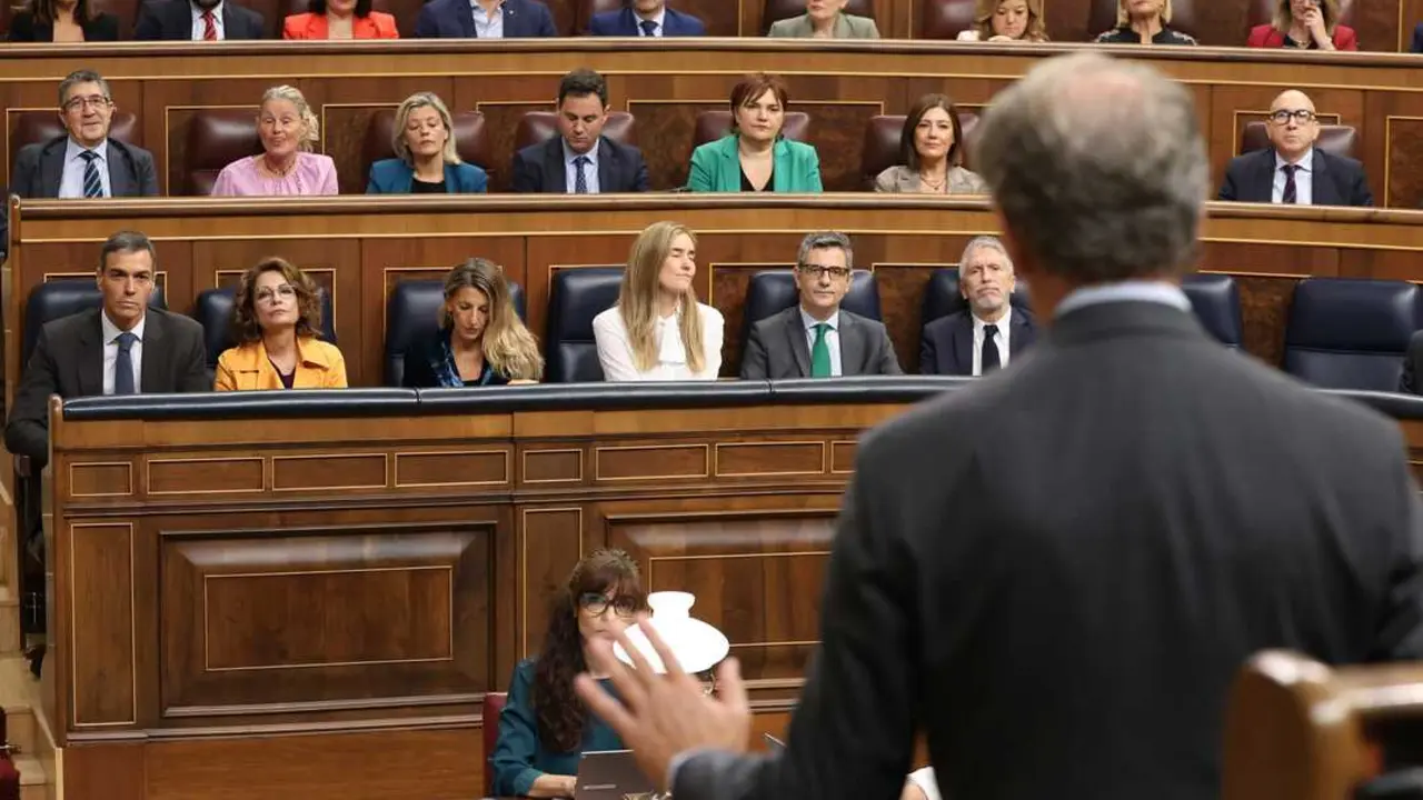 
<p>    MADRID, 7 (EUROPA PRESS)</p>
<p>   La Comisi&oacute;n Mixta de Seguridad Nacional debatir&aacute; este martes dos mociones del PP centradas en exigir al Gobierno un tratamiento "riguroso y no propagand&iacute;stico" de la desinformaci&oacute;n, as&iacute; como medidas para detectar y neutralizar bulos y campa&ntilde;as que a su juicio se impulsan desde el entorno del Gobierno como el reciente bulo de la bomba lapa que se achac&oacute; a un mando de la UCO</p>
<p>   Las proposiciones no de ley (PNL) piden poner fin a lo que describen como "ideologizaci&oacute;n" de los informes oficiales, elaborar un nuevo an&aacute;lisis sin sesgos y reforzar los mecanismos de respuesta ante bulos vinculados a operaciones de seguridad o actuaciones policiales.</p>
<p>   La primera propuesta, registrada por el Grupo Popular en el Congreso, solicita abordar el problema de la desinformaci&oacute;n "con rigor y sentido de Estado", acabar con la "ideologizaci&oacute;n y propaganda progubernamental" de los informes y foros sobre desinformaci&oacute;n impulsados desde el Gobierno y desde el Departamento de Seguridad Nacional, realizar un nuevo Informe sobre desinformaci&oacute;n "basado en datos e informaci&oacute;n y sin sesgos ideol&oacute;gicos" y garantizar que cualquier estrategia nacional contra la desinformaci&oacute;n se elabore con "criterios objetivos y cient&iacute;ficos".</p>
<p>    El PP critica que los Informes de Seguridad Nacional de 2023 y 2024 "mezclen" desinformaci&oacute;n con discursos del odio y medios de comunicaci&oacute;n, as&iacute; como referencias del Foro contra campa&ntilde;as de desinformaci&oacute;n que vinculan el fen&oacute;meno a ejemplos pol&iacute;ticos, medi&aacute;ticos o sociales. Denuncia que recoja declaraciones del presidente del Gobierno, Pedro S&aacute;nchez, y pasajes de la ponencia marco del 41 Congreso del PSOE, por lo que concluyen que el Ejecutivo "ha convertido un problema real en un instrumento de propaganda contra la oposici&oacute;n".</p>
<p>EXPLICACIONES POR EL 'BULO DE LA BOMBA LAPA'</p>
<p>   La segunda moci&oacute;n pide al Gobierno que "reconozca expresamente la gravedad de la propagaci&oacute;n de bulos sobre supuestas operaciones de seguridad o actuaciones policiales" y que comparezca ante las Cortes para informar de la difusi&oacute;n y validaci&oacute;n p&uacute;blica hecha por algunos ministros del llamado 'bulo de la bomba lapa', en alusi&oacute;n a la noticia falsa de que el exagente de la UCO de la Guardia Civil Juan Vicente Bonilla, contratado ahora por la Comunidad de Madrid, quisiera poner un explosivo a Pedro S&aacute;nchez.</p>
<p>   El PP tambi&eacute;n pide al Ejecutivo conocer las medidas adoptadas para preservar la neutralidad institucional, y que refuerce las capacidades del Sistema de Seguridad Nacional para detectar "y neutralizar campa&ntilde;as de desinformaci&oacute;n impulsadas desde el propio entorno institucional", incluyendo un protocolo de desmentido obligatorio cuando se difundan datos falsos desde esferas gubernamentales. </p>
      