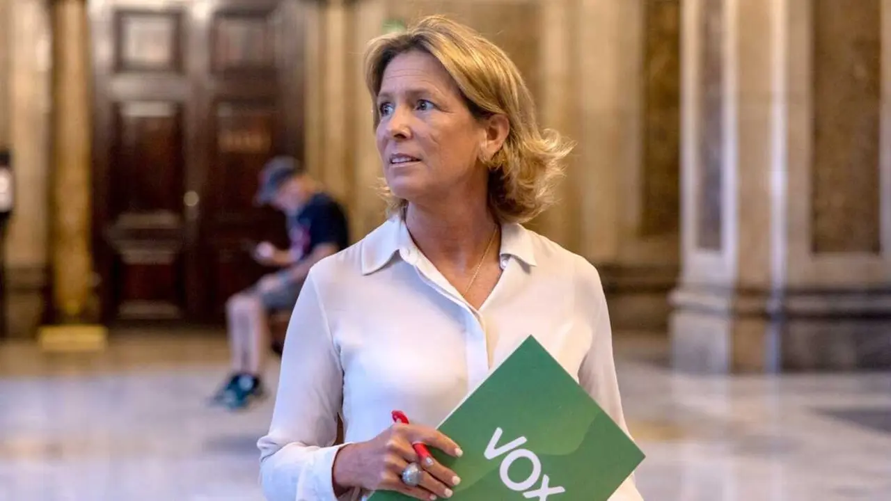 
<p>   MADRID, 7 (EUROPA PRESS)</p>
<p>   La portavoz nacional de Vox en materia de Sanidad, Mar&iacute;a Fuster, ha exigido al Gobierno un estatuto m&eacute;dico propio y que se escuche a los profesionales sanitarios porque "sin ellos no hay sanidad".</p>
<p>   "Basta ya de ignorarles. No est&aacute;n solos. Vox siempre estar&aacute; del lado de los profesionales que se dejan la piel cada d&iacute;a trabajando por ofrecer una calidad asistencial excelente", ha asegurado Mar&iacute;a Fuster este domingo en un v&iacute;deo remitido por la formaci&oacute;n.</p>
<p>    La portavoz, que acudir&aacute; a la huelga de m&eacute;dicos del pr&oacute;ximo martes para apoyar a los sanitarios, ha se&ntilde;alado que los profesionales tras d&eacute;cadas de "vapuleo y ninguneo han dicho basta". "Se acab&oacute; el abusar de su vocaci&oacute;n, se acab&oacute; utilizar su sacrificio, su responsabilidad o su esfuerzo", ha afirmado Fuster.</p>
<p>   "Los m&eacute;dicos quieren ser escuchados y ser los interlocutores de sus propias condiciones laborales. No piden nada que no tengan el resto de los trabajadores", ha defendido.</p>
<p>   Fuster ha criticado que el objetivo de la ministra M&oacute;nica Garc&iacute;a es "dejar una impronta ideol&oacute;gica". "Poco le importan los sanitarios y mucho menos la salud de los espa&ntilde;oles. Dejar&aacute; una huella nefasta en la sanidad espa&ntilde;ola", ha asegurado.</p>
      