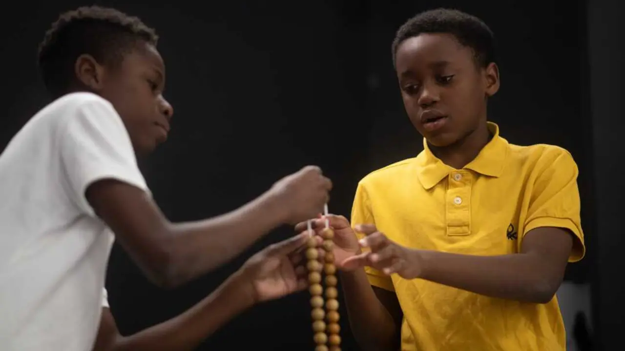 
<p>    MADRID, 8 (EUROPA PRESS TELEVISI&Oacute;N)</p>
<p>   Los ni&ntilde;os de la Residencia-Internado de San Ildefonso de Madrid llevan desde octubre ensayando para extraer y cantar los n&uacute;meros y premios del Sorteo Extraordinario de la Loter&iacute;a de Navidad, que se celebrar&aacute; en el Teatro Real el pr&oacute;ximo 22 de diciembre. Este a&ntilde;o, participan 28 menores.</p>
<p>   Entre los veteranos se encuentra &Aacute;ngel, de 12 a&ntilde;os, que participa por cuarta vez y anima a otros ni&ntilde;os y ni&ntilde;as a apuntarse al Sorteo porque "mola mucho", porque "cantar es bonito" y es una "experiencia &uacute;nica".</p>
<p>   "Me gusta cantar y, si hay alg&uacute;n premio, mejor", afirma en una entrevista con Europa Press. De hecho, recuerda que uno de los a&ntilde;os cant&oacute; el Gordo y fue "muy feliz".</p>
<p>   &Aacute;ngel dice que siempre ha sentido nervios pero luego sale al escenario del Teatro Real y se siente bien. "Al principio cuando entro y les veo (a los asistentes), me pongo nervioso pero cuando canto, no los miro", asegura.</p>
<p>   A los ni&ntilde;os que participan por primera vez, les recomienda que "no tengan miedo" porque "no va a pasar nada si se equivocan", y cuidar la voz. "En octubre, cuando empezamos a ensayar, pues bueno, grito un poco pero en diciembre ya me calmo", remarca.</p>
<p>   Tambi&eacute;n repite Aurora, de 10 a&ntilde;os, que participar&aacute; por segunda vez en el Sorteo y explica que le produce "mucha emoci&oacute;n". "A veces siento emoci&oacute;n o nervios o incluso felicidad porque estoy haciendo algo muy importante que no mucha gente puede hacer", enfatiza.</p>
<p>"RESPIRAR DOS VECES Y VOLVER A INTENTARLO"</p>
<p>   El a&ntilde;o pasado reconoce que estaba "muy nerviosa" pero le recomendaron que, si dudaba con un n&uacute;mero, "respirase dos veces y lo volviese a intentar". Adem&aacute;s, cuenta que se le cay&oacute; una bola, la recogi&oacute; y continu&oacute; cantando. "Tampoco pasa nada", a&ntilde;ade.</p>
<p>   La peque&ntilde;a explica que lo que m&aacute;s le cuesta es "el soniquete". "A veces no me sal&iacute;a, entonces como que me pon&iacute;a de los nervios y no ten&iacute;a tanta paciencia", admite. Sobre la preparaci&oacute;n de la voz, Aurora indica que los educadores les aconsejan cuidarla para no quedarse af&oacute;nicos. "Por ejemplo, si juego al f&uacute;tbol, pues no gritar tan fuerte y ponerme tan emocionada", se&ntilde;ala.</p>
<p>    Otro de los ni&ntilde;os que cantar&aacute; en el sorteo es Kyron, de 10 a&ntilde;os. Repite por segundo a&ntilde;o consecutivo y cuenta que a pesar de los nervios, le "gust&oacute;" la experiencia. "Me pongo un poquito nervioso, pero se me pasa", comenta.</p>
<p>   La educadora social Arancha Mart&iacute;nez ha explicado que este a&ntilde;o van a participar 28 menores, 16 ni&ntilde;as y 12 ni&ntilde;os con edades comprendidas entre los 10 y los 14 a&ntilde;os y de diferentes nacionalidades (espa&ntilde;ola, boliviana, nicarag&uuml;ense, guineana y hondure&ntilde;a, entre otras).</p>
<p>   El casting se realiz&oacute; a mediados de octubre y, a partir de ese momento, probaron la tonalidad de sus voces y formaron las parejas. Todos los ni&ntilde;os y ni&ntilde;as se han presentado voluntarios. Los que no pueden cantar, se dedican a extraer las bolas.</p>
<p>DOS O TRES ENSAYOS A LA SEMANA: "SE TIENEN QUE SINCRONIZAR"</p>
<p>   Seg&uacute;n explica Mart&iacute;nez, hasta el d&iacute;a del Sorteo, los ni&ntilde;os seleccionados participan en ensayos "dos o tres veces a la semana". "Van cantando, van leyendo, se les ense&ntilde;a a leer perfectamente el n&uacute;mero y a cantar, se tienen que sincronizar", ha comentado.</p>
<p>   Tambi&eacute;n ensayan c&oacute;mo tienen que introducir las bolas en el alambre, primero la del n&uacute;mero y despu&eacute;s la del premio, y se preparan para el momento en el que sale uno grande. "Si surge un premio que sea distinto a mil euros, pues entonces el otro ni&ntilde;o tiene que tapar (el alambre)", ha precisado. Asimismo, les ense&ntilde;an c&oacute;mo mantener una buena postura.</p>
<p>   Tal y como ha puntualizado Mart&iacute;nez, "lo m&aacute;s dif&iacute;cil es el ritmo". "Tienen que mantener un ritmo vivo para que la tabla m&aacute;s o menos dure unos 15-20 minutos y el mayor miedo que tienen es a que se les caiga la bola", ha apuntado.</p>
<p>   A pesar de sus temores, asegura que est&aacute;n "muy ilusionados" porque "les van a ver su familia, sus amigos" y que la noche previa al Sorteo "a muchos les cuesta dormir" porque est&aacute;n "muy nerviosos".</p>
<p>   Precisamente, para gestionar esos nervios, los educadores sociales les acompa&ntilde;an y les preparan para imprevistos as&iacute; como para los casos en los que no les toca cantar ning&uacute;n premio gordo. "Lo importante es estar ah&iacute;, disfrutar de ese d&iacute;a, cantarlo lo mejor posible", zanja.</p>
<p>    IM&Aacute;GENES DISPONIBLES EN EUROPA PRESS TELEVISI&Oacute;N</p>
<p>   URL DE DESCARGA: </p>
<p><a target="_blank" href="https://www.europapress.tv/sociedad/1032957/1/ninos-preparan-nervios-loteria-navidad-esperanza-dar-algun-premio">https://www.europapress.tv/sociedad/1032957/1/ninos-preparan-nervios-loteria-navidad-esperanza-dar-algun-premio</a></p>
<p><a target="_blank" href="https://www.europapress.tv/sociedad/1032954/1/total-28-ninos-ninas-participan-sorteo-loteria-navidad-2025">https://www.europapress.tv/sociedad/1032954/1/total-28-ninos-ninas-participan-sorteo-loteria-navidad-2025</a></p>
<p>    TEL&Eacute;FONO DE CONTACTO 91 345 44 06 </p>
      