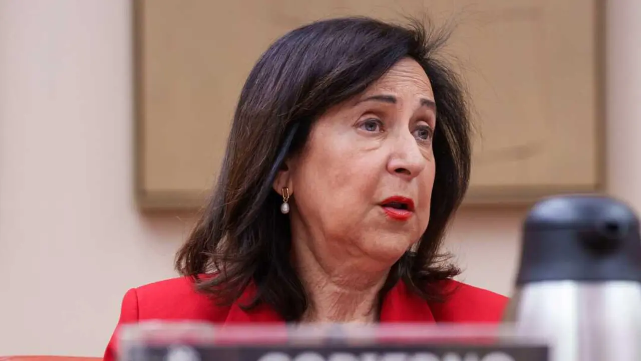 
<p>    MADRID, 8 (EUROPA PRESS)</p>
<p>   La ministra de Defensa, Margarita Robles, acude este martes al Congreso para informar a puerta cerrada de los v&iacute;nculos del cerebro de los atentados yihadistas del 17 de agosto de 2017 en Catalu&ntilde;a, el fallecido im&aacute;n de Ripoll (Girona) Abdelbaki Es Satty, y de la utilizaci&oacute;n que ha hecho su departamento de los fondos reservados.</p>
<p>   La comparecencia de la ministra tendr&aacute; lugar ante la Comisi&oacute;n de control de los cr&eacute;ditos destinados a gastos reservados, la conocida como comisi&oacute;n de Secretos Oficiales, que es, a su vez, la encargada de controlar las actividades del Centro Nacional de Inteligencia (CNI).</p>
<p>   Fue Esquerra Republicana la que, hace ya casi un a&ntilde;o, pidi&oacute; la presencia de Robles en este &oacute;rgano para dar cuenta de las informaciones aparecidas a tenor de la desclasificaci&oacute;n de los documentos que acreditan que el CNI tuvo contacto con Es Satty.</p>
<p>LA COMISI&Oacute;N DE INVESTIGACI&Oacute;N HIBERNA</p>
<p>   El Congreso tiene abierta una comisi&oacute;n de investigaci&oacute;n sobre los atentados del 17 de agosto de 2017 en Barcelona y Cambrils. Es una de las dos comisiones, junto con la de llamada 'Operaci&oacute;n Catalu&ntilde;a', creadas al inicio de legislatura en virtud del acuerdo que el PSOE alcanz&oacute; con ERC y Junts a cambio de su apoyo a la elecci&oacute;n de Francina Armengol como presidenta de la C&aacute;mara.</p>
<p>   La &uacute;ltima vez que recibi&oacute; comparecientes esta comisi&oacute;n fue el pasado mes de junio y, a la vuelta del verano s&oacute;lo se reuni&oacute; en una ocasi&oacute;n, a puerta cerrada, para tramitar nuevas peticiones de Junts y reiterar las relativas a desclasificaciones que segu&iacute;an pendientes y reclamar otras nuevas.</p>
<p>   Los de M&iacute;riam Nogueras incluyen este asunto en su carpeta de incumplimientos del Gobierno pero, seg&uacute;n informaron a Europa Press fuentes de la formaci&oacute;n independentista, no tienen previsto solicitar que se reactive la comisi&oacute;n de investigaci&oacute;n porque eso implicar&iacute;a tener que negociar con el PSOE y mantienen rotos todos los puentes con los socialistas.</p>
<p>   Aunque Robles acudir&aacute; al Congreso para hablar de los v&iacute;nculos de Es Satty con el CNI a petici&oacute;n de ERC, su presencia puede servir a Junts para pedirle explicaciones sobre la negativa del Gobierno a las nuevas desclasificaciones que han venido reclamando.</p>
<p>   Por otra parte, Robles dar&aacute; cuenta del uso de los fondos reservados asignados al Ministerio de Defensa a petici&oacute;n del PP, que pidi&oacute; su comparecencia para tal fin el pasado mes de octubre. Un mes despu&eacute;s la propia ministra solicit&oacute; acudir a la C&aacute;mara para hacer lo propio.</p>
<p>   Robles sigue as&iacute; la estela del titular de Interior, Fernando Grande-Marlaska, que compareci&oacute; ante la misma comisi&oacute;n por el mismo asunto a finales de octubre, cuando el Gobierno acumulaba ya tres a&ntilde;os sin informar a la C&aacute;mara del uso de los fondos reservados.</p>
<p>FALTA ALBARES</p>
<p>   Seg&uacute;n la legislaci&oacute;n, la conocida como Comisi&oacute;n de Secretos es la encargada de ejercer el control parlamentario del uso de ese dinero por parte de los ministerios que tienen asignadas partidas de este tipo: Interior, Exteriores, Defensa y el CNI, cuyos titulares deben presentar informes cada seis meses.</p>
<p>   Pero lo cierto es que esa obligaci&oacute;n legal se hab&iacute;a dejado de cumplir, pues los ministros no informaban a la C&aacute;mara desde finales de 2022, en la pasada legislatura. Entonces lo hicieron Robles y Marlaska, pero el titular de Exteriores, Jos&eacute; Manuel Albares, ni siquiera se ha estrenado. Es posible que lo haga pr&oacute;ximamente porque el PP tambi&eacute;n tiene solicitada su comparecencia.</p>
<p>    En los Presupuestos Generales de 2023, los &uacute;ltimos aprobados por el Congreso y que se han venido prorrogando, la partida destinada a sufragar gastos reservados se fij&oacute; en 27,86 millones de euros: 19,8 millones para el Centro Nacional de Inteligencia (CNI); 500.000 euros, para Defensa; 7,37 millones, para Interior; y 186.310 euros, para Exteriores.</p>
<p>COMPARECENCIAS PENDIENTES DEL CNI</p>
<p>   La misma comisi&oacute;n se ocupa tambi&eacute;n de controlar las actividades del Centro Nacional de Inteligencia (CNI) y sobre eso tambi&eacute;n hay varias peticiones de comparecencia de distintos grupos que siguen sin fecha pese a transcurrir meses e incluso a&ntilde;os.</p>
<p>   As&iacute;, el PP reclam&oacute; que la directora del CNI, Esperanza Casteleiro, informe de la aparici&oacute;n de Carles Puigdemont en Espa&ntilde;a y su posterior huida en el verano de 2023, y que tambi&eacute;n explique su firma en un documento de varios servicios de inteligencia de otros pa&iacute;ses advirtiendo de ciberataques patrocinados por China.</p>
<p>   Por su parte, Sumar tiene pedida la comparecencia de la directora del CNI por el supuesto uso de dinero p&uacute;blico para "silenciar" relaciones sentimentales del rey Juan Carlos.</p>
<p>   Quitando la comparecencia de Marlaska en octubre, desde el inicio de legislatura la Comisi&oacute;n de Gastos Reservados s&oacute;lo se hab&iacute;a reunido una vez, el pasado mes de junio, cuando compareci&oacute; a puerta cerrada de la vicepresidenta Sara Aagesen para explicar las causas del apag&oacute;n de finales de abril.</p>
      