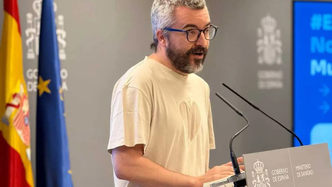 
<p>    MADRID, 9 (EUROPA PRESS)</p>
<p>   El secretario de Estado de Sanidad, Javier Padilla, ha afirmado que un Estatuto Marco exclusivo para los m&eacute;dicos "rompe" con la idea de gesti&oacute;n en equipo del sistema sanitario, una medida por la que la Confederaci&oacute;n Espa&ntilde;ola de Sindicatos M&eacute;dicos (CESM) y el Sindicato M&eacute;dico Andaluz (SMA) han convocado cuatro jornadas de huelga nacional desde este martes.</p>
<p>   "Desde nuestro punto de vista, rompe la idea de que el sistema sanitario tiene que ser gestionado como una conjunci&oacute;n de profesionales que trabajan en equipo para la atenci&oacute;n del paciente. Ese punto, que para el sindicato convocante parece ser un elemento fundamental, para nosotros supone un elemento de ruptura de la ordenaci&oacute;n jur&iacute;dica del propio sistema sanitario y de c&oacute;mo coordinamos y protegemos los derechos y deberes del conjunto de los profesionales", ha declarado Padilla durante una entrevista en el programa 'La Hora' de La 1, recogida por Europa Press.</p>
<p>   Tras ello, ha recalcado que Sanidad en ning&uacute;n momento "se ha cerrado en banda" a incluir otras propuestas de contenido y siempre que respetase las competencias, tales como la eliminaci&oacute;n de las guardias de 24 horas con tope de 17 horas, la reducci&oacute;n de la jornada laboral semanal a 45 horas, el blindaje de los descansos o el fin a la temporalidad mediante OPEs obligatorias cada dos a&ntilde;os, entre otras.</p>
<p>   "Nos encontramos con que hay una parte importante de esas competencias, como puede ser por ejemplo la ligada a las retribuciones o la organizaci&oacute;n de los servicios, que son de las comunidades aut&oacute;nomas. A nosotros se nos demanda que incorporemos eso en el Estatuto Marco, pero si nosotros incorporamos eso en el Estatuto Marco, haciendo una invasi&oacute;n de competencias a las comunidades aut&oacute;nomas, nos exponemos a que la norma pueda ser recurrida y ser tirados abajo los posibles avances que puedan estar ah&iacute;", ha detallado.</p>
<p>   Padilla tambi&eacute;n se ha mostrado comprensivo con el malestar de los profesionales sanitarios tras "d&eacute;cadas sin modificaciones sustantivas" de esta norma, y ha recordado que el nuevo texto se lleva negociando tres a&ntilde;os, antes incluso de que la ministra de Sanidad, M&oacute;nica Garc&iacute;a, llegase a liderar el departamento.</p>
<p>   "As&iacute; que nosotros lo que decimos (...) es que sigamos avanzando hasta llegar a un acuerdo a ese respecto porque creo que lo que tenemos que perder, que es que ese texto se metiera en un caj&oacute;n, es much&iacute;simo mayor que la posible ganancia de empezar desde cero", ha concluido.</p>
      