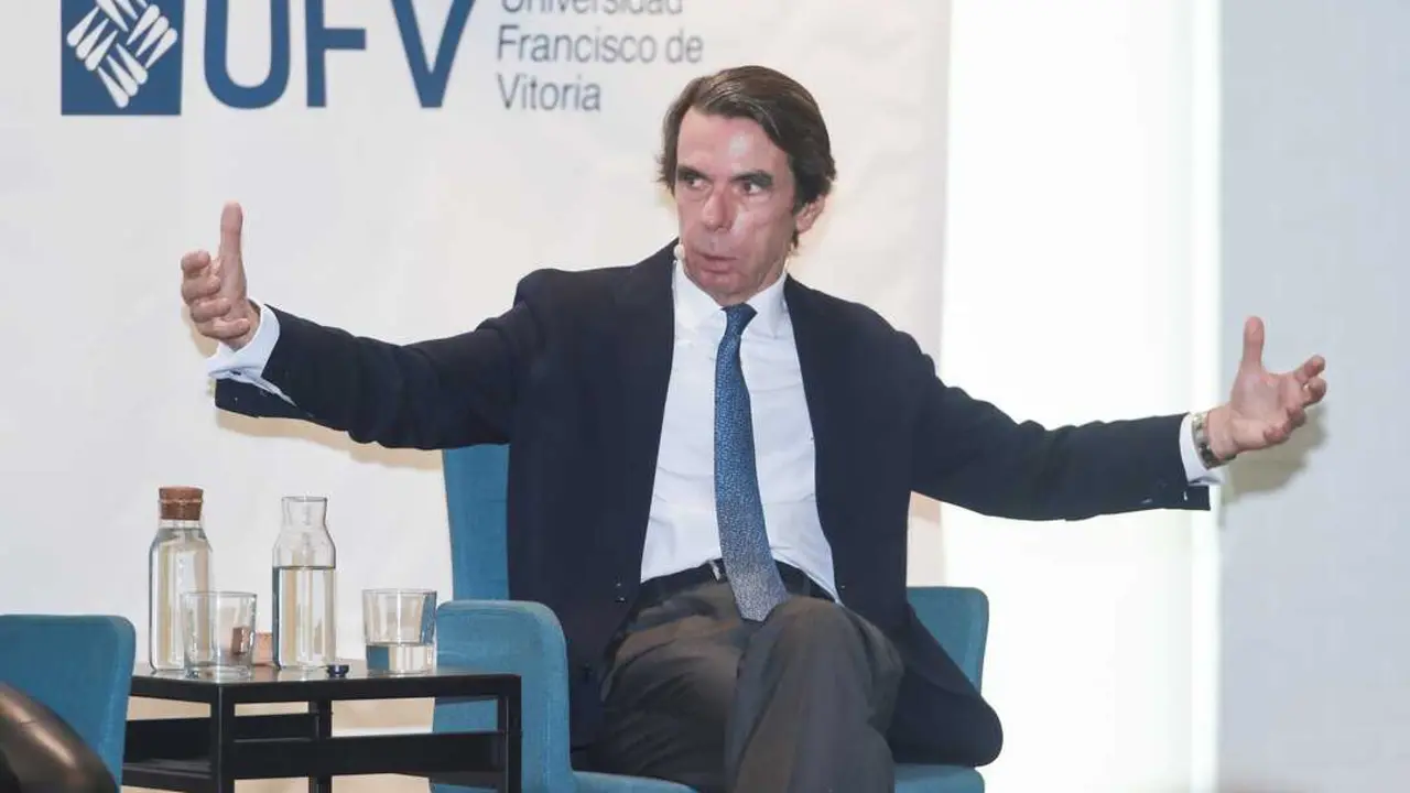 
<p>Avisa de que los de Abascal buscan "nutrirse del descr&eacute;dito institucional que provoca el Gobierno para intentar suplir al PP"</p>
<p>   MADRID, 9 (EUROPA PRESS)</p>
<p>   El expresidente del Gobierno Jos&eacute; Mar&iacute;a Aznar ha criticado este martes el "populismo tanto de derechas como de izquierdas" al censurar a Vox por priorizar en la campa&ntilde;a a las elecciones de Extremadura el ataque a la candidata del PP, Mar&iacute;a Guardiola, y al PSOE por presentar un candidato "procesado" como Miguel &Aacute;ngel Gallardo.</p>
<p>    "El populismo de derecha en Espa&ntilde;a no tiene mejor aliado que este Gobierno, y este Gobierno no tiene mejor aliado que el de la derecha", ha sostenido Aznar en una entrevista en Espejo P&uacute;blico de Antena 3, recogida por Europa Press, en referencia a Vox y al PSOE.</p>
<p>    Al ser preguntado por qu&eacute; el partido de Santiago Abascal est&aacute; centrando principalmente los ataques en la candidata del PP durante la campa&ntilde;a en Extremadura, Aznar ha contestado que esto se debe a que "lo que quiere evidentemente es que Mar&iacute;a Guardiola no pueda gobernar".</p>
<p>    "Lo que le interesa a Vox es nutrirse del descr&eacute;dito institucional que provoca el Gobierno para intentar suplir al Partido Popular", ha apostillado.</p>
<p>COALICI&Oacute;N ANTICONSTITUCIONAL Y SIN PRESUPUESTOS </p>
<p>    En este sentido, Aznar ha censurado al Ejecutivo del PSOE por los esc&aacute;ndalos de corrupci&oacute;n del 'caso Koldo' y del exasesor en Moncloa Francisco Salazar, pero principalmente se ha centrado en la condena al fiscal general del Estado y a la elecci&oacute;n de un candidato del PSOE "procesado" en Extremadura como Gallardo.</p>
<p>    En su opini&oacute;n, esto &uacute;ltimo demuestra que al PSOE y al Gobierno "le da igual el prestigio" de su partido y el de las instituciones, advirtiendo que este desprestigio es lo que termina "alimentando el populismo".</p>
<p>CONTEMPLA QUE EL PP AGRUPE UNA MAYOR&Iacute;A A DERECHA E IZQUIERDA</p>
<p>    El expresidente del PP ha dicho que &eacute;l lo que "contempla" es que el PP sea un partido que "sepa agrupar una mayor&iacute;a social" que responda a la "mayor&iacute;a liberal, abierta, constitucional, a derecha e izquierda, que sepa ordenar y estabilizar el pa&iacute;s".</p>
<p>   Adem&aacute;s, ha cuestionado que la evoluci&oacute;n de la econom&iacute;a espa&ntilde;ola est&eacute; siendo positiva para las clases medias y ha criticado que el pa&iacute;s no tenga Presupuestos Generales del Estado debido a lo que ha calificado como "coalici&oacute;n anticonstitucional".</p>
<p>    "&iquest;Hasta d&oacute;nde se quiere aguantar la situaci&oacute;n, que es una situaci&oacute;n estrictamente personal? &iquest;Y hasta qu&eacute; punto se quiere da&ntilde;ar las instituciones a cambio de estar unas cuantas semanas, unos cuantos meses en el poder?", se ha preguntado Aznar.</p>
      