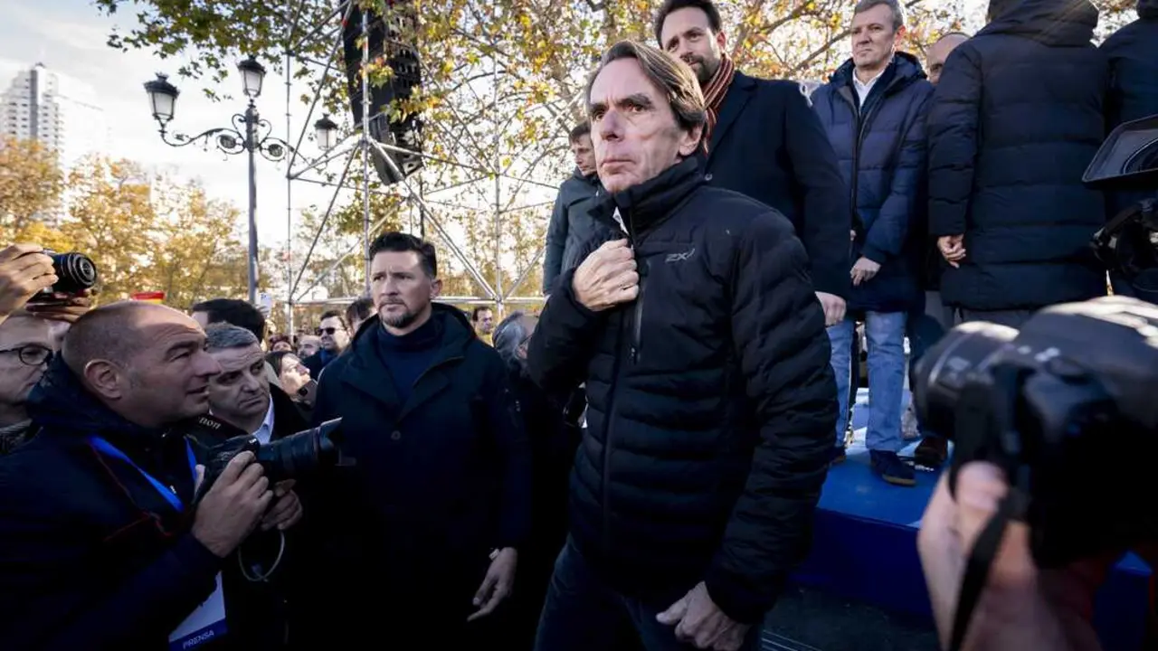 
<p>Avisa de que la "principal fuente de poder" es la demograf&iacute;a y se&ntilde;ala que la inmigraci&oacute;n es una soluci&oacute;n "paliativa" pero no sustitutiva</p>
<p>   MADRID, 9 (EUROPA PRESS)</p>
<p>   El expresidente del Gobierno Jos&eacute; Mar&iacute;a Aznar ha asegurado este martes que Estados Unidos cometer&iacute;a un "error muy grande" si llevasen a cabo acciones que concluyan con la disoluci&oacute;n de la Uni&oacute;n Europea, al ser preguntado por la Estrategia de Seguridad Nacional del presidente estadounidense, Donald Trump, en el que se&ntilde;ala "la amenaza real de un declive de la civilizaci&oacute;n occidental en el continente europeo".</p>
<p>   El 'popular' ha asegurado en una entrevista en 'Espejo P&uacute;blico' de 'Antena 3', recogida por Europa Press, que durante el siglo pasado EE.UU. ya intervino en dos ocasiones "a consecuencia del surgimiento de los populismos nacionalistas en Europa".</p>
<p>   As&iacute; ha respondido Aznar al escrito del neoyorquino en el que recordaba que Europa sigue gozando de una "importancia vital, tanto estrat&eacute;gica como cultural" para Estados Unidos, y en el que destaca que el objetivo de Washington "deber&iacute;a ser el de ayudar a Europa a corregir su trayectoria actual" usando como plataforma los "motivos para el optimismo" que percibe, como el resurgimiento del esp&iacute;ritu nacionalista, y "la creciente influencia de los partidos patri&oacute;ticos europeos".</p>
<p>LA HISTORIA, UNA BUENA MAESTRA</p>
<p>   Dicho esto, ha sostenido que desde la Casa Blanca "no parecen haber aprendido esa lecci&oacute;n" y ha recomendado que se retrotraigan a la historia para no repetir errores: "Hay veces que la historia es una buena maestra, siempre. Y cuanto menos se sabe de historia, m&aacute;s errores se pueden cometer".</p>
<p>    Sin embargo, el expresidente ha reconocido que coincide con el dirigente americano en lo que respecta a los problemas de la inmigraci&oacute;n y la demograf&iacute;a. El documento de Trump asevera a este respecto que los problemas residen en las "conflictivas pol&iacute;ticas migratorias que est&aacute;n transformando el continente, la censura de la libertad de expresi&oacute;n y la supresi&oacute;n de la oposici&oacute;n pol&iacute;tica, la ca&iacute;da de las tasas de natalidad y, por &uacute;ltimo, la "p&eacute;rdida de la identidad nacional".</p>
<p>   En este sentido, ha destacado la importancia de la demograf&iacute;a y la inmigraci&oacute;n. La primera de estas siendo la "principal fuente de poder", as&iacute; como el gran problema de Occidente. Al hilo, ha agregado que la inmigraci&oacute;n es una soluci&oacute;n "paliativa" pero nunca sustitutiva de la cuesti&oacute;n demogr&aacute;fica.</p>
<p>   Asimismo, ha reivindicado la importancia de que la Uni&oacute;n Europea est&eacute; compuesta por "estados muy poderosos". Adem&aacute;s, ha recordado la importancia de las naciones como base de la Uni&oacute;n, as&iacute; como de la convivencia o del desarrollo de las "actividades fundamentales": "La naci&oacute;n es nuestro presente y nuestro futuro y es nuestra historia". </p>
      