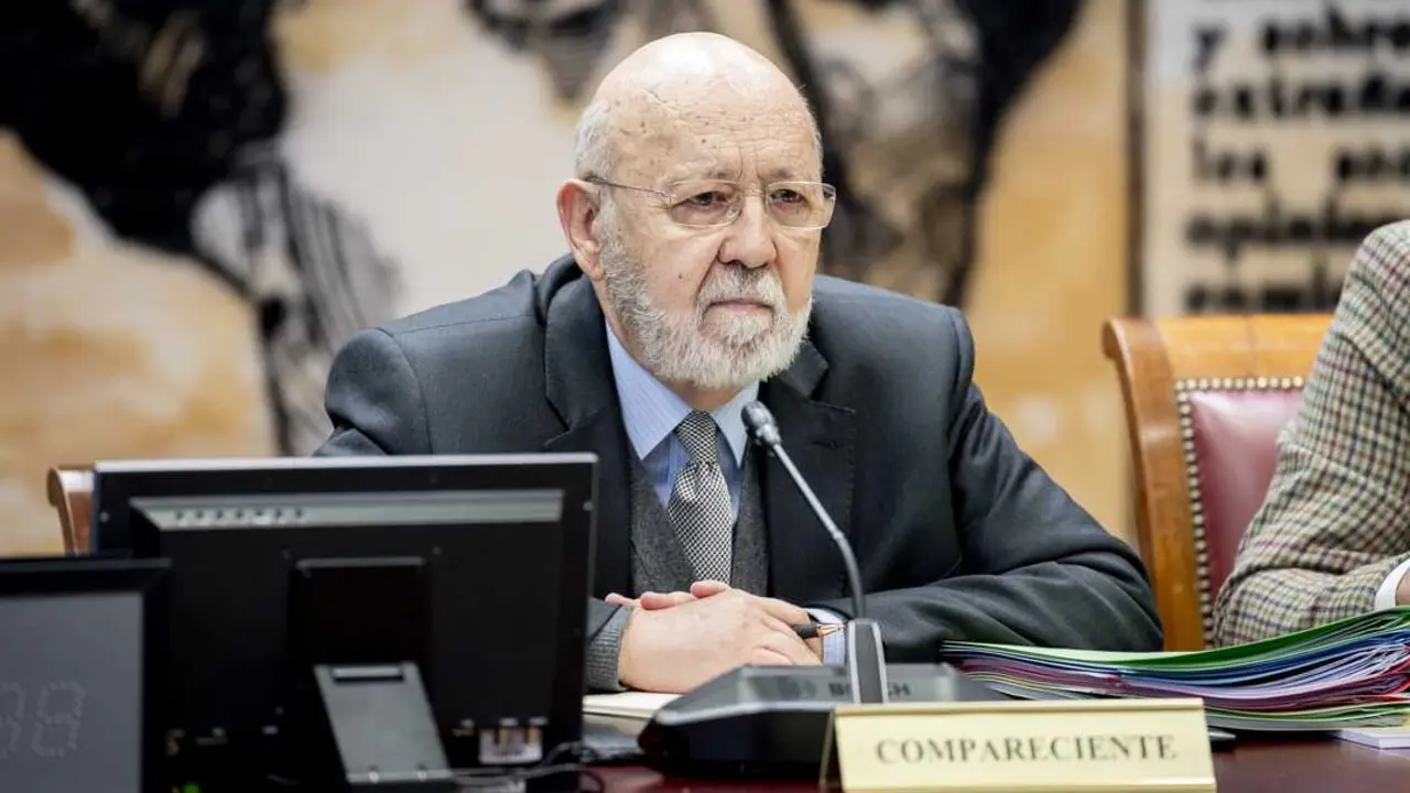 
<p>    MADRID, 9 (EUROPA PRESS)</p>
<p>   El presidente del Centro de Investigaciones Sociol&oacute;gicas (CIS), Jos&eacute; F&eacute;lix Tezanos, ha abierto la puerta a que el organismo vuelva a preguntar por la situaci&oacute;n de la monarqu&iacute;a, apostillando que no existe ninguna "decisi&oacute;n deliberada" para no consultar sobre este tema, aunque ha defendido que la ciudadan&iacute;a no lo diagnostica como un problema.</p>
<p>   En la comisi&oacute;n de investigaci&oacute;n del Senado sobre la gesti&oacute;n del CIS, el senador de ERC Jordi Gaseni ha pedido explicaciones a Tezanos sobre introducir la situaci&oacute;n de la monarqu&iacute;a dentro de los bar&oacute;metros que realiza el organismo sociol&oacute;gico.</p>
<p>   En este contexto, Tezanos ha revelado que la &uacute;ltima vez que se pregunt&oacute; por la monarqu&iacute;a en el CIS fue hace m&aacute;s de diez a&ntilde;os, con valoraciones "positivas" hacia el actual jefe del Estado.</p>
<p>   Seg&uacute;n ha explicado, el CIS realiza en sus bar&oacute;metros mensuales una serie de preguntas para visualizar los principales problemas de Espa&ntilde;a en ese momento: "En ese conjunto, hemos visto que la monarqu&iacute;a no aparece citada como problema".</p>
<p>   Por ello, ha argumentado que actualmente la opini&oacute;n p&uacute;blica no identifica a la monarqu&iacute;a con un problema institucional, a&ntilde;adiendo que en otros pa&iacute;ses con monarqu&iacute;as "no hay pr&aacute;ctica" de hacer preguntas que planteen duda sobre la jefatura del Estado.</p>
<p> "Yo creo que si lo hacemos, que se pueda hacer en alg&uacute;n momento, dar&iacute;a un resultado muy parecido a lo que se produjo en el pasado y que se produjo hasta que se hizo encuesta sobre la moralidad. No hay ninguna decisi&oacute;n deliberada sobre esto", ha sentenciado.</p>
      