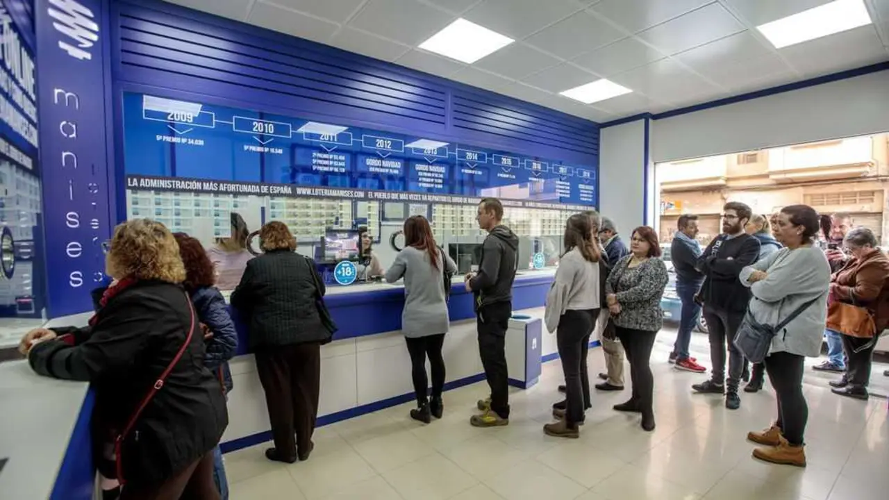 Gente comprando en una administracion