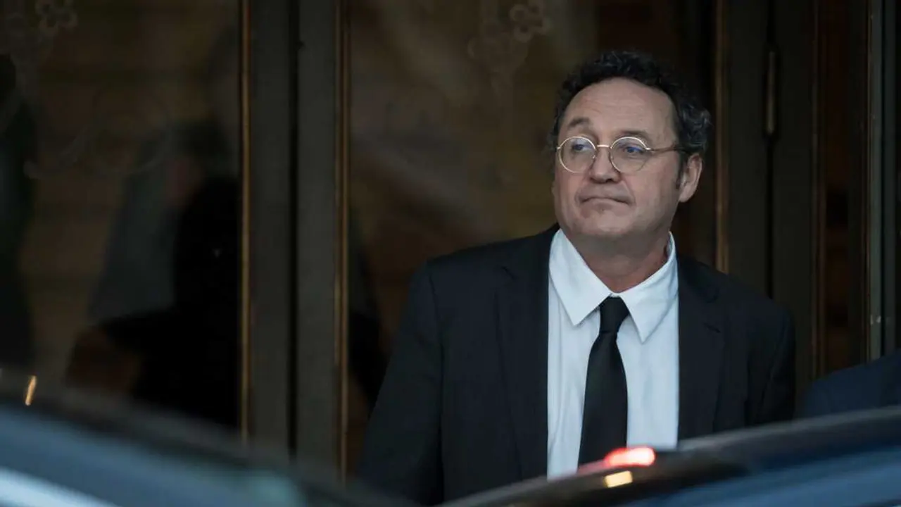 
<p> Cinco de siete magistrados creen que existe un "cuadro probatorio s&oacute;lido, coherente y concluyente" contra Garc&iacute;a Ortiz</p>
<p>   MADRID, 9 (EUROPA PRESS)</p>
<p>   El Tribunal Supremo (TS) ha sentenciado que el fiscal general del Estado, &Aacute;lvaro Garc&iacute;a Ortiz, "no puede responder a una noticia falsa mediante la comisi&oacute;n de un delito", indicando que en este caso la revelaci&oacute;n de secretos contra Alberto Gonz&aacute;lez Amador --novio de la presidenta madrile&ntilde;a, Isabel D&iacute;az Ayuso-- lo fue tanto por la filtraci&oacute;n a los medios del 'email' donde el empresario se ofrec&iacute;a a confesar como por la publicaci&oacute;n de la nota de prensa que lo mencionaba.</p>
<p>   La sentencia se ha conocido este martes, casi tres semanas despu&eacute;s de que el tribunal que juzg&oacute; a Garc&iacute;a Ortiz adelantara el fallo por el que acord&oacute; condenarle a dos a&ntilde;os de inhabilitaci&oacute;n para el cargo y multa de 7.200 euros, as&iacute; como a indemnizar a Gonz&aacute;lez Amador con 10.000 euros por da&ntilde;os morales.</p>
<p>    El texto, de 180 folios, considera que existe un "cuadro probatorio s&oacute;lido, coherente y concluyente" para considerar que fue Garc&iacute;a Ortiz o una persona de su entorno y con su conocimiento quien filtr&oacute; la noche del 13 de marzo a la 'Cadena SER' el correo enviado el 2 de febrero de ese a&ntilde;o por el abogado de Gonz&aacute;lez Amador a Fiscal&iacute;a para ofrecer que su cliente reconociera los dos delitos fiscales por los que se le investigaba a cambio de eludir la c&aacute;rcel.</p>
<p>    Tambi&eacute;n apoya la condena en la publicaci&oacute;n, a las 10:22 horas del 14 de marzo, de la nota de prensa difundida por la Fiscal&iacute;a donde daba detallada cuenta del intercambio de 'emails' entre la defensa de Gonz&aacute;lez Amador y el fiscal del caso, Juli&aacute;n Salto, incluido el hecho de que reconoc&iacute;a la autor&iacute;a de esos dos delitos fiscales.</p>
<p>   Para el tribunal, la divulgaci&oacute;n de la informaci&oacute;n reservada se materializ&oacute; tanto por la filtraci&oacute;n del 'email' como por la publicaci&oacute;n de la nota informativa, que constituyen "una unidad de acci&oacute;n". "La nota consolida la filtraci&oacute;n iniciada por el correo, en realidad la oficializa", afirma.</p>
<p>   Garc&iacute;a Ortiz esgrimi&oacute; que dicho comunicado era necesario para desmentir lo que consideraba un "bulo", en alusi&oacute;n a la noticia publicada a las 21:29 horas del 13 de marzo por 'El Mundo', donde se dec&iacute;a que fue Fiscal&iacute;a quien ofreci&oacute; pactar, en vez de al rev&eacute;s; as&iacute; como a las siguientes informaciones que apuntaban que el pacto se hab&iacute;a frenado por "&oacute;rdenes de arriba".</p>
<p>   Sin embargo, el tribunal resuelve que "el fiscal general del Estado no puede responder a una noticia falsa mediante la comisi&oacute;n de un delito, como la divulgaci&oacute;n de un escrito de reconocimiento de un hecho para evitar el juicio, incluso cuando el investigado ha insinuado un comportamiento del Ministerio Fiscal no procedente".</p>
<p> "UN DEBER REFORZADO DE RESERVA" </p>
<p>   En este sentido, indica que "la negaci&oacute;n de una noticia incierta no requiere la afirmaci&oacute;n p&uacute;blica de la responsabilidad penal reconocida" que, subraya, puede lesionar los derechos de defensa y a la presunci&oacute;n de inocencia que la Fiscal&iacute;a debe garantizar, enfatizando que "sobre Garc&iacute;a Ortiz pesaba un reforzado deber de reserva que quebrant&oacute; sin justificaci&oacute;n".</p>
<p>   En consecuencia, rechaza la tesis de que lo que ya haya sido divulgado no merezca la protecci&oacute;n dispensable a la informaci&oacute;n secreta o reservada, o que todo aquello que ya es conocido por el p&uacute;blico se sit&uacute;e extramuros de la tutela penal que se dispensa a informaciones que puedan comprometer el derecho a la presunci&oacute;n de inocencia.</p>
<p>    "El deber de confidencialidad del fiscal general del Estado --en t&eacute;rminos generales, de cualquier funcionario del Ministerio Fiscal-- no desaparece por el hecho de que la informaci&oacute;n que &eacute;l conoce por raz&oacute;n de su cargo ya ha sido objeto de tratamiento p&uacute;blico", sostienen los magistrados.</p>
<p>   Por eso, establecen que el hecho de que algunos medios dispusieran del correo electr&oacute;nico de 2 de febrero de 2024 antes de que le llegara a Garc&iacute;a Ortiz, a las 21:59 horas del 13 de marzo por 'email', "no neutraliza el deber de confidencialidad del fiscal general del Estado".</p>
<p>    No obstante, el tribunal no cuestiona la credibilidad de los periodistas ni la veracidad de sus testimonios, al tiempo que destaca el "exquisito respeto" que ha tenido hacia su secreto profesional.</p>
<p>   Garc&iacute;a Ortiz dimiti&oacute; el pasado 24 de noviembre, cuatro d&iacute;as despu&eacute;s de comunicarse el fallo. Posteriormente, el Gobierno anunci&oacute; que la fiscal de sala del TS Teresa Peramato era la candidata para relevarle como jefe del Ministerio P&uacute;blico.</p>
<p>    Junto a la sentencia consta el voto particular de las magistradas progresistas Ana Ferrer y Susana Polo, que se han desmarcado de sus compa&ntilde;eros --Andr&eacute;s Mart&iacute;nez Arrieta, Manuel Marchena, Antonio del Moral, Juan Ram&oacute;n Berdugo y Carmen Lamela--. Polo era la encargada de redactarla pero, dada su discrepancia, la tarea recay&oacute; en Mart&iacute;nez Arrieta. El cambio de ponente y la obligaci&oacute;n de comunicarlo a las partes fue lo que propici&oacute; que se avanzara el fallo, seg&uacute;n fuentes jur&iacute;dicas.</p>
      