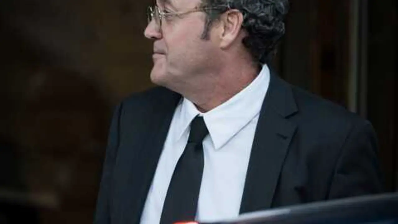 
<p> Los magistrados subrayan que "las consecuencias extraprocesales" de la condena "se mueven en otro plano"</p>
<p>   MADRID, 9 (EUROPA PRESS)</p>
<p>   El Tribunal Supremo (TS) ha aclarado en la sentencia que ha dictado este martes que la condena a dos a&ntilde;os de inhabilitaci&oacute;n contra &Aacute;lvaro Garc&iacute;a Ortiz se limita al cargo de fiscal general del Estado, al considerar "excesiva su proyecci&oacute;n a otros". No obstante, al mismo tiempo se&ntilde;ala que "las consecuencias extraprocesales" de la condena "se mueven en otro plano" distinto al estrictamente judicial.</p>
<p>   La sentencia, de 180 p&aacute;ginas, arroja luz sobre el fallo que se conoci&oacute; el pasado 20 de noviembre, cuando trascendi&oacute; que el tribunal condenaba a Garc&iacute;a Ortiz a esos dos a&ntilde;os de inhabilitaci&oacute;n y multa de 7.200 euros, as&iacute; como a indemnizar a Alberto Gonz&aacute;lez Amador --novio de la presidenta madrile&ntilde;a, Isabel D&iacute;az Ayuso-- con 10.000 euros por da&ntilde;os morales por un delito de revelaci&oacute;n de secretos.</p>
<p>   Los magistrados precisan que "la pena de inhabilitaci&oacute;n especial para empleo o cargo p&uacute;blico supone la privaci&oacute;n definitiva del cargo sobre el que recae", que en este caso "se concreta exclusivamente en el que ostentaba el acusado en el momento de los hechos: fiscal general del Estado".</p>
<p>   El tribunal expone que, "desde una perspectiva estrictamente penal, es proporcionada esa acotaci&oacute;n" de la pena, "revel&aacute;ndose como excesiva su proyecci&oacute;n a otros". Al hilo, recuerdan que "no es necesario ser fiscal para alcanzar la titularidad de la Fiscal&iacute;a General del Estado".</p>
<p>   Los magistrados puntualizan, adem&aacute;s, que "esa era la petici&oacute;n de la acusaci&oacute;n particular" que ejerce Gonz&aacute;lez Amador y de "muchas de las acusaciones" populares de la causa.</p>
<p>   En todo caso, se muestran conscientes de que no les compete "dilucidar las consecuencias extraprocesales de la condena, que se mueven en otro plano", sin especificar cu&aacute;l.</p>
<p>   Esta matizaci&oacute;n resulta relevante por cuanto fuentes jur&iacute;dicas consultadas por Europa Press advert&iacute;an de que Garc&iacute;a Ortiz se arriesgaba a quedar expulsado de la carrera fiscal aunque la inhabilitaci&oacute;n fuera solo para el cargo de jefe del Ministerio P&uacute;blico.</p>
<p>   Y ello porque, tras salir de la jefatura del Ministerio P&uacute;blico, un puesto que implica estar en una situaci&oacute;n extraordinaria, en "servicios especiales", debe solicitar su reingreso a la carrera fiscal, donde surgir&iacute;a el problema.</p>
<p>   Las fuentes se&ntilde;alaban el art&iacute;culo 46 del Estatuto Org&aacute;nico del Ministerio Fiscal (EOMF), en su apartado d), que establece que la condici&oacute;n de fiscal se pierde cuando existe una "pena principal o accesoria de inhabilitaci&oacute;n para cargos p&uacute;blicos".</p>
<p>   De igual forma, apuntaban al Reglamento del Ministerio Fiscal, que en el ep&iacute;grafe d) del art&iacute;culo 32 fija como causa para la p&eacute;rdida de la condici&oacute;n de fiscal la imposici&oacute;n de una condena con "pena principal o accesoria de inhabilitaci&oacute;n para cargo p&uacute;blico o condena por delito doloso".</p>
      