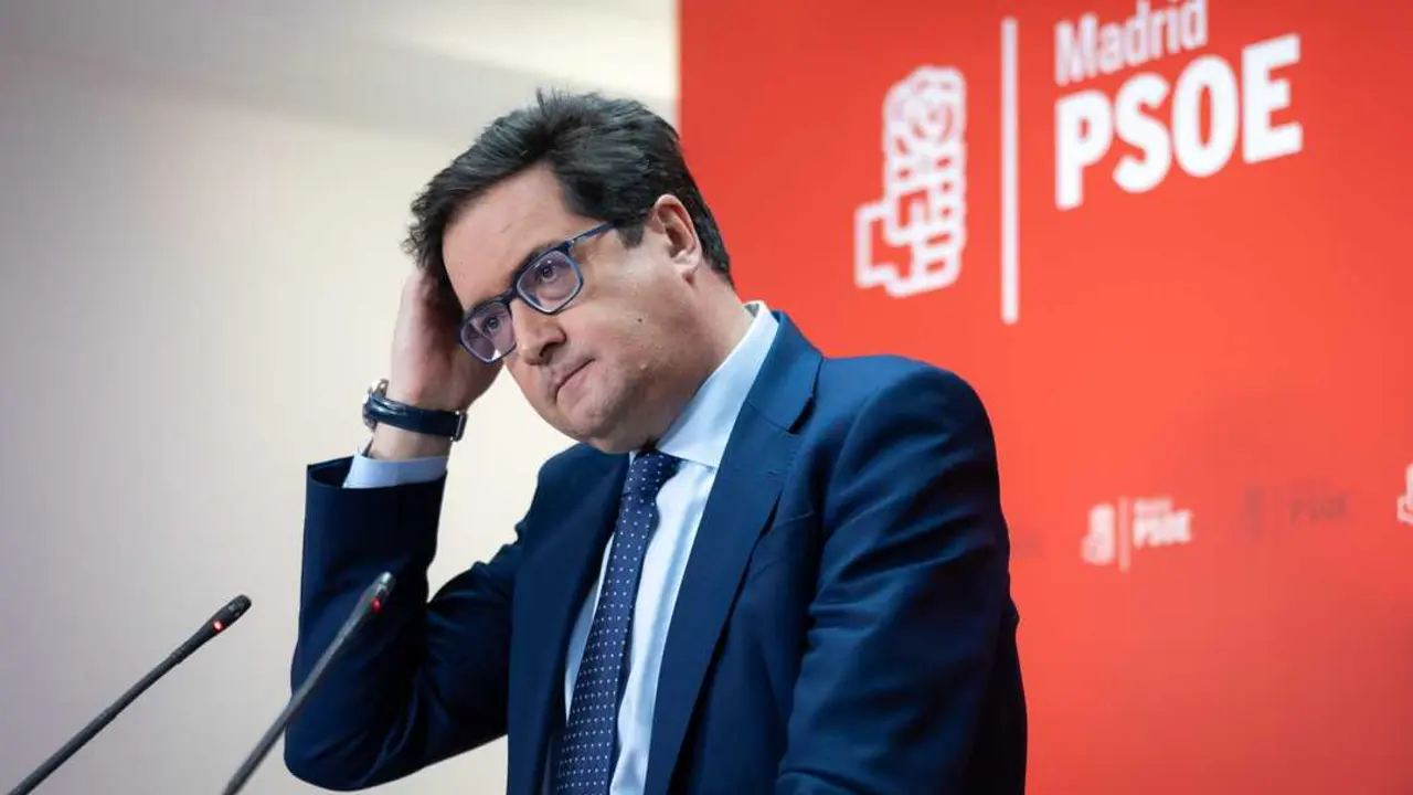 
<p>   MADRID, 9 (EUROPA PRESS)</p>
<p>   El ministro para la Tranformaci&oacute;n Digital y de la Funci&oacute;n P&uacute;blica adem&aacute;s de secretario general del PSOE de Madrid, &Oacute;scar L&oacute;pez, ha asegurado que la sentencia del Tribunal Supremo contra el ya exfiscal general del Estado, que le condena por filtrar el e-mail y la nota de prensa sobre el novio de Ayuso, trata de justificar lo injustificable.</p>
<p> "He podido leer lo que he podido leer, porque acaba de salir, pero a la vista de lo que he podido leer y lo que le escucho a ustedes, conozco muchos guiones de Hollywood con menos creatividad que esa sentencia", ha exclamado el dirigente socialista en declaraciones a TVE, recogidas por Europa Press.</p>
<p>   Seg&uacute;n L&oacute;pez, el argumento principal que da el Tribunal Supremo es que no tienen pruebas de que haya sido el fiscal general quien filtr&oacute; datos del novio de la presidenta de la comunidad de Madrid, pero alegan que "no puede ser otro" quien filtrara.</p>
<p>   El ministro, tras reprochar que la sentencia desmiente a alg&uacute;n periodista, ha precisado que el Gobierno ha acatado el fallo y que ya actu&oacute; con el relevo del fiscal general. Ahora, ha a&ntilde;adido, veinte d&iacute;as despu&eacute;s del fallo, el Tribunal Supremo saca la sentencia en un intento, en su opini&oacute;n, de "justigicar lo injustificable".</p>
      