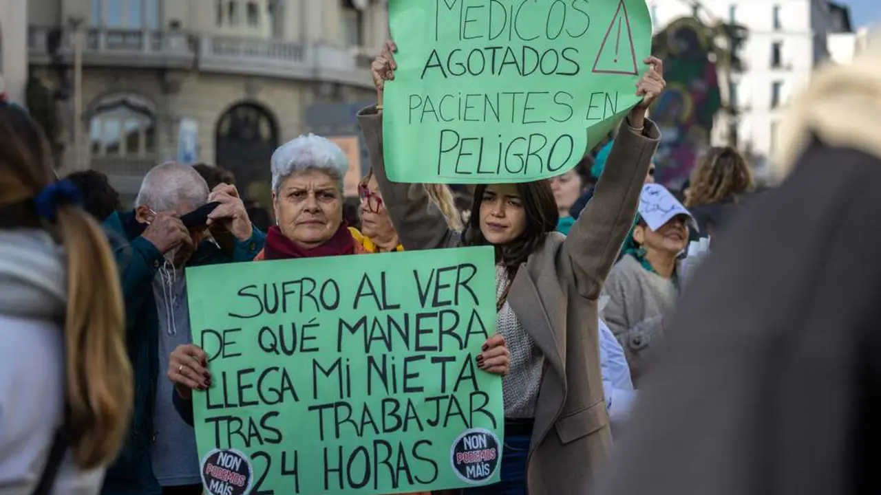 
<p>    MADRID, 9 (EUROPA PRESS)</p>
<p>   La Confederaci&oacute;n Espa&ntilde;ola de Sindicatos M&eacute;dicos (CESM) ha mostrado su satisfacci&oacute;n por c&oacute;mo se ha desarrollando esta primera jornada de huelga nacional contra el borrador de Estatuto Marco del Ministerio de Sanidad, un paro que asegura que ha sido secundado por entre el 85 y el 90 por ciento de los m&eacute;dicos y facultativos que estaban llamados a esta huelga de cuatro jornadas consecutivas.</p>
<p>    Estas cifras suponen, seg&uacute;n CESM, un seguimiento global "muy alto" pese a los servicios m&iacute;nimos "abusivos" que se han impuesto en la mayor&iacute;a de las comunidades aut&oacute;nomas. "Unas medidas que han sido denunciadas por los sindicatos auton&oacute;micos incluso por v&iacute;a judicial, ya que han aumentado considerablemente los decretados para las dos jornadas anteriores de huelga del 13 de junio y el 3 de octubre y en muchos casos suponen contar con muchos m&aacute;s efectivos de los que habr&iacute;a en un d&iacute;a festivo", explica.</p>
<p>    Pese a esta circunstancia, la participaci&oacute;n ha sido en torno al 80 por ciento en el &aacute;mbito hospitalario, donde se ha paralizado toda actividad quir&uacute;rgica no urgente y se han reprogramado consultas y pruebas diagn&oacute;sticas, mientras que en Atenci&oacute;n Primaria ha superado el 60 por ciento, debido en parte a la presi&oacute;n asistencial por el pico de gripe y por los servicios m&iacute;nimos abusivos decretados.</p>
<p>    El sindicato destaca la implicaci&oacute;n de servicios como el de Anestesia, alcanzando en algunos puntos el 100% de seguimiento, y de los MIR y estudiantes de Medicina, movilizados desde el principio con las reivindicaciones del colectivo.</p>
<p>   La Confederaci&oacute;n defiende que estos datos de seguimiento han sido "maquillados sistem&aacute;ticamente" por las consejer&iacute;as, ya que han contabilizado como no huelguistas a m&eacute;dicos que est&aacute;n de m&iacute;nimos, de vacaciones, de baja o de libranza tras la guardia para "generar una imagen distorsionada de la realidad".</p>
<p>    "Confirman una participaci&oacute;n masiva y, por tanto, que los facultativos est&aacute;n dispuestos a sostener un conflicto de largo recorrido si el ministerio no ofrece una respuesta inmediata y efectiva a las reivindicaciones planteadas", se&ntilde;alan desde CESM.</p>
<p>   Adem&aacute;s, explican que los m&eacute;dicos siempre han estado a la altura de su responsabilidad, tal y como demostraron durante la pandemia de COVID19, y que pese a las molestias que pueda llegar a ocasionar, quieren aclarar que la huelga tiene como objetivo mejorar las condiciones laborales del m&eacute;dico y la calidad de la atenci&oacute;n a los pacientes, motivo por el que solicitan el apoyo y la comprensi&oacute;n de la poblaci&oacute;n.</p>
<p>   CESM insiste en que toda la profesi&oacute;n est&aacute; exigiendo una norma que plasme una mejora notable de sus condiciones laborales y que repercuta a su vez en la calidad asistencial que se preste a la poblaci&oacute;n, y anima a los profesionales a participar en las pr&oacute;ximas tres jornadas de paro, as&iacute; como en las diversas concentraciones que tendr&aacute;n lugar en todas las comunidades aut&oacute;nomas para mostrar el rechazo al borrador ministerial y la necesidad de que se atiendan sus reivindicaciones. </p>
      