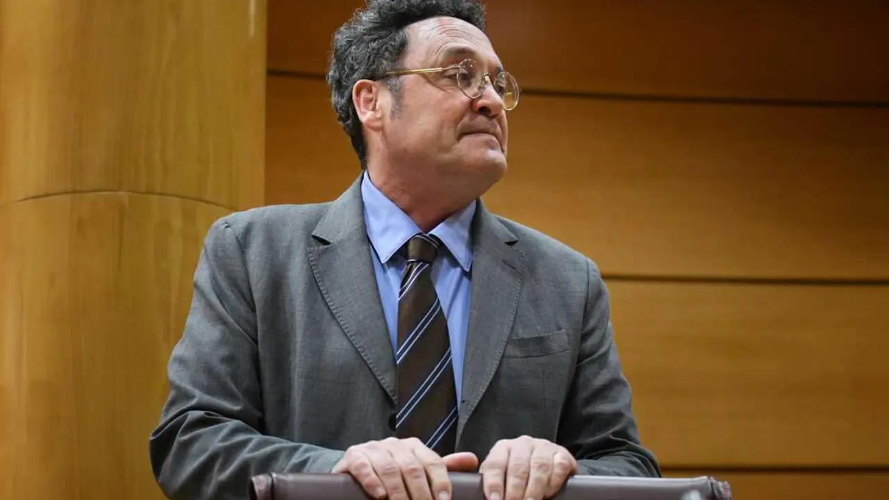 
<p> Cree que existe un "cuadro probatorio s&oacute;lido, coherente y concluyente" contra Garc&iacute;a Ortiz</p>
<p>   MADRID, 9 (EUROPA PRESS) </p>
<p>   El Tribunal Supremo (TS) ha sentenciado que el fiscal general del Estado, &Aacute;lvaro Garc&iacute;a Ortiz, "no puede responder a una noticia falsa mediante la comisi&oacute;n de un delito", indicando que en este caso la revelaci&oacute;n de secretos contra Alberto Gonz&aacute;lez Amador --novio de la presidenta madrile&ntilde;a, Isabel D&iacute;az Ayuso-- lo fue tanto por la filtraci&oacute;n a los medios del 'email' donde el empresario se ofrec&iacute;a a confesar como por la posterior publicaci&oacute;n de una nota de prensa que lo mencionaba.</p>
<p>   La sentencia se ha conocido este martes, casi tres semanas despu&eacute;s de que el tribunal que juzg&oacute; a Garc&iacute;a Ortiz adelantara el fallo por el que acord&oacute; condenarle a dos a&ntilde;os de inhabilitaci&oacute;n para el cargo, multa de 7.200 euros e indemnizaci&oacute;n de 10.000 euros por da&ntilde;os morales.</p>
<p>   En el texto, de 180 folios, el TS da por probado que fue Garc&iacute;a Ortiz o "una persona de su entorno inmediato y con su conocimiento" quien filtr&oacute; la noche del 13 de marzo de 2024 a la 'Cadena SER' el correo enviado el 2 de febrero de ese a&ntilde;o por el abogado de Gonz&aacute;lez Amador a Fiscal&iacute;a para ofrecer que su cliente reconociera los dos delitos fiscales por los que se le investigaba a cambio de eludir la c&aacute;rcel.</p>
<p>   En este punto, el tribunal llama la atenci&oacute;n sobre la llamada de WhatsApp que el periodista de la radio hizo a las 21:38 a Garc&iacute;a Ortiz y que dur&oacute; "cuatro segundos", a pesar de que ambos negaron que llegaran a hablar. Para el TS, esa conexi&oacute;n sugiere "contactos ulteriores por otras v&iacute;as telem&aacute;ticas".</p>
<p>   Los magistrados tambi&eacute;n apoyan la condena en la difusi&oacute;n, a las 10:22 horas del 14 de marzo, de la nota de prensa de la Fiscal&iacute;a donde se detallaba el intercambio de 'emails' entre la defensa de Gonz&aacute;lez Amador y el fiscal del caso, Juli&aacute;n Salto, incluido el hecho de que reconoc&iacute;a la autor&iacute;a de esos dos delitos fiscales.</p>
<p>    A este respecto, recuerdan que Garc&iacute;a Ortiz asumi&oacute; desde el primer momento la autor&iacute;a de ese comunicado, as&iacute; como que su jefa de prensa reconoci&oacute; que "le dict&oacute; p&aacute;rrafos concretos" y que ambos formaron el "consejo de redacci&oacute;n" para ese texto.</p>
<p>   El tribunal considera que la divulgaci&oacute;n de la informaci&oacute;n reservada se materializ&oacute; tanto por la filtraci&oacute;n del 'email' como por la publicaci&oacute;n de la nota informativa, que constituyen "una unidad de acci&oacute;n". "La nota consolida la filtraci&oacute;n iniciada por el correo, en realidad la oficializa", afirma.</p>
<p>   Garc&iacute;a Ortiz esgrimi&oacute; que el comunicado era necesario para desmentir lo que consideraba un "bulo", en alusi&oacute;n a la noticia publicada a las 21:29 horas del 13 de marzo por 'El Mundo', donde se dec&iacute;a que fue Fiscal&iacute;a quien ofreci&oacute; pactar, en vez de al rev&eacute;s; y a las siguientes informaciones que apuntaban que el pacto se hab&iacute;a frenado por "&oacute;rdenes de arriba".</p>
<p>   Sin embargo, el Supremo resuelve que "el fiscal general no puede responder a una noticia falsa mediante la comisi&oacute;n de un delito, como la divulgaci&oacute;n de un escrito de reconocimiento de un hecho para evitar el juicio, incluso cuando el investigado ha insinuado un comportamiento del Ministerio Fiscal no procedente".</p>
<p>"UN DEBER REFORZADO DE RESERVA" </p>
<p>   El tribunal razona que "la negaci&oacute;n de una noticia incierta no requiere la afirmaci&oacute;n p&uacute;blica de la responsabilidad penal reconocida" por una persona bajo investigaci&oacute;n porque eso puede lesionar los derechos de defensa y a la presunci&oacute;n de inocencia que la Fiscal&iacute;a debe garantizar, enfatizando que "sobre Garc&iacute;a Ortiz pesaba un reforzado deber de reserva que quebrant&oacute; sin justificaci&oacute;n".</p>
<p>   En consecuencia, rechaza la tesis de que "lo que ya haya sido divulgado no merezca la protecci&oacute;n dispensable a la informaci&oacute;n secreta o reservada, o que todo aquello que ya es conocido por el p&uacute;blico se sit&uacute;e extramuros de la tutela penal que se dispensa a informaciones que puedan comprometer" derechos fundamentales.</p>
<p>   Por eso, establece que el hecho de que algunos medios dispusieran del correo electr&oacute;nico de 2 de febrero de 2024 antes de que le llegara a Garc&iacute;a Ortiz, a las 21:59 horas del 13 de marzo por 'email', "no neutraliza el deber de confidencialidad del fiscal general".</p>
<p>   Pese a ello, el Supremo no cuestiona la "credibilidad" de los periodistas ni la veracidad de sus testimonios. Simplemente expone que no son suficientes para exonerarlo.</p>
<p>"NO SE ENTIENDE" LA "PREMURA"</p>
<p>   A la filtraci&oacute;n del correo y la difusi&oacute;n de la nota, el TS suma como indicios "la secuencia temporal de comunicaciones, la urgencia mostrada en la obtenci&oacute;n de los correos, (...) el posterior borrado de los registros, los recelos expresados por sus subordinadas sobre la filtraci&oacute;n, junto al hecho de que ninguna otra persona distinta al letrado de Gonz&aacute;lez Amador, el fiscal Salto, la fiscal provincial y el propio fiscal general y su entorno pudieron participar en la filtraci&oacute;n".</p>
<p>   Los magistrados repasan las horas clave de la noche del 13 de marzo, en las que Garc&iacute;a Ortiz activ&oacute; a la jefa de la Fiscal&iacute;a Provincial de Madrid, Pilar Rodr&iacute;guez, para que reclamase al fiscal Salto la cadena completa de correos que intercambi&oacute; con la defensa de Gonz&aacute;lez Amador.</p>
<p>   "Tan apremiante era el encargo que no dudaron en hacer salir al fiscal Salto del partido de f&uacute;tbol al que en ese momento estaba asistiendo, para proceder de forma inmediata a la remisi&oacute;n de los correos", apuntan.</p>
<p>   El Supremo no entiende la "premura" de tal actuaci&oacute;n. "Desde luego, no eran necesarios los correos para negar p&uacute;blicamente que hubiera dado &oacute;rdenes para que no se llegara a una conformidad en el asunto de Gonz&aacute;lez Amador", concluye.</p>
<p>   De hecho, desestima el argumento del fiscal general de que era necesario difundir la nota de prensa para cumplir con el deber de informar de la Fiscal&iacute;a.</p>
<p>EL BORRADO Y LAS ADVERTENCIAS DE LASTRA </p>
<p>   Asimismo, el Supremo recalca que "no existe" norma alguna que obligase a Garc&iacute;a Ortiz a borrar el contenido de su tel&eacute;fono m&oacute;vil "casualmente el d&iacute;a 16 de octubre de 2024, tan solo un d&iacute;a despu&eacute;s" de que se abriera la causa en su contra.</p>
<p>   Para los magistrados, la causa explicativa del borrado "no puede ser otra que la estrat&eacute;gica destrucci&oacute;n de toda la informaci&oacute;n que pudiera comprometer la tesis exoneratoria que hace valer, con toda legitimidad, Garc&iacute;a Ortiz".</p>
<p>   De igual forma, el tribunal se apoya en la declaraci&oacute;n de la fiscal superior de Madrid, Almudena Lastra, quien manifest&oacute; que desde el primer momento advirti&oacute; de que la informaci&oacute;n pod&iacute;a filtrarse. Seg&uacute;n ella, pregunt&oacute; directamente a Garc&iacute;a Ortiz si lo hab&iacute;a hecho y &eacute;l contest&oacute;: "Eso ahora no importa". El Supremo cree que con ello reconoci&oacute; "indirectamente su participaci&oacute;n en la filtraci&oacute;n".</p>
<p>NO HAY "ALTERNATIVA" CRE&Iacute;BLE</p>
<p>   El Supremo estima que todo esto dibuja un "cuadro probatorio s&oacute;lido, coherente y concluyente" contra Garc&iacute;a Ortiz, haciendo hincapi&eacute; en que "no existe una explicaci&oacute;n alternativa razonable que permita cuestionar que la filtraci&oacute;n se desarroll&oacute; en la Fiscal&iacute;a General del Estado y que el propio fiscal tuvo una participaci&oacute;n directa".</p>
<p>   El TS se detiene a analizar la tesis de la defensa de que hasta 600 personas ten&iacute;an acceso a la informaci&oacute;n sensible para rechazarla, porque solo el "entorno pr&oacute;ximo" al fiscal general sab&iacute;a que afectaba al novio de D&iacute;az Ayuso, y porque "evidenciar&iacute;a una brecha de seguridad importante" que habr&iacute;a "merecido" una actuaci&oacute;n del servicio de inspecci&oacute;n que no hubo. Esa "indiferencia institucional (...) s&oacute;lo es entendible a partir de la interesada pasividad" de Garc&iacute;a Ortiz, afea.</p>
<p>   Por &uacute;ltimo, dice que se ha probado que "al menos" hubo esa filtraci&oacute;n a la Cadena SER, ya que constata que "sobre este mismo asunto se han producido otras dos filtraciones, la del expediente tributario y la de la nota de prensa". "Filtraciones que no son objeto de este procedimiento pero revelan una forma de actuar, un tanto an&oacute;mala, sobre este objeto procesal", desliza.</p>
      