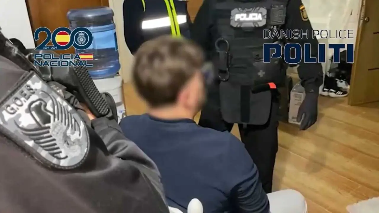 
<p>   MADRID, 10 (EUROPA PRESS)</p>
<p>   La Polic&iacute;a Nacional ha detenido a cinco personas por el secuestro de una pareja en Mijas (M&aacute;laga) y el posterior asesinato del hombre, tras ser estos asaltados y retenidos con el fin de acceder a sus 'wallets' digitales y tratar de sustraer sus criptoactivos.</p>
<p>   As&iacute; lo ha confirmado el cuerpo en un comunicado, recogido por Europa Press, en el que ha detallado que gracias a la colaboraci&oacute;n la polic&iacute;a danesa tambi&eacute;n se han imputado por este delito a otras cuatro personas que ahora se encuentran en territorio dan&eacute;s. De estos, dos est&aacute;n en prisi&oacute;n "por hechos similares".</p>
<p>   El pasado mes de abril, los arrestados presuntamente asaltaron a una pareja disparando al hombre en la pierna "cuando trataba de huir". Acto seguido, les introdujeron en un veh&iacute;culo, para posteriormente retenerles durante "varias horas" en una vivienda mientras la organizaci&oacute;n criminal trataba de acceder a las carteras digitales de la pareja.</p>
<p>   A media noche, la mujer fue liberada por los captores, mientras que su pareja permaneci&oacute; en paradero desconocido hasta que su cad&aacute;ver fue hallado en una zona boscosa de la localidad malague&ntilde;a. El cuerpo de la v&iacute;ctima presentaba evidentes signos de violencia, adem&aacute;s del disparo recibido en la pierna.</p>
<p>    La mujer, denunciante del caso, confirm&oacute; que los asaltantes "vest&iacute;an &iacute;ntegramente de negro, portaban guantes y ocultaban sus rostros con pasamonta&ntilde;as, portando armas de fuego".</p>
<p>    Finalmente, los agentes llevaron a cabo la detenci&oacute;n de las cinco personas en Espa&ntilde;a y registraron seis inmuebles en Madrid y en M&aacute;laga, donde los agentes encontraron dos armas de fuego --una de ellas simulada--, un bast&oacute;n extensible, un pasamonta&ntilde;as, un pantal&oacute;n con restos de sangre.</p>
<p>   Tambi&eacute;n hallaron "vestigios biol&oacute;gicos compatibles" con la sangre hallada en la vivienda donde las v&iacute;ctimas permanecieron retenidas, e intervinieron diversa documentaci&oacute;n de inter&eacute;s para el caso, adem&aacute;s de m&uacute;ltiples dispositivos electr&oacute;nicos y m&oacute;viles.</p>
      