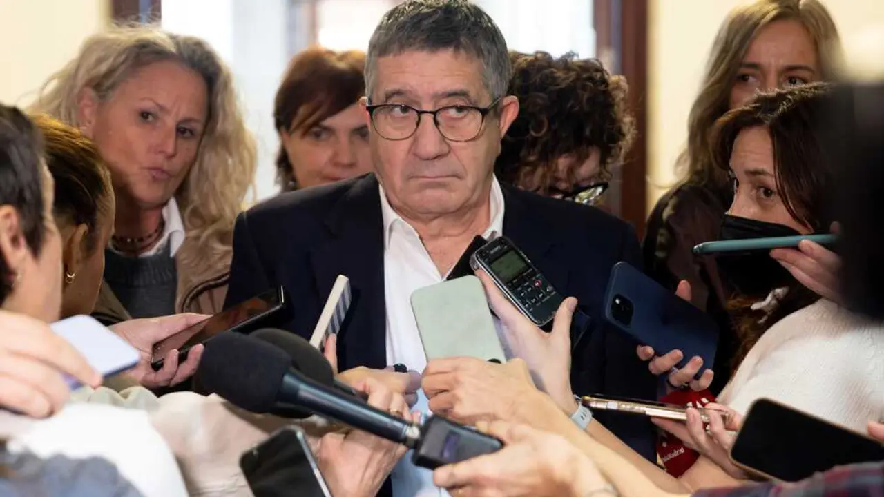 
<p>    MADRID, 10 (EUROPA PRESS TELEVISI&Oacute;N)</p>
<p>   El portavoz del PSOE en el Congreso, Patxi L&oacute;pez, ha asegurado este mi&eacute;rcoles que el partido apartar&aacute; "con contundencia" a quienes sean denunciados por acoso sexual, tras el nuevo caso del presidente de la Diputaci&oacute;n socialista de Lugo y alcalde de Monforte de Lemos, Jos&eacute; Tom&eacute;.</p>
<p>   Seis mujeres han denunciado a Tom&eacute; por presunto acoso sexual a trav&eacute;s del canal interno del PSOE. Los testimonios de las mujeres, en los que hablan de tocamientos, llamadas e im&aacute;genes por parte del socialista, se han dado a conocer en el programa de televisi&oacute;n C&oacute;digo10, de Cuatro.</p>
<p>   En los pasillos de la C&aacute;mara Baja, L&oacute;pez ha se&ntilde;alado que estos casos que est&aacute;n apareciendo est&aacute;n fuera de lo que son "los principios y los valores" del PSOE y "todos" ser&aacute;n apartados del partido "con contundencia".</p>
<p>   Preguntado por el hecho de que socios parlamentarios como ERC est&eacute;n tachando a los socialistas de "in&uacute;tiles" en este asunto, L&oacute;pez ha defendido que su partido lleva propuestas semana tras semana al Congreso, muchas de las cuales "significan un avance para la ciudadan&iacute;a espa&ntilde;ola, que significan nuevos derechos, nuevas ayudas y un nuevo progreso colectivo".</p>
<p>   Y, respecto a la protecci&oacute;n e las mujeres, ha a&ntilde;adido, "hay todo un despliegue de lo que es el Pacto de Estado en este sentido". "Lamentablemente tenemos que lamentar demasiadas v&iacute;ctimas de esa lacra que es el terrorismo machista, pero yo creo que tenemos que sumar todos recursos, fuerzas y voluntades para intentar acabar con ello", ha concluido.</p>
<p> IM&Aacute;GENES DISPONIBLES EN EUROPA PRESS TELEVISI&Oacute;N</p>
<p>URL DE DESCARGA: </p>
<p><a target="_blank" href="https://www.europapress.tv/politica/1034698/1/psoe-asegura-apartara-contundencia-quienes-sean-denunciados-acoso-sexual">https://www.europapress.tv/politica/1034698/1/psoe-asegura-apartara-contundencia-quienes-sean-denunciados-acoso-sexual</a></p>
<p>TEL&Eacute;FONO DE CONTACTO 91 345 44 06 </p>
      