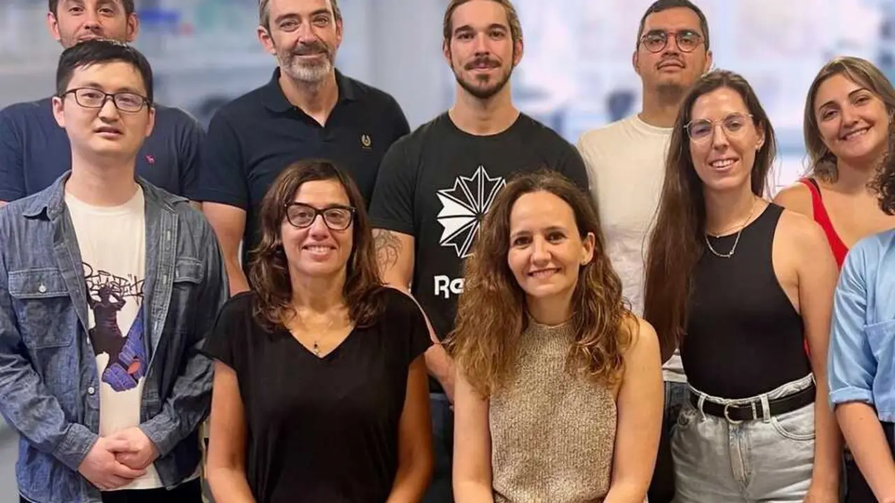 
<p>   ALICANTE, 10 (EUROPA PRESS)</p>
<p>   Investigadores del Grupo de Inmunobiolog&iacute;a Hep&aacute;tica e Intestinal de la Universidad Miguel Hern&aacute;ndez de Elche (UMH) han descubierto un mecanismo inmunol&oacute;gico "clave" que podr&iacute;a reducir la inflamaci&oacute;n cr&oacute;nica en la cirrosis hep&aacute;tica, uno de los problemas "m&aacute;s graves" asociados a esta patolog&iacute;a. En concreto, act&uacute;a como un 'interruptor' y, potencialmente, podr&iacute;a aprovecharse para ralentizar el progreso de la enfermedad.</p>
<p>   El estudio, publicado en 'JHEP Reports' y realizado en ratones y en muestras de tejidos, se&ntilde;ala que la prote&iacute;na LSECtin, presente en c&eacute;lulas especializadas del h&iacute;gado, puede bloquear la expansi&oacute;n de c&eacute;lulas inmunes proinflamatorias y, con ello, atenuar el da&ntilde;o hep&aacute;tico, seg&uacute;n recoge la instituci&oacute;n acad&eacute;mica en un comunicado.</p>
<p>   Asimismo, ha apuntado que "este hallazgo permite explorar nuevas v&iacute;as para el tratamiento de la inflamaci&oacute;n asociada a esta enfermedad". El trabajo est&aacute; coliderado por los investigadores de la UMH Rub&eacute;n Franc&eacute;s y Esther Caparr&oacute;s, adscritos al Departamento de Medicina Cl&iacute;nica, al Instituto de Investigaci&oacute;n, Desarrollo e Innovaci&oacute;n en Biotecnolog&iacute;a Sanitaria de Elche (IDiBE), al Instituto de Investigaci&oacute;n Sanitaria y Biom&eacute;dica de Alicante (Isabial) y al Centro de Investigaci&oacute;n Biom&eacute;dica en Red en Enfermedades Hep&aacute;ticas y Digestivas (CIBERehd).</p>
<p>   La UMH ha recordado que la cirrosis hep&aacute;tica es una enfermedad grave en la que el tejido del h&iacute;gado se va cicatrizando. Al mismo tiempo, se da una inflamaci&oacute;n persistente que acelera el da&ntilde;o. En este contexto, el equipo de investigadores ha observado que una prote&iacute;na protectora del h&iacute;gado, LSECtin, pierde actividad a medida que avanza la enfermedad.</p>
<p>   "Cuando LSECtin disminuye, las c&eacute;lulas Th17, un tipo de linfocitos altamente inflamatorios, se multiplican y agravan el da&ntilde;o hep&aacute;tico", explica el investigador de la UMH Sebasti&aacute;n Mart&iacute;nez, primer autor del estudio.</p>
<p>   Estas c&eacute;lulas Th17 son responsables de impulsar respuestas inflamatorias intensas que contribuyen a la progresi&oacute;n de la enfermedad. Para estudiar este proceso, el equipo emple&oacute; un modelo murino de cirrosis en el que los ratones fueron modificados para sobreexpresar LSECtin. "Esto nos permiti&oacute; comprobar que restaurar la presencia de LSECtin en el h&iacute;gado tiene un efecto protector", se&ntilde;ala el profesor de la UMH Rub&eacute;n Franc&eacute;s.</p>
<p>"HALLAZGO PRINCIPAL"</p>
<p>   Adem&aacute;s, analizaron muestras de h&iacute;gado humano con y sin cirrosis, lo que confirm&oacute; que la p&eacute;rdida de LSECtin "tambi&eacute;n es caracter&iacute;stica de los pacientes y no solo en modelos animales". El "hallazgo principal" del estudio es que LSECtin act&uacute;a sobre el receptor LAG-3, un regulador inmunol&oacute;gico con creciente inter&eacute;s farmacol&oacute;gico. "Identificamos LAG-3 como el mecanismo molecular a trav&eacute;s del cual LSECtin apaga la respuesta Th17", afirma la profesora de la UMH Esther Caparr&oacute;s.</p>
<p>   Esta interacci&oacute;n LSECtin-LAG-3 bloquea la expansi&oacute;n de las c&eacute;lulas Th17 y favorece la aparici&oacute;n de c&eacute;lulas reguladoras, que promueven la tolerancia inmunol&oacute;gica y reducen la inflamaci&oacute;n. "Es un mecanismo dual: frena lo que da&ntilde;a y potencia lo que protege", resume la experta.</p>
<p>   La UMH ha agregad que aunque este estudio no tiene aplicaci&oacute;n directa en pacientes, los resultados abren la puerta al dise&ntilde;o de estrategias farmacol&oacute;gicas "que restauren o imiten la acci&oacute;n de LSECtin en el h&iacute;gado".</p>
<p>   Dado que recuperar esta prote&iacute;na reduce la inflamaci&oacute;n en los modelos experimentales, "la interacci&oacute;n LSECtin-LAG-3 podr&iacute;a convertirse en un objetivo terap&eacute;utico de gran inter&eacute;s para tratar la cirrosis", subraya Caparr&oacute;s.</p>
<p>   "Esto permitir&iacute;a modular la respuesta inmune en fases tempranas o avanzadas de la enfermedad, con el potencial de ralentizar su progresi&oacute;n", han apuntado desde la instituci&oacute;n acad&eacute;mica.</p>
<p>COLABORADORES</p>
<p>   En el estudio han colaborado, adem&aacute;s del Grupo de Inmunobiolog&iacute;a Hep&aacute;tica e Intestinal del IDiBE UMH, profesionales de varias instituciones de referencia en investigaci&oacute;n biom&eacute;dica: Isabial, CIBERehd, el grupo de Biolog&iacute;a Vascular Hep&aacute;tica del IDIBAPS en Barcelona, el Departamento de Inmunolog&iacute;a, Oftalmolog&iacute;a y ORL de la Universidad Complutense de Madrid (UCM) y la Unidad de Inmunometabolismo e Inflamaci&oacute;n del Instituto de Investigaci&oacute;n Sanitaria Gregorio Mara&ntilde;&oacute;n.</p>
<p>   La investigaci&oacute;n ha contado con financiaci&oacute;n de la Comisi&oacute;n Europea, de la Agencia Estatal de Investigaci&oacute;n, del Instituto de Salud Carlos III, de la Conselleria de Educaci&oacute;n, Cultura, Universidades y Empleo de la Generalitat Valenciana y de la Generalitat de Catalunya a trav&eacute;s de distintos programas competitivos.</p>
      