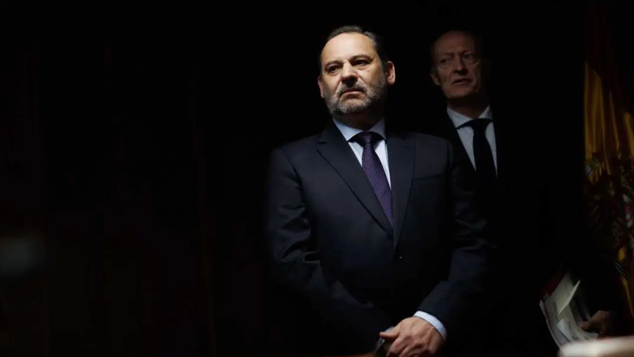 
<p>    MADRID, 10 (EUROPA PRESS)</p>
<p>   La Sala de Apelaci&oacute;n del Tribunal Supremo ha avalado la decisi&oacute;n del magistrado Leopoldo Puente de procesar al exministro Jos&eacute; Luis &Aacute;balos y al exasesor ministerial Koldo Garc&iacute;a por presuntas irregularidades en los contratos de mascarillas que adjudic&oacute; el Ministerio de Transportes durante la pandemia.</p>
<p>   Los magistrados Antonio del Moral, Pablo Llarena y Juan Ram&oacute;n Berdugo as&iacute; lo han acordado en una resoluci&oacute;n que se ha dado a conocer este mi&eacute;rcoles, en la que desestiman los recursos que presentaron &Aacute;balos y Koldo contra el auto del pasado 3 de noviembre en el que Puente propuso juzgarles por presuntos delitos de cohecho, pertenencia a organizaci&oacute;n criminal, tr&aacute;fico de influencias y malversaci&oacute;n.</p>
<p>   El magistrado considera que &Aacute;balos, Koldo y el empresario V&iacute;ctor de Aldama "se concertaron" para aprovechar la condici&oacute;n del ministro y su "influencia" para "beneficiarse econ&oacute;micamente de la adjudicaci&oacute;n de contratos que pudieran realizarse en el &aacute;mbito de la Administraci&oacute;n P&uacute;blica, as&iacute; como para aprovechar en su beneficio econ&oacute;mico cuantas oportunidades se les pudieran presentar de hacerlo vali&eacute;ndose de dicha valiosa influencia".</p>
<p>   Puente dio paso despu&eacute;s de que el pasado septiembre decidiera dividir la causa para dejar en la pieza principal las investigaciones relativas a los contratos de mascarillas y dedicar la pieza separada a la presunta trama de cobro de comisiones a cambio de obra p&uacute;blica.</p>
<p>   La Fiscal&iacute;a pide 24 a&ntilde;os de prisi&oacute;n para &Aacute;balos, 19 a&ntilde;os y medio para Koldo y siete a&ntilde;os para Aldama. Por su parte, las acusaciones populares, lideradas por el PP, reclaman 30 a&ntilde;os de c&aacute;rcel para el exministro y su exasesor, mientras que para el empresario solicitan los misma pena que el Ministerio P&uacute;blico.</p>
<p>   De cara al juicio, tanto la Fiscal&iacute;a como las acusaciones populares pidieron al magistrado que acordara el ingreso en prisi&oacute;n provisional de &Aacute;balos y Koldo ante el riesgo de fuga que apreciaban por las altas penas reclamadas. El instructor les dio la raz&oacute;n y envi&oacute; a los dos a la c&aacute;rcel de Soto del Real (Madrid) el pasado 28 de noviembre.</p>
<p>((HABR&Aacute; AMPLIACI&Oacute;N)) </p>
      