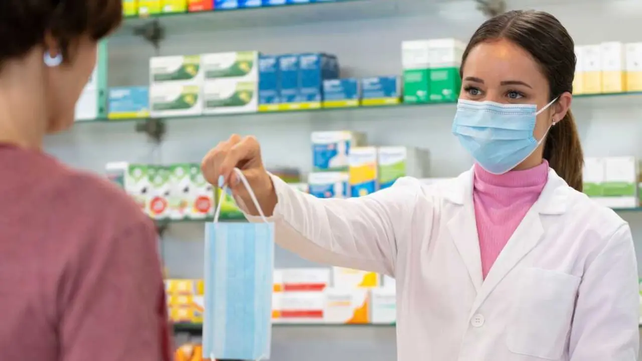 
<p>    MADRID, 10 (EUROPA PRESS)</p>
<p>   La demanda acumulada de mascarillas en las farmacias comunitarias ha aumentado un 385 por ciento en las &uacute;ltimas dos semanas, seg&uacute;n datos del Observatorio de Tendencias de Cofares, que tambi&eacute;n muestra un incremento del 150 por ciento en la demanda de test de ant&iacute;genos durante el mismo periodo.</p>
<p>   Cofares ha comunicado este mi&eacute;rcoles la notable crecida en la demanda de productos asociados a la prevenci&oacute;n y tratamiento de infecciones respiratorias, coincidiendo con el adelanto de la temporada de gripe, que est&aacute; teniendo una afectaci&oacute;n significativa en Espa&ntilde;a y una transmisi&oacute;n m&aacute;s r&aacute;pida como consecuencia de la variante K de la gripe A.</p>
<p>   El Observatorio de Tendencias de Cofares muestra que los productos destinados al alivio de s&iacute;ntomas de gripes y resfriados han experimentado un repunte del 47 por ciento. En concreto, los art&iacute;culos indicados para la tos han registrado un crecimiento del 41 por ciento, mientras que los destinados al cuidado de la garganta han aumentado un 21 por ciento y los descongestivos nasales han experimentado una subida del 10 por ciento.</p>
<p>   El an&aacute;lisis del Observatorio de Tendencias de Cofares revela un patr&oacute;n dominante que muestra una alta sensibilidad social ante el aumento de casos de gripe y otras infecciones respiratorias, impulsando la compra preventiva de mascarillas y test y la b&uacute;squeda temprana de tratamiento en farmacia.</p>
<p>   De mantenerse la velocidad de transmisi&oacute;n ligada a la variante K, el Observatorio anticipa que la demanda de productos respiratorios continuar&aacute; elevada durante las pr&oacute;ximas semanas.</p>
      