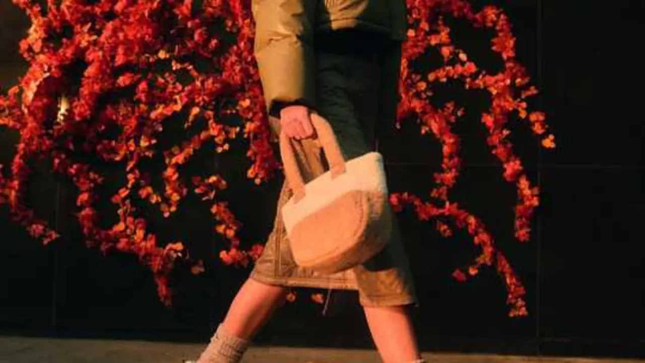 
<p>(Informaci&oacute;n remitida por la empresa firmante)</p>
<p>Las botas se consagran como el gran icono del invierno, capaces de transformar cualquier look, desde el urbano hasta el m&aacute;s sofisticado</p>
<p>Barcelona, 10 de diciembre de 2025.- DEICHMANN Calzados, filial del grupo alem&aacute;n DEICHMANN SE primer minorista de calzado de Europa, vuelve a marcar el paso de la temporada con una propuesta que pone el foco en el calzado m&aacute;s deseado del invierno: las botas. Con el lanzamiento de sus colecciones Fashion Boots y Cozy Boots, la marca re&uacute;ne en un mismo universo dise&ntilde;o, tendencia y confort para acompa&ntilde;ar todos los momentos &mdash;dentro y fuera de la ciudad&mdash; con personalidad y calidez.</p>
<p>Las botas se consolidan como el gran icono invernal, capaces de transformar desde un look urbano hasta un conjunto m&aacute;s sofisticado. Con esta doble propuesta, DEICHMANN responde a las necesidades de un invierno que pide estilo, funcionalidad y comodidad a partes iguales.*Mientras Fashion Boots aporta fuerza, presencia y un ADN fashion inconfundible, Cozy Boots abraza el esp&iacute;ritu c&aacute;lido y relajado de la temporada. Ambas l&iacute;neas conviven como dos caras del invierno: una m&aacute;s urbana y atrevida; la otra m&aacute;s suave, acogedora y sensorial. Las Fashion Boots de DEICHMANN llegan con car&aacute;cter urbano y una est&eacute;tica contempor&aacute;nea que domina los looks de temporada. Los modelos de corte track, las suelas chunky y los acabados atrevidos se convierten en protagonistas indiscutibles del street style.*El charol negro aporta brillo y sofisticaci&oacute;n para quienes buscan un look con impacto, elevando incluso los conjuntos m&aacute;s minimalistas.* El animal print en leopardo, uno de los grandes favoritos de la temporada, a&ntilde;ade un gui&ntilde;o salvaje y fashion que transforma cualquier outfit.*A pesar de su est&eacute;tica rompedora, las Fashion Boots mantienen el sello DEICHMANN: suela dentada, resistencia y m&aacute;ximo confort para seguir el ritmo de la ciudad sin renunciar al estilo.</p>
<p>En el otro extremo del universo invernal llegan las Cozy Boots, una colecci&oacute;n pensada para quienes buscan suavidad, calidez y bienestar sin sacrificar el dise&ntilde;o. Inspiradas en los d&iacute;as fr&iacute;os que invitan a disfrutar del hogar, estas botas fusionan confort y moda con un aire acogedor y femenino. En esta colecci&oacute;n, las texturas suaves y los materiales aterciopelados se funden con acabados de piel de peluche, piel sint&eacute;tica y suelas ligeras que garantizan comodidad durante todo el d&iacute;a. Desde los botines cl&aacute;sicos en tonos neutros hasta los modelos con detalles de cadena o cordones trenzados, cada dise&ntilde;o celebra la calidez y la feminidad de una temporada que se vive mejor con los pies bien abrigados.*Los tonos tierra, el beige avellana y el marr&oacute;n canela dominan la paleta crom&aacute;tica, evocando el esp&iacute;ritu cozy que define la tendencia m&aacute;s deseada del momento: la elegancia relajada. Modelos como el bot&iacute;n con piel sint&eacute;tica o las slippers de suela chunky reinterpretan el concepto de calzado de descanso, fusionando moda y bienestar en una sola pieza.*Ya sea para elevar un look urbano con una bota de charol o para disfrutar de la calidez de un bot&iacute;n cozy, la marca vuelve a demostrar que moda y &uacute;ltima tendencia pueden ir de la mano y renovarse cada invierno.*</p>
<p>Descubrir*la nueva colecci&oacute;n de calzado DEICHMANN que ya est&aacute; disponible en la web oficial de la marca deichmann.com, en su aplicaci&oacute;n m&oacute;vil, disponible para IOS y Android, y en tiendas DEICHMANN.</p>
<p>DEICHMANN Calzados celebra 15 A&ntilde;os en Espa&ntilde;a: Un Viaje de &Eacute;xito y Crecimiento con paso firme hacia el futuro en el mercado nacional.*Este a&ntilde;o 2025, DEICHMANN Calzados, filial del grupo alem&aacute;n DEICHMANN SE y primer minorista de calzado de Europa, se enorgullece de celebrar 15 a&ntilde;os de presencia en Espa&ntilde;a, un hito que refleja el compromiso de la compa&ntilde;&iacute;a con el mercado espa&ntilde;ol y con sus clientes nacionales. Desde su llegada a Espa&ntilde;a, DEICHMANN Calzados ha trabajado incansablemente para ofrecer a*todos los clientes una amplia gama de calzado y accesorios de alta calidad a precios muy competitivos, con un claro enfoque en las &uacute;ltimas tendencias de moda en calzado, adem&aacute;s de un*excelente servicio al cliente. A lo largo de estos 15 a&ntilde;os en Espa&ntilde;a, DEICHMANN Calzados ha ampliado su red de establecimientos, alcanzando un total de 88 tiendas ubicadas en las principales ciudades espa&ntilde;olas situadas en los centros comerciales m&aacute;s transitados del pa&iacute;s.*Este crecimiento es el fruto de una estrategia de expansi&oacute;n e innovaci&oacute;n, nacional e internacional, que continuar&aacute; durante los pr&oacute;ximos a&ntilde;os, con nuevas aperturas y reaperturas que fortalecer&aacute;n m&aacute;s a&uacute;n la presencia de DEICHMANN*en los diferentes mercados. Para conmemorar este importante hito, la compa&ntilde;&iacute;a ha llevado a cabo una serie de eventos y activaciones a lo largo de todo el a&ntilde;o 2025. Se realizaron promociones exclusivas y eventos especiales con sorpresas para todos sus clientes, proveedores y trabajadores, de los cuales se inform&oacute; a trav&eacute;s de las redes sociales y de la p&aacute;gina web de DEICHMANN.</p>
<p>Novedad " DEICHMANN presenta D+: su nueva tarjeta de fidelidad en Espa&ntilde;a</p>
<p>*D+ es la nueva tarjeta de fidelidad de DEICHMANN ESPA&Ntilde;A, pensada para premiar la confianza de sus clientes habituales. Permite acceder a ventajas exclusivas tanto en tienda f&iacute;sica (Pen&iacute;nsula y Baleares) como en la web. Al registrarse, el cliente recibe un cup&oacute;n de bienvenida de 5&nbsp;&euro;* para su pr&oacute;xima compra (m&iacute;nimo 30&nbsp;&euro;, excluidos art&iacute;culos en promoci&oacute;n).*Tambi&eacute;n incluye beneficios como cupones por cumplea&ntilde;os y condiciones especiales en futuras compras. El registro puede hacerse online (autom&aacute;ticamente si ya se dispone de cuenta) o desde el apartado espec&iacute;fico en la web.</p>
<p>**Beneficios v&aacute;lidos durante 30 d&iacute;as tras el registro, en tiendas f&iacute;sicas y/u online.</p>
<p>M&aacute;s informaci&oacute;n en: <a target="_blank" href="https://www.deichmann.com/es-es/s/dplus">https://www.deichmann.com/es-es/s/dplus</a></p>
<p>M&aacute;s informaci&oacute;n sobre DEICHMANN:</p>
<p>En la web oficial de la marca: <a target="_blank" href="https://www.deichmann.com">https://www.deichmann.com</a></p>
<p>Y en sus redes sociales oficiales:</p>
<p>*Instagram: @deichmann_es</p>
<p>*Tik Tok: @deichmann_espana</p>
<p>*Facebook: <a target="_blank" href="https://www.facebook.com/Deichmann.ES/">https://www.facebook.com/Deichmann.ES/</a></p>
<p>DEICHMANN SE, con sede en Essen (Alemania), se fund&oacute; en 1913 y sigue siendo una empresa familiar al 100%. El grupo empresarial es el l&iacute;der europeo del mercado minorista del calzado y opera en m&aacute;s de 30 pa&iacute;ses de todo el mundo. Emplea a m&aacute;s de 49.900 personas y gestiona m&aacute;s de 4.700 tiendas y 40 tiendas en l&iacute;nea. Adem&aacute;s de las tiendas DEICHMANN, la empresa es propietaria de Dosenbach, Ochsner Shoes y Ochsner Sport en Suiza, vanHaren en los Pa&iacute;ses Bajos y B&eacute;lgica y Rack Room Shoes en Estados Unidos. Tambi&eacute;n es propietaria del Grupo SNIPES, con tiendas y comercios en l&iacute;nea en Europa y Estados Unidos. Desde hace d&eacute;cadas, la empresa participa en diversos proyectos sociales, por ejemplo, a trav&eacute;s de la Fundaci&oacute;n DEICHMANN.</p>
<p>Emisor: DEICHMANN</p>
<p>Contacto</p>
<p>Nombre contacto: Cristina Gispert</p>
<p>Descripci&oacute;n contacto: Senior Manager Brand Lifestyle, Fashion &amp; Beauty - Newlink Spain</p>
<p>Tel&eacute;fono de contacto: 610913411</p>
      