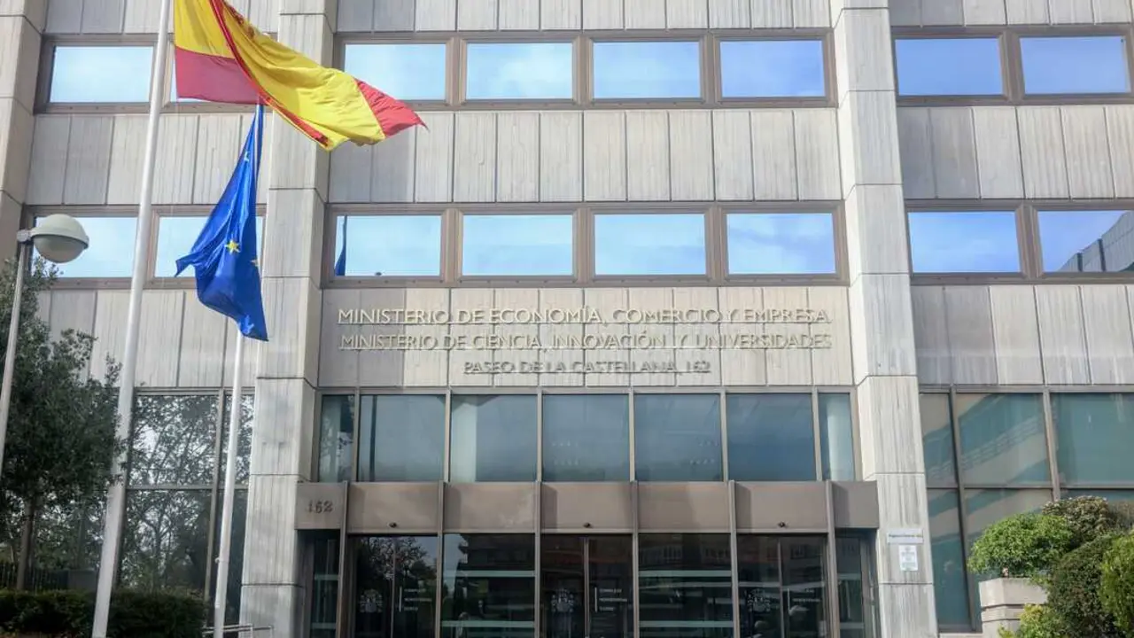 
<p>    MADRID, 10 (EUROPA PRESS TELEVISI&Oacute;N)</p>
<p>   El ministro de Econom&iacute;a, Comercio y Empresa, Carlos Cuerpo, ha anunciado la creaci&oacute;n de una 'Brigada Antifraude' para luchar contra el fraude financiero, en colaboraci&oacute;n con el Ministerio de Transformaci&oacute;n Digital, entidades bancarias, operadores de telecomunicaciones y Banco de Espa&ntilde;a.</p>
<p>   Cuerpo ha anunciado la creaci&oacute;n de este organismo en una rueda de prensa celebrada con posterioridad a la reuni&oacute;n que ha mantenido este mi&eacute;rcoles con patronales bancarias, agrupaciones de usuarios y Banco de Espa&ntilde;a para hacer seguimiento de las medidas sobre inclusi&oacute;n financiera.</p>
<p>   "Esta brigada tendr&aacute; ambas labores, la de trabajar en el &aacute;mbito de la prevenci&oacute;n y la de ser capaces de tener un agente que responda de manera r&aacute;pida (...). Queremos que sea un ente operativo y concentrar a todos los agentes relevantes en esta brigada", ha afirmado Cuerpo.</p>
<p>   El objetivo de la brigada es tener "mecanismos de alerta temprana" y proveer "respuestas r&aacute;pidas y contundentes" frente a actuaciones de fraude. El ministro ha indicado que la brigada tendr&aacute; capacidad de proponer medidas normativas si las ven necesarias. "Estamos abiertos a cualquier tipo de propuesta que surja de la identificaci&oacute;n de estos retos por parte de los expertos", ha dicho Cuerpo.</p>
<p>   La presidenta de la patronal AEB, Alejandra Kindel&aacute;n, ha resaltado que es "fundamental" que en la brigada est&eacute;n presentes tanto las entidades financieras como los operadores de telecomunicaciones. "La cuesti&oacute;n nos incumbe a todos", ha afirmado.</p>
<p>   Kindel&aacute;n tambi&eacute;n ha hecho hincapi&eacute; en la prevenci&oacute;n, destacando que existe una "disonancia" entre la realidad del fraude y la percepci&oacute;n de los ciudadanos de ser posibles v&iacute;ctimas. Esta disonancia es "un caldo de cultivo" para los ciberdelincuentes, ha recalcado.</p>
<p>   "Todos los ciudadanos tenemos una huella digital y esta huella digital tenemos que ser muy conscientes de ella y adaptar las cautelas necesarias", ha enfatizado.</p>
<p>   El director general de CECA, la otra gran patronal bancaria, Antonio Romero, ha destacado que la reuni&oacute;n ha sido "extraordinariamente" productiva y constructiva por la cooperaci&oacute;n entre las partes. Tambi&eacute;n ha valorado positivamente aprovechar esta reuni&oacute;n para abordar la problem&aacute;tica del fraude financiero.</p>
<p>   Romero tambi&eacute;n ha destacado que las entidades financieras realizan continuamente campa&ntilde;as especializadas para informar de las nuevas v&iacute;as de fraude. "Tambi&eacute;n las asociaciones dedicamos un enorme esfuerzo por aumentar esta sensibilizaci&oacute;n", ha recalcado.</p>
<p>   En la rueda de prensa tambi&eacute;n ha intervenido la presidenta de la agrupaci&oacute;n de usuarios financieros Asufin, Patricia Su&aacute;rez, que ha afirmado que "el usuario financiero necesita un marco legislativo mucho m&aacute;s protector, que delimite de forma suficiente el grado de responsabilidad en los casos de ciberfraude, y que tenga en cuenta el contexto en el que se produce".</p>
<p>   "Los bancos tienen que trabajar de la mano de las empresas de telefon&iacute;a y las tecnol&oacute;gicas para avanzar en la prevenci&oacute;n del fraude", ha apostillado.</p>
<p>   Respecto al resto de asuntos tratados en esta reuni&oacute;n, Cuerpo ha indicado que las asociaciones de usuarios han pedido al Ministerio darle un "impulso final" a aprobar, por fin, la Autoridad de Defensa del Cliente Financiero. El ministro ha indicado que este organismo podr&iacute;a "apoyar" en los reembolsos de cantidades defraudadas a trav&eacute;s de resoluciones vinculantes.</p>
<p>   En la reuni&oacute;n tambi&eacute;n se ha constatado los "avances" en materia de inclusi&oacute;n financiera para mayores, personas con discapacidad, en el &aacute;mbito rural y en el &aacute;mbito urbano. El ministerio y las entidades se han comprometido a crear un mapa nacional de accesibilidad de servicios de financieros. Se dar&aacute;n m&aacute;s datos de este mapa en junio, cuando se produzca la pr&oacute;xima reuni&oacute;n de seguimiento.</p>
<p> IM&Aacute;GENES DISPONIBLES EN EUROPA PRESS TELEVISI&Oacute;N</p>
<p>URL DE DESCARGA: <a target="_blank" href="https://www.europapress.tv/economia/1035032/1/gobierno-creara-brigada-contra-fraude-financiero">https://www.europapress.tv/economia/1035032/1/gobierno-creara-brigada-contra-fraude-financiero</a></p>
<p> TEL&Eacute;FONO DE CONTACTO 91 345 44 06 </p>
      