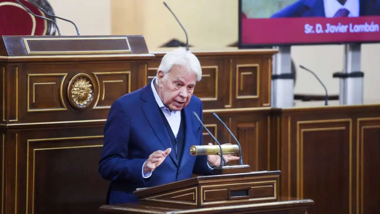 
<p>    MADRID, 10 (EUROPA PRESS)</p>
<p>   El expresidente del Gobierno Felipe Gonz&aacute;lez se ha mostrado este mi&eacute;rcoles partidario de que el rey Juan Carlos I regrese de Abu Dabi, donde reside desde hace cinco a&ntilde;os, y vuelva a Espa&ntilde;a, a la vez que ha reconocido que no ha podido leer todav&iacute;a las memorias del em&eacute;rito.</p>
<p>   "A m&iacute; me gustar&iacute;a que estuviera", ha respondido brevemente Gonz&aacute;lez a su llegada a la presentaci&oacute;n del libro 'La huella de S&aacute;nchez' escrito por el periodista Jos&eacute; Antonio Zarzalejos, al ser cuestionado en concreto por si le gustar&iacute;a que estuviera Don Juan Carlos en Espa&ntilde;a.</p>
<p>    El expresidente ha coincidido en el mismo acto con el l&iacute;der del PP, Alberto N&uacute;&ntilde;ez Feij&oacute;o. El libro, editado por 'La esfera de los libros', aborda la llegada de Pedro S&aacute;nchez al poder en 2018, inaugur&aacute;ndose "un ciclo pol&iacute;tico que ha degradado al extremo el sistema constitucional nacido en 1978", y la relaci&oacute;n del presidente del Gobierno con Felipe VI.</p>
      