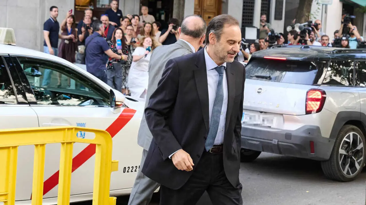 
<p>    MADRID, 11 (EUROPA PRESS)</p>
<p>   El magistrado del Tribunal Supremo Leopoldo Puente ha decretado este jueves la apertura de juicio oral para el exministro Jos&eacute; Luis &Aacute;balos, el exasesor Koldo Garc&iacute;a y el empresario V&iacute;ctor de Aldama por presuntas irregularidades en los contratos de mascarillas que adjudic&oacute; Transportes durante la pandemia, al tiempo que ha acordado mantener en prisi&oacute;n a los dos primeros.</p>
<p>   El instructor del 'caso Koldo' ha adoptado esta decisi&oacute;n despu&eacute;s de que esta misma semana la Sala de Apelaci&oacute;n rechazara los recursos de ambos acusados a su decisi&oacute;n de procesarles por presuntos delitos de cohecho, pertenencia a organizaci&oacute;n criminal, tr&aacute;fico de influencias y malversaci&oacute;n.</p>
<p>   La Fiscal&iacute;a pide 24 a&ntilde;os de prisi&oacute;n para &Aacute;balos, 19 a&ntilde;os y medio para Koldo y siete a&ntilde;os para de Aldama. Por su parte, las acusaciones populares, lideradas por el PP, reclaman 30 a&ntilde;os de c&aacute;rcel para el exministro y su exasesor, mientras que para el empresario solicitan los misma pena que el Ministerio P&uacute;blico.</p>
<p>   De cara al juicio, tanto la Fiscal&iacute;a como las acusaciones populares pidieron al magistrado que acordara el ingreso en prisi&oacute;n provisional de &Aacute;balos y Koldo ante el riesgo de fuga que apreciaban por las altas penas reclamadas. El instructor les dio la raz&oacute;n y envi&oacute; a los dos a la c&aacute;rcel de Soto del Real (Madrid) el pasado 28 de noviembre.</p>
<p>   Puente env&iacute;a a juicio a los tres acusados despu&eacute;s de que el pasado septiembre decidiera dividir la causa para dejar en la pieza principal las investigaciones relativas a los contratos de mascarillas y dedicar la pieza separada a la presunta trama de cobro de comisiones a cambio de obra p&uacute;blica. </p>
      