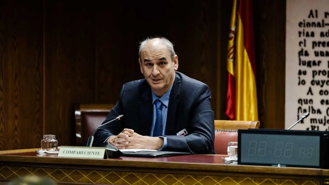 
<p> Niega cualquier tipo de relaci&oacute;n "comercial o profesional" con Koldo Garc&iacute;a </p>
<p>   MADRID, 11 (EUROPA PRESS)</p>
<p>   El empresario Juan Carlos Barrab&eacute;s ha defendido este jueves que tanto &eacute;l como todas las empresas en las que tiene participaci&oacute;n han actuado con "absoluta regularidad" y ha negado tener cualquier tipo de "relaci&oacute;n comercial o profesional" con el exasesor ministerial Koldo Garc&iacute;a.</p>
<p>   En su intervenci&oacute;n inicial en la comisi&oacute;n de investigaci&oacute;n del Senado sobre el 'caso Koldo', Barrab&eacute;s ha anticipado que no va a contestar ninguna de las preguntas de los senadores al estar siendo "objeto de investigaci&oacute;n en la v&iacute;a judicial", en alusi&oacute;n a su condici&oacute;n de imputado en la causa que dirige el juez Juan Carlos Peinado contra Bego&ntilde;a G&oacute;mez, esposa del presidente del Gobierno, Pedro S&aacute;nchez.</p>
<p>   "Nunca he tenido relaci&oacute;n comercial o profesional con Koldo Garc&iacute;a. Jam&aacute;s he intervenido en contratos, licencias o ayudas u otras operaciones del Gobierno y del sector p&uacute;blico relacionadas con la intermediaci&oacute;n de Koldo Garc&iacute;a Izaguirre o con las dem&aacute;s personas relacionadas con la Operaci&oacute;n Delorme", ha expresado.</p>
<p>   "Respecto al resto de preguntas que me puedan formular y que, como saben, est&aacute;n siendo objeto de investigaci&oacute;n en la v&iacute;a judicial, por no perjudicar el derecho de defensa que me asiste, no voy a contestar a ninguna pregunta. Lo &uacute;nico que puedo decir es que tanto yo como las empresas en las que tengo participaci&oacute;n han actuado con absoluta regularidad", ha aducido.</p>
<p>   Durante los interrogatorios de las senadoras de UPN y Vox, Mar&iacute;a del Mar Caballero y Paloma G&oacute;mez, respectivamente, que le han preguntado sobre la adjudicaci&oacute;n de contratos presuntamente vinculados a Bego&ntilde;a G&oacute;mez, Barrab&eacute;s ha reiterado que se acoge a su derecho a no contestar pero que, en cualquier caso, "todas esas cosas ya est&aacute;n m&aacute;s que contestadas" y "son p&uacute;blicas".</p>
<p>CONTRATOS BAJO SOSPECHA </p>
<p>   El empresario est&aacute; imputado en el conocido como 'caso Bego&ntilde;a G&oacute;mez', en el que el magistrado investiga a la esposa de S&aacute;nchez por la presunta autor&iacute;a de los delitos de malversaci&oacute;n, tr&aacute;fico de influencias, corrupci&oacute;n en los negocios, intrusismo y la supuesta apropiaci&oacute;n indebida de un 'software' en la creaci&oacute;n de una c&aacute;tedra universitaria de la Universidad Complutense de Madrid (UCM).</p>
<p>   En concreto, el magistrado investiga a Barrab&eacute;s por la presunta comisi&oacute;n de los delitos de tr&aacute;fico de influencias y corrupci&oacute;n en los negocios por la presunta adjudicaci&oacute;n de contratos gracias a la supuesta recomendaci&oacute;n de Bego&ntilde;a G&oacute;mez.</p>
<p>   Adem&aacute;s, la Fiscal&iacute;a Europea acord&oacute; el pasado mes de junio citar en calidad de investigado a Barrab&eacute;s por presuntas irregularidades en contratos sufragados con fondos europeos que aval&oacute; mediante carta Bego&ntilde;a G&oacute;mez.</p>
<p>   Durante su declaraci&oacute;n ante el juez Peinado, el empresario asegur&oacute; que mantuvo una reuni&oacute;n en el Palacio de La Moncloa con el jefe del Ejecutivo, Pedro S&aacute;nchez, para abordar asuntos relacionados con el &aacute;mbito profesional de la innovaci&oacute;n.</p>
<p>   Barrab&eacute;s neg&oacute; la presencia de Bego&ntilde;a G&oacute;mez en ese encuentro, si bien reconoci&oacute; haberse reunido con la mujer de S&aacute;nchez tanto en Moncloa como en su propia oficina. En aquellos encuentros, siempre seg&uacute;n su testimonio, G&oacute;mez le habr&iacute;a pedido su ayuda para modificar un m&oacute;dulo del m&aacute;ster incluido en la c&aacute;tedra que dirige en la Universidad Complutense de Madrid (UCM) y que es objeto de la investigaci&oacute;n del juez Peinado.</p>
      