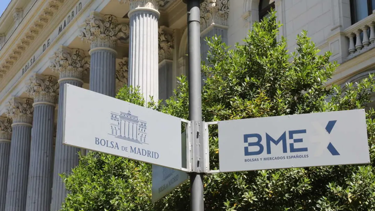 
<p>   MADRID, 11 (EUROPA PRESS TELEVISI&Oacute;N)</p>
<p>   El Ibex 35 ha abierto este jueves con un ligero avance del 0,04%, lo que le ha permitido mantener la cota psicol&oacute;gica de los 16.700 puntos y marcar nuevos m&aacute;ximos hist&oacute;ricos, al situarse en los 16.768,4 enteros hacia las 9.00 horas.</p>
<p>   En concreto, la jornada estar&aacute; marcada por la reacci&oacute;n de los mercados a la decisi&oacute;n adoptada ayer por el Comit&eacute; Federal de Mercado Abierto (FOMC, por sus siglas en ingl&eacute;s) de la Reserva Federal de Estados Unidos (Fed) de recortar los tipos de inter&eacute;s.</p>
<p>   El organismo presidido por Jerome Powell decidi&oacute; este mi&eacute;rcoles --con las Bolsas europeas ya cerradas-- reducir en 25 puntos b&aacute;sicos los tipos de inter&eacute;s, hasta situarlos en un rango objetivo del 3,50% al 3,75%.</p>
<p>   En este contexto, Powell explic&oacute; que las discrepancias observadas a la hora de recortar este mi&eacute;rcoles los tipos de inter&eacute;s en 25 puntos b&aacute;sicos son fruto del "inusual" choque de riesgos al alza para la inflaci&oacute;n y a la baja para el mercado laboral.</p>
<p>   En el &aacute;mbito empresarial espa&ntilde;ol, GIP (BlackRock) ha vendido un 7,1% del capital de Naturgy por 1.703,4 millones de euros, de modo que su participaci&oacute;n en la energ&eacute;tica se reduce ahora al 11,4%.</p>
<p>   Por otro lado, el consejo de administraci&oacute;n de Indra se reuni&oacute; este mi&eacute;rcoles y acord&oacute; por unanimidad que la posible fusi&oacute;n con Escribano Mechanical &amp; Engineering (EM&amp;E) resulta "coherente" con la estrategia de la compa&ntilde;&iacute;a.</p>
<p>   En los primeros compases de la sesi&oacute;n de hoy, los mayores ascensos del Ibex 35 los registraban Cellnex (+1,76%), ArcelorMittal (+0,89%), Fluidra (+0,86%) y Acerinox (+0,85%).</p>
<p>   Por el contrario, en el lado de los descensos destacaban Naturgy (-6,12%), Acciona Energ&iacute;a (-1,82%) e Iberdrola, cuyas acciones ced&iacute;an un 0,93%.</p>
<p>   El resto de los selectivos europeos abr&iacute;a la sesi&oacute;n burs&aacute;til de hoy con signo mixto. En concreto, Par&iacute;s ascend&iacute;a un 0,18%, mientras que Mil&aacute;n, Francfort y Londres se dejaban un 0,31%, un 0,26% y un 0,23%, respectivamente.</p>
<p>   El precio del barril de crudo Brent, referencia en Europa, bajaba un 0,6%, hasta situarse en los 61,83 d&oacute;lares, al tiempo que el West Texas Intermediate (WTI), referencia en Estados Unidos, registraba un descenso del 0,6% que lo llevaba a alcanzar los 58,11 d&oacute;lares.</p>
<p>   En el mercado de divisas, la cotizaci&oacute;n del euro frente al d&oacute;lar se colocaba en 1,1698 'billetes verdes', en tanto que el inter&eacute;s exigido al bono a 10 a&ntilde;os bajaba hasta el 3,320%.</p>
<p> IM&Aacute;GENES DISPONIBLES EN EUROPA PRESS TELEVISI&Oacute;N</p>
<p>URL DE DESCARGA: </p>
<p><a target="_blank" href="https://www.europapress.tv/economia/1035086/1/ibex-35-renueva-maximos-historicos-consolida-16700-puntos-decision-fed">https://www.europapress.tv/economia/1035086/1/ibex-35-renueva-maximos-historicos-consolida-16700-puntos-decision-fed</a></p>
<p>TEL&Eacute;FONO DE CONTACTO 91 345 44 06 </p>
      