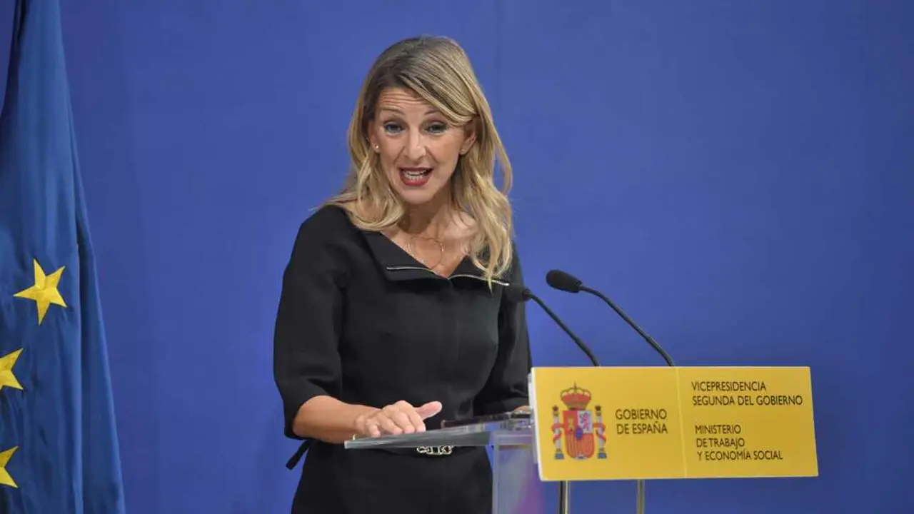 
<p>Plantea dos escenarios: un SMI de 1.221 euros al mes sin tributar en el IRPF o de 1.240 euros al mes con tributaci&oacute;n fiscal</p>
<p>   MADRID, 11 (EUROPA PRESS TELEVISI&Oacute;N)</p>
<p>   El comit&eacute; de expertos que asesora al Gobierno sobre el salario m&iacute;nimo interprofesional (SMI) ha cumplido el mandato que le dio la vicepresidenta segunda y ministra de Trabajo, Yolanda D&iacute;az, y ha planteado dos escenarios de subida de esta renta m&iacute;nima para 2026: uno con tributaci&oacute;n en el IRPF y otro, sin ella. Actualmente, el SMI est&aacute; situado en 1.184 euros al mes por catorce pagas.</p>
<p>   Seg&uacute;n adelanta 'El Pa&iacute;s' y han confirmado a Europa Press fuentes cercanas al comit&eacute;, los expertos sugieren incrementar el SMI para el a&ntilde;o pr&oacute;ximo en 37 euros al mes, hasta los 1.221 euros mensuales por catorce pagas, si se decide que siga exento de tributaci&oacute;n, o elevarlo en 56 euros mensuales, hasta los 1.240 euros al mes, si se opta por su tributaci&oacute;n en el IRPF.</p>
<p>   En t&eacute;rminos porcentuales, estas subidas ser&iacute;an del 3,1% en el primer caso (sin tributaci&oacute;n) y del 4,7% en el segundo (con tributaci&oacute;n), que son las que los expertos recomiendan efectuar para que el SMI represente al menos el 60% del salario medio, como establece la Carta Social Europea.</p>
<p>   La propuesta de los expertos difiere de la presentada conjuntamente por CCOO y UGT, y de la que han hecho las patronales CEOE y Cepyme.</p>
<p>   En concreto, las organizaciones empresariales han propuesto una subida del salario m&iacute;nimo interprofesional de hasta el 1,5% para 2026, lo que supondr&iacute;a alcanzar los 1.202 euros brutos al mes, en catorce mensualidades, y no exentos de tributaci&oacute;n en el IRPF.</p>
<p>   Por su parte, los sindicatos CCOO y UGT han planteado un incremento de esta renta m&iacute;nima del 7,5%, hasta los 1.273 euros brutos al mes por catorce pagas, con tributaci&oacute;n obligada en el IRPF.</p>
<p>   El comit&eacute; asesor del Gobierno para el SMI, del que forman parte miembros del Ejecutivo, de los sindicatos y profesionales acad&eacute;micos, se constituy&oacute; en enero de 2021 para determinar a qu&eacute; ritmo deb&iacute;a subir el SMI para representar el 60% del salario medio, tal y como establece la Carta Social Europea.</p>
<p>   La vicepresidenta D&iacute;az ha dicho en varias ocasiones que "respetar&aacute;" el mandato que le de esta comisi&oacute;n a la hora de plantear cu&aacute;nto ha de subir el SMI el a&ntilde;o pr&oacute;ximo.</p>
<p>   Preguntada por si esta nueva subida del SMI para 2026 tributar&aacute; en el IRPF, D&iacute;az ha asegurado que le gustar&iacute;a que no existiera otra vez este debate sobre si esta renta m&iacute;nima debe o no tributar (este a&ntilde;o no tributar&aacute; por la introducci&oacute;n de una deducci&oacute;n en la declaraci&oacute;n de la Renta que se har&aacute; en 2026).</p>
<p>LAS &Uacute;LTIMAS SUBIDAS DEL SMI, PACTADAS S&Oacute;LO CON SINDICATOS</p>
<p>   El Gobierno aprob&oacute; el pasado mes de febrero, con efectos retroactivos desde el 1 de enero de este a&ntilde;o, subir el SMI en un 4,4% para este a&ntilde;o, hasta los 1.184 euros mensuales por catorce pagas, 50 euros m&aacute;s que la cuant&iacute;a fijada para 2024.</p>
<p>   Este incremento fue fruto del acuerdo alcanzado entre Trabajo y CCOO y UGT y al que no se sumaron los empresarios. As&iacute;, la subida de 2025 se pact&oacute; en solitario con los sindicatos por quinto a&ntilde;o consecutivo.</p>
<p>   La &uacute;ltima vez que CEOE y Cepyme respaldaron el aumento del SMI fue en 2020, cuando el SMI pas&oacute; de 900 a 950 euros mensuales.</p>
<p>   Una vez se presente formalmente la propuesta de los expertos al Ministerio de Trabajo, &eacute;ste convocar&aacute; a los agentes sociales para fijar la subida de esta renta m&iacute;nima para 2026. Trabajo no est&aacute; obligado a negociar el incremento del SMI, s&oacute;lo a realizar consultas, pero suele tratar de llegar a un acuerdo con sindicatos y empresarios.</p>
<p>LAS PROPUESTAS DE LOS AGENTES SOCIALES</p>
<p>   En este sentido, las posibilidades de alcanzar un acuerdo se presentan complicadas dadas las propuestas de unos y otros.</p>
<p>   CCOO y UGT han armado una propuesta conjunta para la subida del salario m&iacute;nimo interprofesional de 2026, en la que piden un incremento de esta renta m&iacute;nima del 7,5%, hasta los 1.273 euros brutos al mes por catorce pagas, con tributaci&oacute;n obligada en el IRPF.</p>
<p>   Este aumento que los sindicatos propondr&aacute;n al Gobierno supondr&iacute;a un incremento de 89 euros sobre el SMI de este a&ntilde;o y permitir&iacute;a, seg&uacute;n argumentan, que, tras la tributaci&oacute;n, los perceptores del SMI siguieran cobrando el equivalente al 60% del salario medio neto, que es la referencia establecida en la Carta Social Europea.</p>
<p>   De esta forma, en t&eacute;rminos netos, una vez hecho el pago fiscal, la propuesta sindical llevar&iacute;a el SMI de 2026 a 1.216 euros netos al mes, un 2,7% m&aacute;s que en 2025.</p>
<p>   Por su parte, CEOE ha acordado plantear una subida del salario m&iacute;nimo interprofesional de hasta el 1,5% para 2026, lo que supondr&iacute;a alcanzar los 1.202 euros brutos al mes, en catorce mensualidades, y no exentos de tributaci&oacute;n al IRPF.</p>
<p>   Seg&uacute;n defienden los empresarios, esta subida est&aacute; en l&iacute;nea con la prevista para los empleados p&uacute;blicos para el pr&oacute;ximo a&ntilde;o y de acuerdo con los objetivos de la Directiva Europea de Salarios M&iacute;nimos a la hora de fijar el SMI: fomento de la negociaci&oacute;n colectiva, lograr un nivel digno de vida, reducir la pobreza de los ocupados, fomentar la cohesi&oacute;n social y la convergencia social y reducir la brecha salarial de g&eacute;nero.</p>
<p>   "Para respetar la negociaci&oacute;n colectiva, condicionamos esta subida del 1,5% al cumplimiento de las reglas de absorci&oacute;n y compensaci&oacute;n del Estatuto de los Trabajadores", se&ntilde;alaron desde las patronales CEOE y Cepyme.</p>
<p>   CEOE estima que su propuesta de subir un 1,5% el SMI para 2026 tendr&iacute;a un coste bruto de 862 millones de euros, debido a que cada punto de incremento salarial implica un coste de 575 millones de euros.</p>
<p>   Entre las consideraciones y razones que esgrimen los empresarios para adoptar esta propuesta de subida del 1,5%, la patronal destaca que, seg&uacute;n los datos oficiales de la Encuesta de Poblaci&oacute;n Activa (EPA), el SMI ya habr&iacute;a superado el 60% del salario medio neto que utiliza el Ministerio de Trabajo como criterio para su determinaci&oacute;n.</p>
<p>   CEOE y Cepyme han defendido tomar como referencia la EPA porque la Encuesta de Estructura Salarial (EES), que sirve de base a la hora de extraer el salario medio para el grupo de expertos que asesora a Trabajo, no contempla los salarios de la agricultura, ganader&iacute;a, pesca o el servicio dom&eacute;stico, entre otros, lo que genera "una distorsi&oacute;n al alza".</p>
<p>   "Precisamente estos sectores son intensivos en mano de obra y concentran gran parte del SMI, con lo que el salario medio resultante de la Encuesta de Estructura Salarial es superior al dato real y el SMI resultante, sobredimensionado", explican las organizaciones que dirigen Antonio Garamendi y &Aacute;ngela de Miguel.</p>
<p>   En cambio, los empresarios subrayan que la EPA s&iacute; tiene en cuenta los salarios en estos sectores, con lo que constituye una estad&iacute;stica "m&aacute;s v&aacute;lida y ajustada" para poder realizar estos c&aacute;lculos. Adem&aacute;s, los datos EPA son m&aacute;s actualizados, el &uacute;ltimo de 2024, en tanto que la &uacute;ltima EES se refiere a resultados de 2023.</p>
<p>   En cifras, el SMI, tomando los datos EPA como referencia para 2025, ser&iacute;a de 15.760 euros brutos anuales, esto es 816 euros menos al a&ntilde;o frente a los 16.576 euros brutos aprobados para este a&ntilde;o. "Dicho de otro modo, el SMI ser&iacute;a en estos momentos un 4,9% superior a lo que realmente corresponde", seg&uacute;n la patronal.</p>
<p>   En este sentido, CEOE entiende que, si el SMI ya supera el 60% del salario medio seg&uacute;n la EPA, en el caso de dar por buena la referencia que sigue el Ministerio de Trabajo, "no cabr&iacute;a realizar ninguna revalorizaci&oacute;n para el a&ntilde;o 2026".</p>
<p>   No obstante, el Comit&eacute; Ejecutivo extraordinario de CEOE decidi&oacute; el pasado martes proponer una subida del 1,5%, hasta 1.202 euros mensuales en catorce pagas, frente a los 1.184 euros actuales.</p>
<p>    </p>
<p>    </p>
<p> IM&Aacute;GENES DISPONIBLES EN EUROPA PRESS TELEVISI&Oacute;N</p>
<p>URL DE DESCARGA: </p>
<p><a target="_blank" href="https://www.europapress.tv/economia/1035084/1/comite-expertos-smi-aconseja-trabajo-subir-smi-37-56-euros-mes">https://www.europapress.tv/economia/1035084/1/comite-expertos-smi-aconseja-trabajo-subir-smi-37-56-euros-mes</a></p>
<p>TEL&Eacute;FONO DE CONTACTO 91 345 44 06 </p>
      