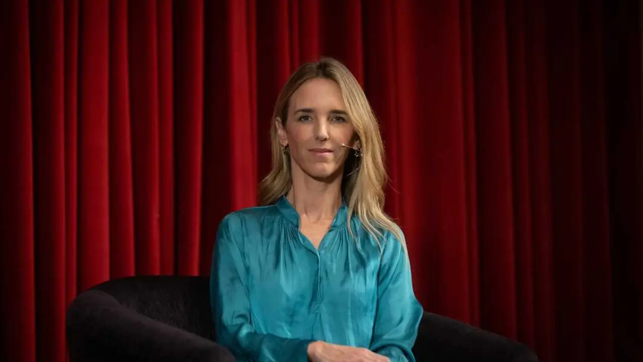 
<p> Nogueras (Junts) se alza con el Azote al Gobierno, Rufi&aacute;n (ERC), con el Azote de la Oposici&oacute;n, y D&iacute;az recibe el castigo de los periodistas</p>
<p>   MADRID, 11 (EUROPA PRESS)</p>
<p>   La portavoz adjunta del Grupo Popular en el Congreso Cayetana &Aacute;lvarez de Toledo se hizo anoche con el premio 'Emilio Castelar al Mejor Orador', un galard&oacute;n que otorga anualmente la Asociaci&oacute;n de Periodistas Parlamentarios (APP) a miembros del Congreso, el Senado y el Parlamento Europeo.</p>
<p>   &Aacute;lvarez de Toledo se impuso as&iacute; al diputado de Bildu Oskar Matute y a la diputada de Coalici&oacute;n Canaria (CC), Cristina Valido, que tambi&eacute;n compet&iacute;an por esta distinci&oacute;n.</p>
<p>   Sin embargo, la premiada no pudo recoger en persona el premio por encontrarse en Oslo (Noruega), donde viaj&oacute; para acudir a la ceremonia de entrega del Nobel de la Paz, que este a&ntilde;o ha reca&iacute;do en la l&iacute;der opositora venezolana Mar&iacute;a Corina Machado. Precisamente, la dirigente 'popular' quiso dedicar el premio a Machado a trav&eacute;s de la compa&ntilde;era que subi&oacute; al estrado a recoger el galard&oacute;n.</p>
<p>   La entrega de galardones tuvo lugar este mi&eacute;rcoles en una gala a la que asistieron la presidenta del Congreso, Francina Armengol, el ministro de la Presidencia, Justicia y Relaciones con las Cortes, F&eacute;lix Bola&ntilde;os, y diversos diputados, senadores y europarlamentarios.</p>
<p>   En la categor&iacute;a de premio 'Azote del Gobierno' el galard&oacute;n fue a parar a la portavoz de Junts en la C&aacute;mara Baja, M&iacute;riam Nogueras, quien se viene mostrando beligerante con el Gobierno a ra&iacute;z de romper su pacto de investidura con Pedro S&aacute;nchez. A este apartado tambi&eacute;n estaban nominados el secretario general del PP, Miguel Tellado, y su portavoz en el Congreso, Ester Mu&ntilde;oz.</p>
<p>   Por su parte, el portavoz de los republicanos catalanes, Gabriel Rufi&aacute;n, se hizo con el premio 'Azote de la oposici&oacute;n', al que tambi&eacute;n optaban el ministro de la Presidencia, F&eacute;lix Bola&ntilde;os, y el portavoz parlamentario del PSOE, Patxi L&oacute;pez.</p>
<p>   Al recoger el galard&oacute;n, Rufi&aacute;n brome&oacute; cuando agradeci&oacute; la distinci&oacute;n a su partido, "el PSOE", a su "compa&ntilde;ero" Bola&ntilde;os y a su "jefe", Patxi L&oacute;pez, espantando as&iacute; el rumor que apunta a que est&aacute; perge&ntilde;ando con ellos un nuevo partido de izquierdas.</p>
<p>PREMIOS 'NARANJA' Y 'LIM&Oacute;N' DE LA PRENSA</p>
<p>   El premio a la 'Mejor Relaci&oacute;n con la Prensa', al estilo de los 'premios naranja', se fue a manos del portavoz nacional del PP, Borja S&eacute;mper, quien tampoco pudo acudir a la gala por encontrarse convaleciente por el tratamiento de c&aacute;ncer.</p>
<p>   Eso s&iacute;, quiso que una compa&ntilde;era leyera unas palabras que hab&iacute;a escrito para agradecer esta distinci&oacute;n y mostrar su deseo de poder acudir presencialmente a estos premios el pr&oacute;ximo a&ntilde;o. Los otros dos competidores de S&eacute;mper eran el diputado de Comprom&iacute;s adscrito a Sumar, Alberto Ib&aacute;&ntilde;ez, y la portavoz de la Ejecutiva del PSOE y secretaria general del Grupo Socialista, Montse M&iacute;nguez.</p>
<p>   En el lado contrario, el premio 'Castigo para la Prensa' se lo qued&oacute; la vicepresidenta segunda y l&iacute;der de Sumar, Yolanda D&iacute;az, quien ten&iacute;a como rivales al propio presidente Pedro S&aacute;nchez, y a la exministra y l&iacute;der de Podemos, Ione Belarra.</p>
<p>   Los periodistas parlamentarios dieron el premio 'Diputado Revelaci&oacute;n' a la nueva portavoz del PNV, Maribel Vaquero, que sustituy&oacute; hace unos meses a Aitor Esteban tras ser elegido presidente del PNV. En la misma categor&iacute;a estaban nominados tambi&eacute;n el nuevo portavoz adjunto de Vox, Carlos Hern&aacute;ndez Quero, y la portavoz parlamentaria de Sumar, Ver&oacute;nica Mart&iacute;nez Barbero, que hace un a&ntilde;o relev&oacute; a &Iacute;&ntilde;igo Errej&oacute;n.</p>
<p>SENADOR Y EURODIPUTADO DEL A&Ntilde;O</p>
<p>   En el Senado hay dos categor&iacute;as. Por un lado, el 'Senador del A&ntilde;o' fue para la representante de Sumar Carla Delgado (Antonelli), quien se impuso a Alejo Miranda de Larra (PP), el encargado de interrogar a Pedro S&aacute;nchez en la 'comisi&oacute;n Koldo' de C&aacute;mara Alta; y a Eloy Su&aacute;rez, tambi&eacute;n del PP, que preside ese &oacute;rgano.</p>
<p>   Por otro lado, el premio al 'Senador del A&ntilde;o' se lo llev&oacute; Mar&iacute;a Mar Caballero (UPN), quien suele abrir los interrogatorios en la 'comisi&oacute;n Koldo', un galard&oacute;n por el que tambi&eacute;n compet&iacute;an Alfonso Gil Invern&oacute;n, portavoz adjunto del Grupo Socialista; y Eduard Pujol, portavoz de Junts.</p>
<p>   Por &uacute;ltimo, el premio al 'Eurodiputado del A&ntilde;o' fue para el vicepresidente de la Euroc&aacute;mara, el socialista Javier L&oacute;pez, aunque tambi&eacute;n optaban a dicha distinci&oacute;n el 'popular' Nicol&aacute;s Pascual de la Parte y el representante de Comprom&iacute;s, Vicent Marz&agrave;.</p>
<p>   La Asociaci&oacute;n de Periodistas Parlamentarios tambi&eacute;n otorg&oacute; en la tradicional cena anual en la que se entregan estos reconocimientos el 'Premio Montse Oliva al Cronista parlamentario del a&ntilde;o' al periodista Xos&eacute; Hermida, de 'El Pa&iacute;s', pero en la terna tambi&eacute;n estaban designados Virginia Mayoral ('Telecinco') y Miguel &Aacute;ngel Rodr&iacute;guez ('El Peri&oacute;dico').</p>
<p>   Tambi&eacute;n subieron al escenario para recoger sus galardones el fot&oacute;grafo Pedro Ruiz, cuya instant&aacute;nea 'Los pilares de la democracia' fue elegida Imagen del Parlamento, y Fernando S&aacute;nchez, colaborador de Europa Press, que recibi&oacute; el accesit en esta categor&iacute;a gracias a la imagen 'El no saludo', en la que se ve al presidente del Gobierno, Pedro S&aacute;nchez, mirando por la espalda al exsecretario de Organizaci&oacute;n del PSOE Santos Cerd&aacute;n.</p>
<p>   La APP tambi&eacute;n reconoce anualmente a los mejores relatos relacionados con las Cortes. En esta ocasi&oacute;n, el ganador del Premio de Relato Parlamentario ha sido Segundo Sanz, periodista de 'OKDiario', por su relato 'Luc&iacute;a, Gald&oacute;s y el braille', mientras que al accesit ha reca&iacute;do en &Aacute;ngel Luis Gigorro, funcionario del cuerpo de ujieres del Senado, por su relato 'Pan y cebolla'. </p>
      