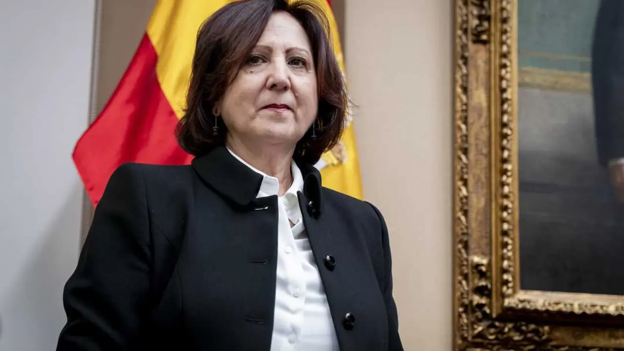 
<p> La fiscal del caso de Garc&iacute;a Ortiz amadrina a la nueva jefa del Ministerio P&uacute;blico</p>
<p>   MADRID, 11 (EUROPA PRESS TELEVISI&Oacute;N)</p>
<p>   Teresa Peramato ha tomado posesi&oacute;n como nueva fiscal general del Estado en un acto solemne que se ha celebrado este jueves en el Sal&oacute;n de Plenos del Tribunal Supremo (TS) ante los magistrados que formaron el tribunal que conden&oacute; a &Aacute;lvaro Garc&iacute;a Ortiz a dos a&ntilde;os de inhabilitaci&oacute;n por revelaci&oacute;n de secretos, propiciando con ello su salida del cargo.</p>
<p>   Peramato, fiscal de sala del TS experta en la lucha contra la violencia de g&eacute;nero y m&aacute;s de 35 a&ntilde;os en la carrera fiscal, ha elegido como padrinos a Mar&iacute;a &Aacute;ngeles S&aacute;nchez Conde, teniente fiscal del Supremo que ejerci&oacute; adem&aacute;s como fiscal del caso de Garc&iacute;a Ortiz; y a F&eacute;lix Pantoja, fiscal jubilado que fue coordinador de siniestralidad laboral.</p>
<p>   El acto, que ha durado apenas quince minutos, ha estado presidido por la presidenta del TS y del Consejo General del Poder General (CGPJ), Isabel Perell&oacute;, y ha contado con una nutrida representaci&oacute;n de magistrados del Supremo, incluidos los que formaron el tribunal que juzg&oacute; y conden&oacute; a Garc&iacute;a Ortiz, como el presidente de la Sala Segunda, Andr&eacute;s Mart&iacute;nez Arrieta.</p>
<p>   Tambi&eacute;n estaban las jefas de las fiscal&iacute;a superior y provincial de Madrid, Almudena Lastra y Pilar Rodr&iacute;guez, respectivamente, dos personas clave en el procedimiento contra Garc&iacute;a Ortiz que evidenciaron sus diferencias durante la investigaci&oacute;n y, finalmente, en el juicio.</p>
<p>   Seg&uacute;n recoge la sentencia, el testimonio de Lastra fue clave para la condena porque declar&oacute; que desde el principio advirti&oacute; de que la informaci&oacute;n sobre la investigaci&oacute;n por delitos fiscales contra Alberto Gonz&aacute;lez Amador --novio de la presidenta madrile&ntilde;a, Isabel D&iacute;az Ayuso-- acabar&iacute;a filtr&aacute;ndose. "&iquest;&Aacute;lvaro, has filtrado t&uacute;?", lleg&oacute; a preguntarle. "Eso ahora no importa", sostiene que contest&oacute; &eacute;l. Para el tribunal, tal contestaci&oacute;n es un indicio autoincriminatorio.</p>
<p>   A la toma de posesi&oacute;n de Peramato tambi&eacute;n han acudido ex fiscales generales del Estado, como Mar&iacute;a Jos&eacute; Segarra, Consuelo Madrigal y Juli&aacute;n S&aacute;nchez Melgar, as&iacute; como magistrados del Tribunal Constitucional (TC) y numerosos vocales del CGPJ.</p>
<p>    Y, como es habitual, ha asistido el ministro de Presidencia, Justicia y Relaciones con las Cortes, F&eacute;lix Bola&ntilde;os. Entre el p&uacute;blico se contaba igualmente al Defensor del Pueblo, &Aacute;ngel Gabilondo.</p>
<p>"SANAR LA HERIDA"</p>
<p>   Este mismo jueves se celebrar&aacute; un segundo acto en la sede de la Fiscal&iacute;a General del Estado, en la calle Fortuny, a 500 metros del alto tribunal. Previsiblemente, Peramato pronunciar&aacute; unas palabras ante la c&uacute;pula de la carrera fiscal.</p>
<p>   Ya el pasado 4 de diciembre, la fiscal se comprometi&oacute; a "sanar" la "herida" que ha dejado en la Fiscal&iacute;a la condena a su predecesor. As&iacute; lo dijo ante la Comisi&oacute;n de Justicia del Congreso que examin&oacute; su idoneidad para el cargo, d&iacute;as despu&eacute;s de que el CGPJ declarara por unanimidad que cumpl&iacute;a con los requisitos fijados por la ley para asumir la jefatura del Ministerio P&uacute;blico.</p>
<p>   Peramato fue propuesta por el Gobierno para el cargo de fiscal general el pasado 25 de noviembre, cinco d&iacute;as despu&eacute;s de que el Supremo hiciera p&uacute;blica su decisi&oacute;n de condenar a Garc&iacute;a Ortiz. No obstante, hasta esta semana no se ha dado a conocer el contenido de la sentencia, en la que el alto tribunal resuelve que el jefe de la Fiscal&iacute;a "no puede responder a una noticia falsa mediante la comisi&oacute;n de un delito" de revelaci&oacute;n de secretos.</p>
<p>   Licenciada en Derecho por la Universidad de Salamanca, su ciudad natal, ingres&oacute; en la carrera fiscal en 1990 pasando por diversas fiscal&iacute;as --Tenerife, Valladolid y Barcelona-- hasta que recal&oacute; en Madrid, donde en 2005 fue nombrada fiscal delegada para la secci&oacute;n de violencia sobre la mujer.</p>
<p>    Destaca por su perfil feminista y progresista. Fue portavoz de la Uni&oacute;n Progresista de Fiscales (UPF), asociaci&oacute;n a la que pertenecieron tanto Garc&iacute;a Ortiz como la tambi&eacute;n ex fiscal general del Estado Dolores Delgado. Este v&iacute;nculo es el principal objeto de cr&iacute;ticas hacia Peramato por parte de quienes recelan del denominado 'Equipo Fortnuy'.</p>
<p>   Se trata de la cuarta persona nombrada para liderar la Fiscal&iacute;a General del Estado bajo un Gobierno de Pedro S&aacute;nchez, tras Segarra (junio de 2018 a enero de 2020), Delgado (febrero de 2020 a julio de 2022) y Garc&iacute;a Ortiz (agosto de 2022 a noviembre de 2025).</p>
<p>   El propio Estatuto Fiscal determina que el mandato de Peramato tendr&aacute; una duraci&oacute;n de cuatro a&ntilde;os. Antes de que concluya dicho periodo &uacute;nicamente podr&aacute; cesar por cinco motivos: a petici&oacute;n propia, por incurrir en alguna de las incompatibilidades o prohibiciones establecidas en la ley, en caso de incapacidad o enfermedad que lo inhabilite para el cargo, por incumplimiento grave o reiterado de sus funciones, o cuando cese el Gobierno que lo hubiera propuesto.</p>
<p>   Una vez nombrada fiscal general, no podr&aacute; ser renombrada, excepto en el caso de que hubiese estado en el cargo durante un periodo inferior a dos a&ntilde;os.</p>
<p> IM&Aacute;GENES DISPONIBLES EN EUROPA PRESS TELEVISI&Oacute;N</p>
<p>URL DE DESCARGA: </p>
<p><a target="_blank" href="https://www.europapress.tv/sociedad/1035142/1/peramato-toma-posesion-nueva-fiscal-general-tribunal-condeno-garcia-ortiz">https://www.europapress.tv/sociedad/1035142/1/peramato-toma-posesion-nueva-fiscal-general-tribunal-condeno-garcia-ortiz</a></p>
<p>TEL&Eacute;FONO DE CONTACTO 91 345 44 06 </p>
      