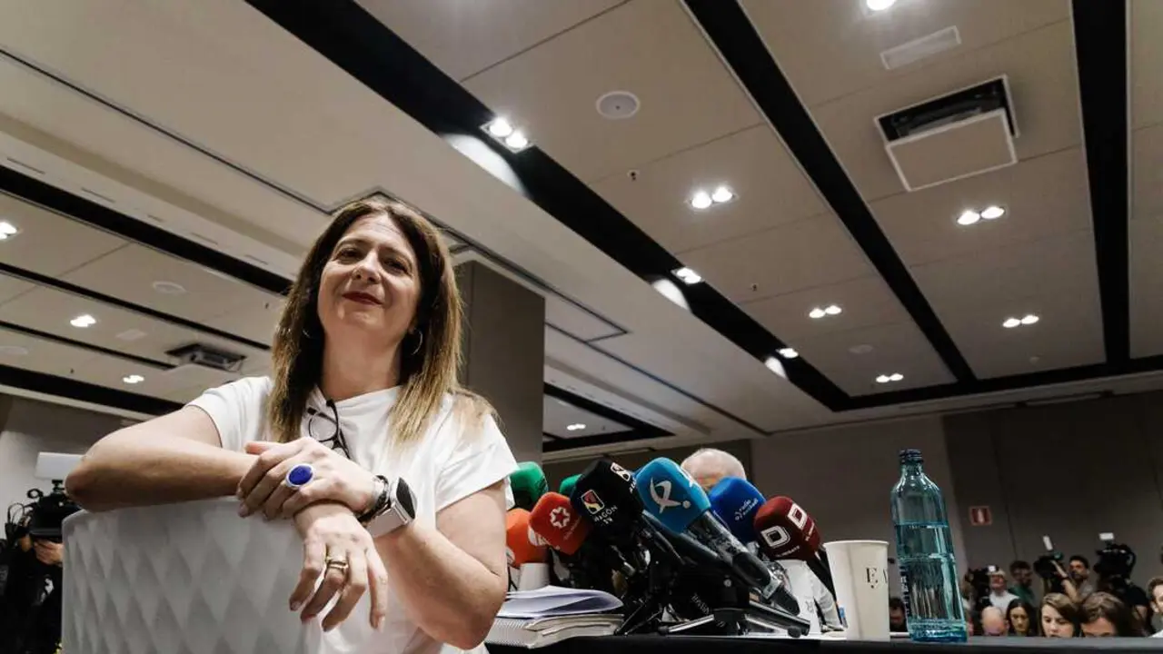 
<p>    MADRID, 11 (EUROPA PRESS)</p>
<p>   El exasesor ministerial Koldo Garc&iacute;a ha vuelto a pedir al juez que le admita como acusaci&oacute;n particular en la causa abierta en los juzgados madrile&ntilde;os en la que se investiga a la exmilitante socialista Leire D&iacute;ez por presuntamente ofrecer favores a cambio de informaci&oacute;n contra miembros de la Guardia Civil y la Fiscal&iacute;a Anticorrupci&oacute;n.</p>
<p>   En un escrito, al que ha tenido acceso Europa Press, su abogada recuerda que ya realiz&oacute; esa petici&oacute;n el 6 de noviembre, aunque el titular del Juzgado de Instrucci&oacute;n N&uacute;mero 9 de Madrid, Arturo Zamarriego, no ha dado respuesta a la misma.</p>
<p>   Eso, afirma su letrada, "limita el ejercicio efectivo de su derecho de defensa y de su derecho a la tutela judicial efectiva, al impedirle intervenir con plenitud en las diligencias que se acuerden y en las resoluciones que puedan afectar directamente a sus intereses".</p>
<p>    "A fin de evitar dilaciones indebidas y garantizar la correcta ordenaci&oacute;n del procedimiento, resulta procedente que ese Juzgado se pronuncie expresamente sobre la admisi&oacute;n de la personaci&oacute;n ya verificada, reconociendo a mi representado su condici&oacute;n de acusaci&oacute;n particular y acordando que se le d&eacute; traslado de cuantas actuaciones se practiquen en lo sucesivo", concluye.</p>
<p>    Cabe recordar que el exministro Jos&eacute; Luis &Aacute;balos, del que fue asesor el propio Koldo Garc&iacute;a, tambi&eacute;n pidi&oacute; el pasado mes de noviembre que se le tuviera por personado tras tener conocimiento por la prensa de las supuestas reuniones en las que D&iacute;ez habr&iacute;a manifestado mantener una "estrecha relaci&oacute;n" con dirigentes pol&iacute;ticos y tener "bajo su control y asesoramiento" la defensa de distintas personas investigadas, entre ellas la del propio exministro, "con el fin de gobernar su defensa jur&iacute;dica en beneficio" del PSOE.</p>
<p>   En esta causa, el juez investiga a D&iacute;ez como la presunta cabecilla de un grupo, junto al empresario Javier P&eacute;rez Dolset, que buscaba informaci&oacute;n sobre mandos de la Unidad Central Operativa (UCO) de la Guardia Civil y de la Fiscal&iacute;a Anticorrupci&oacute;n.</p>
<p>   Para el instructor, la exmilitante socialista "lidera" una "actuaci&oacute;n delictiva, continuada y coordinada" con P&eacute;rez Dolset y el periodista Pere Rusi&ntilde;ol --el tercer investigado-- para "recabar informaci&oacute;n comprometida o irregular" con el fin de "anular o malbaratar" investigaciones en "casos relevantes que afectan a pol&iacute;ticos y empresarios", seg&uacute;n expuso en un auto.</p>
<p>    </p>
      