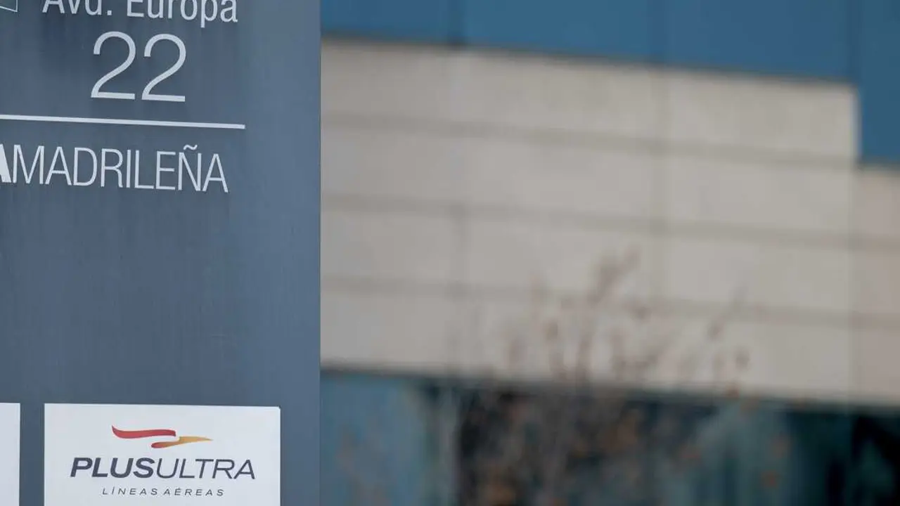 
<p>   MADRID, 11 (EUROPA PRESS)</p>
<p>   La Unidad de Delincuencia Econ&oacute;mica y Fiscal (UDEF) de la Polic&iacute;a Nacional ha detenido este jueves al presidente de Plus Ultra, Julio Mart&iacute;nez, y al CEO de la aerol&iacute;nea, Roberto Roselli, en una operaci&oacute;n en la que tambi&eacute;n se ha registrado la sede de la compa&ntilde;&iacute;a por presunto blanqueo.</p>
<p>   As&iacute; lo han confirmado a Europa Press fuentes consultadas por Europa Press, que precisan que la investigaci&oacute;n est&aacute; en manos del Juzgado de Instrucci&oacute;n N&uacute;mero 15 de Madrid y, de momento, bajo secreto de sumario.</p>
<p>   Se da la circunstancia de que el mismo juzgado fue el que acord&oacute; en enero de 2023 el archivo de la causa en la que investigaba las presuntas irregularidades en la concesi&oacute;n p&uacute;blica a Plus Ultra de 53 millones de euros en pandemia.</p>
<p>    La jueza Esperanza Collazos se&ntilde;al&oacute; en un auto que el rescate de la aerol&iacute;nea fue aprobado por el Consejo de Ministros, por lo que los imputados "carec&iacute;an de capacidad de decisi&oacute;n", despu&eacute;s de que la Audiencia de Madrid diese la raz&oacute;n a la aerol&iacute;nea y estableciese que no cab&iacute;a acordar la declaraci&oacute;n como investigado de su representante legal porque se hab&iacute;an "agotado el plazo de 12 meses previsto" para el desarrollo de las pesquisas.</p>
<p>   "Con los datos obrantes en autos, habida cuenta que no es posible la pr&aacute;ctica de otra diligencia en la causa, se ha sembrado una duda razonable sobre la comisi&oacute;n de alg&uacute;n tipo penal, en cuanto a las personas f&iacute;sicas y jur&iacute;dicas frente a las que se ejercit&oacute; la acci&oacute;n penal, en el bien entendido que ellas carec&iacute;an de capacidad de decisi&oacute;n, que se encontraba situada en el Consejo de Ministros que fue el &oacute;rgano que acord&oacute; y aprob&oacute; la subvenci&oacute;n a la mercantil Plus Ultra", explic&oacute; la magistrada en su resoluci&oacute;n.</p>
      