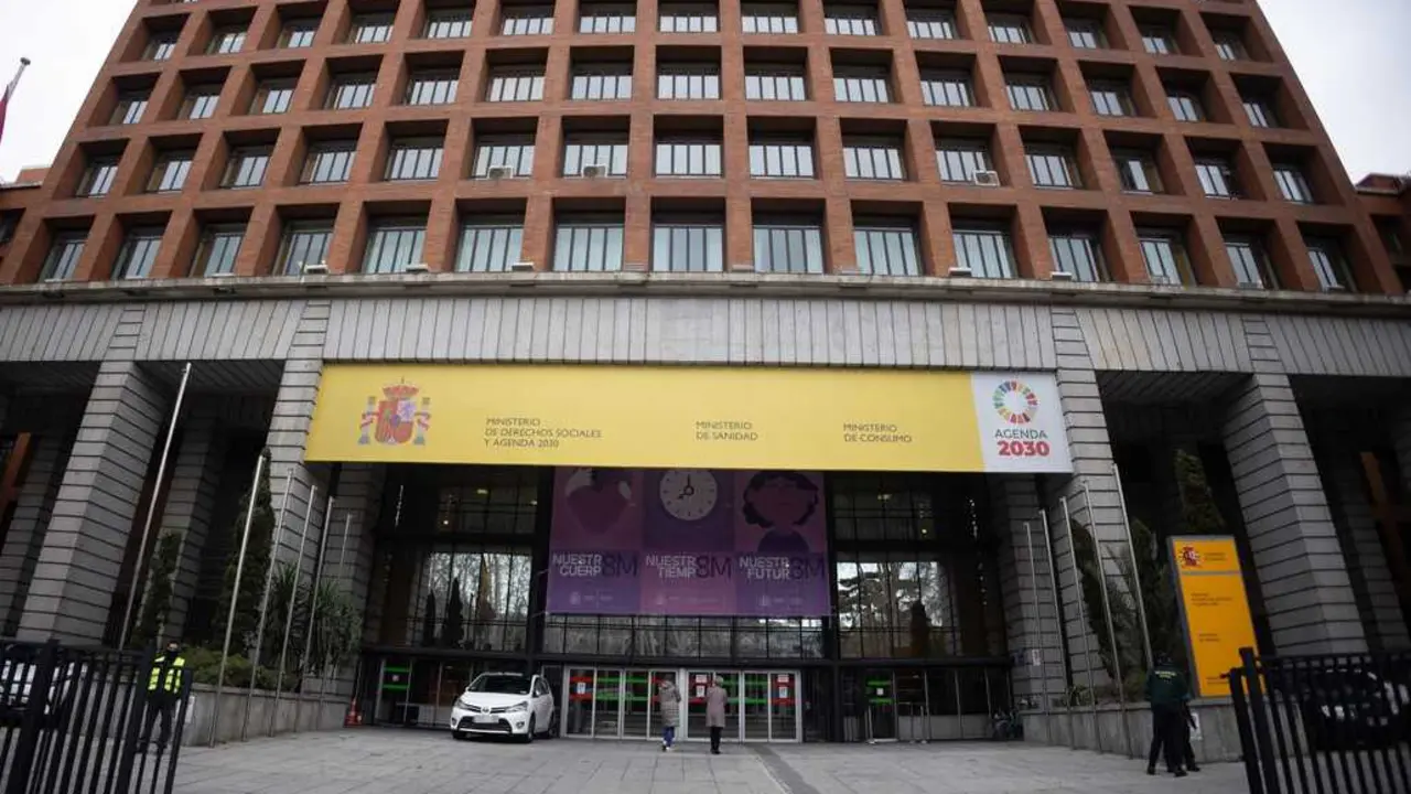 
<p>El Ministerio se reunir&aacute; con los sindicatos del &Aacute;mbito el 15 de diciembre y con el Comit&eacute; de Huelga el 17</p>
<p>   MADRID, 11 (EUROPA PRESS)</p>
<p>   El Ministerio de Sanidad ha comunicado al Comit&eacute; de Huelga de la Confederaci&oacute;n Espa&ntilde;ola de Sindicatos M&eacute;dicos (CESM) y al Sindicato M&eacute;dico Andaluz (SMA) que no contempla la creaci&oacute;n de un Estatuto Marco propio para m&eacute;dicos, al considerar que "fragmentar&iacute;a el sistema y segregar&iacute;a al resto de profesionales sanitarios".</p>
<p>   As&iacute; lo ha transmitido el Ministerio al Comit&eacute; de Huelga durante el encuentro de este jueves para abordar el nuevo Estatuto Marco, recordando a los sindicatos que ha atendido todas las demandas dentro de sus competencias.</p>
<p>   "Sanidad reitera la imposibilidad de incluir en la negociaci&oacute;n materias que son de competencia auton&oacute;mica, que invalidar&iacute;an el texto por inconstitucional", han se&ntilde;alado fuentes del Ministerio.</p>
<p>   De este modo, no se ha alcanzado un acuerdo en las materias cuya regulaci&oacute;n corresponde a las comunidades aut&oacute;nomas en virtud de su competencia exclusiva, como las relativas a retribuciones, organizaci&oacute;n de la jornada o dimensionamiento de plantillas. La inclusi&oacute;n de estos aspectos en el Estatuto Marco supondr&iacute;a una invasi&oacute;n competencial y, por tanto, una posible inconstitucionalidad.</p>
<p>   Sin embargo, Sanidad ha indicado que se ha avanzado en el &aacute;mbito de la ampliaci&oacute;n de los espacios de participaci&oacute;n y negociaci&oacute;n del colectivo m&eacute;dico, ya que se contempla la constituci&oacute;n de mesas t&eacute;cnicas espec&iacute;ficas para determinadas categor&iacute;as o grupos concretos de personal estatutario, siempre que las condiciones particulares del ejercicio profesional as&iacute; lo justifiquen.</p>
<p>   Tambi&eacute;n se ha avanzado en materia de definici&oacute;n y adecuaci&oacute;n de las retribuciones y complementos retributivos ligados a la jornada de guardia. As&iacute; como en el an&aacute;lisis de la jubilaci&oacute;n anticipada, teniendo en cuenta la normativa vigente de la Seguridad Social, que contempla la aplicaci&oacute;n de coeficientes reductores en funci&oacute;n de la peligrosidad, penosidad, toxicidad o insalubridad de las condiciones de trabajo.</p>
<p>   Respecto a la movilidad del personal, Sanidad ha indicado que requerir&aacute;, con car&aacute;cter general, el consentimiento de la persona interesada, quedando limitada sin dicho consentimiento a supuestos excepcionales de necesidad asistencial urgente, debidamente justificados y por un periodo m&aacute;ximo de siete d&iacute;as al a&ntilde;o.</p>
<p>   Por otra parte, el Ministerio ha convocado el pr&oacute;ximo lunes a los sindicatos del &Aacute;mbito de negociaci&oacute;n, &oacute;rgano habilitado para el di&aacute;logo social, con el &aacute;nimo de llegar a un acuerdo positivo para todos los profesionales sanitarios.</p>
<p>REUNI&Oacute;N CON EL COMIT&Eacute; EL 17 DE DICIEMBRE</p>
<p>   Tras la reuni&oacute;n, el Comit&eacute; de Huelga de la Confederaci&oacute;n Espa&ntilde;ola de Sindicatos M&eacute;dicos (CESM) y el Sindicato M&eacute;dico Andaluz (SMA) ha asegurado que el Ministerio se ha comprometido a negociar de manera "m&aacute;s espec&iacute;fica" seis puntos clave del nuevo Estatuto Marco, entre ellos la elaboraci&oacute;n de un texto y un &Aacute;mbito de Negociaci&oacute;n propios, para lo que se han emplazado a una nueva reuni&oacute;n el 17 de diciembre.</p>
<p>    En el nuevo encuentro, acordado el 17 de diciembre, tambi&eacute;n se abordar&aacute;n puntos como una clasificaci&oacute;n profesional adecuada; la jornada laboral m&eacute;dica; la declaraci&oacute;n de Medicina como profesi&oacute;n de riesgo; la movilidad forzosa, y la exclusividad.</p>
<p>   M&aacute;s all&aacute; de estas cuestiones no se ha adquirido ning&uacute;n compromiso adicional, por lo que CESM y SMA recuerdan que el conflicto "sigue abierto" y que continuar&aacute;n las movilizaciones, puesto que el Ministerio no retira su propuesta actual. En este sentido, ambas organizaciones insisten en que sus reivindicaciones siguen intactas, aunque valoran positivamente que se haya desbloqueado una negociaci&oacute;n que "parec&iacute;a estancada" tras el &uacute;ltimo encuentro y agradecen la voluntad de ambas partes por la b&uacute;squeda de un acuerdo.</p>
<p>    El Comit&eacute; de Huelga considera, en esta tercera jornada de paro nacional, que el "elevado seguimiento" del conflicto ha sido el responsable de que el Ministerio haya reconsiderado su posici&oacute;n, retirando el ultim&aacute;tum planteado en el &uacute;ltimo encuentro, lo que "demuestra la importancia de la uni&oacute;n de la profesi&oacute;n en contra del borrador de Estatuto Marco de Sanidad".</p>
      