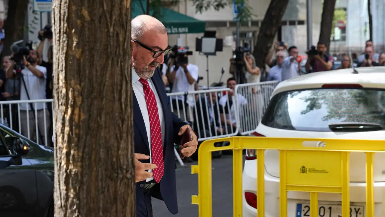 
<p> Los expertos de la Benem&eacute;rita dicen que no hay evidencia de que se manipularan con IA</p>
<p>   MADRID, 11 (EUROPA PRESS) </p>
<p>   Los peritos de la Guardia Civil y de la defensa de Santos Cerd&aacute;n han ratificado este jueves en el Tribunal Supremo sus informes sobre los audios del exasesor ministerial Koldo Garc&iacute;a. Los agentes han avalado la autenticidad de las grabaciones, mientras que los expertos propuestos por el ex secretario de Organizaci&oacute;n del PSOE han insistido en que podr&iacute;an estar manipuladas.</p>
<p>   Fuentes jur&iacute;dicas han confirmado a Europa Press que as&iacute; se han pronunciado ante el instructor del 'caso Koldo' en el Supremo, el magistrado Leopoldo Puente, por lo que han escenificado sus diferencias sobre las grabaciones que Koldo realiz&oacute; entre 2019 y 2023, una de las principales pruebas de la causa.</p>
<p>   Puente cit&oacute; a los dos peritos de parte y a los cuatro de la Guardia Civil "a fin de aclarar, completar o precisar" el resultado de sus informes, para poder valorarlos ante las "discrepancias" entre las periciales.</p>
<p>   El magistrado consider&oacute; que es "relevante" conocer, "hasta donde resulte t&eacute;cnicamente posible, los extremos relativos a si las conversaciones que se reflejan en los archivos de audio que han sido objeto de las pericias (...) fueron grabados directamente en los terminales en los que se hallaron" --los incautados durante el registro en la casa de Koldo-- "o si pudieran proceder de otros archivos de audio".</p>
<p>   As&iacute; las cosas, convoc&oacute; a los seis expertos para intentar determinar si los archivos de audio grabados por Koldo son "aut&eacute;nticos, en el sentido de que pueda descartarse, en t&eacute;rminos de razonabilidad, que hayan podido ser objeto de alguna clase de manipulaci&oacute;n, corte o edici&oacute;n".</p>
<p>LA GUARDIA CIVIL: SIN TRAZAS DE MANIPULACI&Oacute;N</p>
<p>   En su informe, los peritos de la Guardia Civil ya advirtieron al magistrado de que no hab&iacute;an identificado "trazas" que evidenciaran "alteraciones, manipulaciones o comportamientos an&oacute;malos en la administraci&oacute;n del sistema iOS --propio de los iPhones-- relacionados con la aplicaci&oacute;n Voice Memos y los audios objeto de estudio". Los audios examinados, seg&uacute;n explicaron, no presentan indicios de edici&oacute;n y las grabaciones se corresponden con el tipo de grabadora y modelo del dispositivo analizado.</p>
<p>   Seg&uacute;n las fuentes consultadas, este jueves dos de los peritos de la Benem&eacute;rita han manifestado que no pueden descartar, en el plano te&oacute;rico, que algunos de los audios se hubiesen podido manipular con inteligencia artificial (IA). No obstante, han reiterado que no hay evidencia de ello.</p>
<p>    Ya en su informe indicaron que, "aunque la relaci&oacute;n de los archivos de audio encontrados en el indicio digital mantiene los metadatos de fecha de creaci&oacute;n y modificaci&oacute;n, la ausencia de registros y archivos de configuraci&oacute;n complementarios que pudiera gestionar el dispositivo limita la fiabilidad para establecer con precisi&oacute;n el momento exacto en que fueron grabados, no pudiendo establecer una cronolog&iacute;a de hechos fiable".</p>
<p>   En el marco del dossier, los peritos tambi&eacute;n precisaron que, dado que el propio dispositivo de grabaci&oacute;n "no guarda archivos de configuraci&oacute;n donde se refleje una configuraci&oacute;n horaria definida por el usuario", se les dificultaba "precisar con exactitud las fechas reales de grabaci&oacute;n".</p>
<p>   En otro informe sobre la ac&uacute;stica de esos mismos audios, la Guardia Civil estableci&oacute; como conclusi&oacute;n que "es m&aacute;s probable observar los resultados del conjunto de los an&aacute;lisis de autenticidad efectuados sobre los archivos dubitados si la hip&oacute;tesis de autenticidad es la que se considera verdadera, que si se considera verdadera la hip&oacute;tesis contraria".</p>
<p>   Los peritos tambi&eacute;n observaron algunas irregularidades, se&ntilde;alando que hay algunos audios en los que "la fecha de etiquetado distaba seis meses de la de grabaci&oacute;n", que no tienen "metadatos de fecha/hora interna, lo que limita la trazabilidad temporal directa", o que es necesario "realizar estudios posteriores".</p>
<p>LOS PERITOS DE CERD&Aacute;N VEN "IRREGULARIDADES" EN LOS AUDIOS</p>
<p>   Este jueves, en su turno, los peritos propuestos por Cerd&aacute;n han ratificado el contenido del informe que presentaron, en el que detectaron "irregularidades" en las grabaciones de Koldo que no pueden considerarse "accidentales ni atribuibles al funcionamiento ordinario del sistema operativo iOS", propio de los iPhones.</p>
<p>    Los expertos han confirmado ante el magistrado sus conclusiones: que los audios de Koldo presentan "incoherencias t&eacute;cnicas, temporales, estructurales y metodol&oacute;gicas" algo que, a su juicio, solo puede explicarse "por exportaci&oacute;n, reensamblaje o manipulaci&oacute;n t&eacute;cnica".</p>
<p>   El informe de la defensa a&ntilde;ad&iacute;a que la calidad t&eacute;cnica de los audios muestra que "no re&uacute;nen los requisitos m&iacute;nimos exigidos para una identificaci&oacute;n biom&eacute;trica de locutor", por lo que creen que "no puede sostenerse cient&iacute;ficamente que las voces analizadas correspondan a una misma persona, ni que puedan atribuirse con fiabilidad a individuo concreto alguno".</p>
<p>   Asimismo, los peritos apreciaron una "deficiencia cr&iacute;tica en las pericias oficiales", as&iacute; como una "ruptura insubsanable en la cadena de custodia l&oacute;gica" por cuanto avisan de que "no es posible afirmar con certeza que los archivos examinados correspondan a las primeras copias forenses obtenidas por las unidades actuantes, ni que no hayan pasado por procesos intermedios de copia, reindexaci&oacute;n, restauraci&oacute;n o manipulaci&oacute;n".</p>
<p>   Con todo, no descartaron la hip&oacute;tesis de or&iacute;genes alternativos, como la "captaci&oacute;n remota mediante 'spyware'", por lo que "cualquier afirmaci&oacute;n de autenticidad original carece de sustento t&eacute;cnico verificable".</p>
<p>   La defensa de Cerd&aacute;n ha combatido en todo momento la autenticidad de dichos audios al considerar que el que fuera asesor del exministro Jos&eacute; Luis &Aacute;balos en Transportes podr&iacute;a ser un "agente encubierto" de la Guardia Civil que podr&iacute;a haber fabricado o manipulado las grabaciones o, al menos, provocado ciertas conversaciones, sabedor de que las estaba registrando.</p>
<p>   Sus abogados tambi&eacute;n han planteado en sus escritos la posibilidad de que se usara un programa inform&aacute;tico del estilo de Pegasus para hacer las grabaciones, recordando en ese sentido que hay juzgados que ya investigan el presunto espionaje con ese 'spyware'. Este jueves, la defensa ha intentado recorrer este camino en los interrogatorios, pero el magistrado ha frenado a los letrados, seg&uacute;n las fuentes consultadas.</p>
      