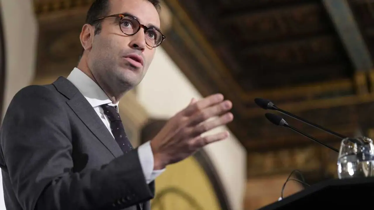 
<p>La opini&oacute;n del ministro se alinear&iacute;a con la banda m&aacute;s baja de subida propuesta por los expertos (3,1%), que coincide con el IPC de octubre</p>
<p>   BRUSELAS, 11 (EUROPA PRESS TELEVISI&Oacute;N)</p>
<p>   El ministro de Econom&iacute;a, Comercio y Empresa, Carlos Cuerpo, se ha mostrado este jueves partidario de que el salario m&iacute;nimo interprofesional (SMI) suba en 2026 "en l&iacute;nea con la inflaci&oacute;n" para garantizar su poder adquisitivo.</p>
<p>   Cuerpo, que participa hoy en la reuni&oacute;n del Eurogrupo en Bruselas, ha respondi&oacute; as&iacute; al ser preguntado por el informe de los expertos sobre la subida del SMI, conocido este jueves, y que propone un aumento de entre el 3,1% y el 4,7%, dependiendo de si tributa o no en el IRPF.</p>
<p>   De esta forma, la opini&oacute;n del ministro se alinear&iacute;a con la subida m&aacute;s baja propuesta por los expertos, del 3,1%, dado que precisamente coincide con el alza de la inflaci&oacute;n interanual del mes de octubre, la &uacute;ltima disponible en este momento.</p>
<p>   "&iquest;El 3,1% estar&iacute;a bien?", se le ha preguntado al ministro, que se ha limitado a indicar que esa es la cifra interanual de la inflaci&oacute;n de octubre.</p>
<p>   Cuerpo ha recordado, adem&aacute;s, que el SMI ha subido m&aacute;s de un 60% en los &uacute;ltimos a&ntilde;os, debido a ese "enorme objetivo" que ten&iacute;a el Gobierno de cerrar la brecha de este salario con respecto al salario medio en Espa&ntilde;a.</p>
<p>    "A partir de ah&iacute;, lo que tenemos que garantizar tambi&eacute;n, adem&aacute;s de estas subidas sustantivas, es que hacia adelante el salario m&iacute;nimo no pierda poder adquisitivo, por lo tanto, que pueda ir aumentado en l&iacute;nea con la inflaci&oacute;n", ha subrayado Cuerpo, que ha a&ntilde;adido que asegurar el poder adquisitivo es un "elemento tambi&eacute;n de tranquilidad" para los perceptores del SMI.</p>
<p>    El comit&eacute; de expertos que asesora al Gobierno sobre el SMI ha cumplido el mandato que le dio la vicepresidenta segunda y ministra de Trabajo, Yolanda D&iacute;az, y ha planteado dos escenarios de subida de esta renta m&iacute;nima para 2026: uno con tributaci&oacute;n en el IRPF y otro, sin ella. Actualmente, el SMI est&aacute; situado en 1.184 euros al mes por catorce pagas.</p>
<p>   As&iacute;, los expertos sugieren incrementar el SMI para el a&ntilde;o pr&oacute;ximo en 37 euros al mes, hasta los 1.221 euros mensuales por catorce pagas, si se decide que siga exento de tributaci&oacute;n, o elevarlo en 56 euros mensuales, hasta los 1.240 euros al mes, si se opta por su tributaci&oacute;n en el IRPF.</p>
<p>   En t&eacute;rminos porcentuales, estas subidas ser&iacute;an del 3,1% en el primer caso (sin tributaci&oacute;n) y del 4,7% en el segundo (con tributaci&oacute;n), que son las que los expertos recomiendan efectuar para que el SMI represente al menos el 60% del salario medio, como establece la Carta Social Europea.</p>
<p>   La propuesta de los expertos difiere de la presentada conjuntamente por CCOO y UGT, y de la que han hecho las patronales CEOE y Cepyme.</p>
<p>   En concreto, las organizaciones empresariales han propuesto una subida del salario m&iacute;nimo interprofesional de hasta el 1,5% para 2026, lo que supondr&iacute;a alcanzar los 1.202 euros brutos al mes, en catorce mensualidades, y no exentos de tributaci&oacute;n en el IRPF.</p>
<p>   Por su parte, los sindicatos CCOO y UGT han planteado un incremento de esta renta m&iacute;nima del 7,5%, hasta los 1.273 euros brutos al mes por catorce pagas, con tributaci&oacute;n obligada en el IRPF.</p>
<p>   Precisamente ma&ntilde;ana la vicepresidenta segunda del Gobierno y ministra de Trabajo y Econom&iacute;a Social, Yolanda D&iacute;az, recibe de manera oficial el informe de la Comisi&oacute;n Asesora para el An&aacute;lisis del SMI, que plantea la subida propuesta para el pr&oacute;ximo 2026.</p>
<p> IM&Aacute;GENES DISPONIBLES EN EUROPA PRESS TELEVISI&Oacute;N</p>
<p>URL DE DESCARGA: <a target="_blank" href="https://www.europapress.tv/politica/1035359/1/cuerpo-partidario-smi-suba-2026-linea-inflacion">https://www.europapress.tv/politica/1035359/1/cuerpo-partidario-smi-suba-2026-linea-inflacion</a></p>
<p>TEL&Eacute;FONO DE CONTACTO 91 345 44 06 </p>
      