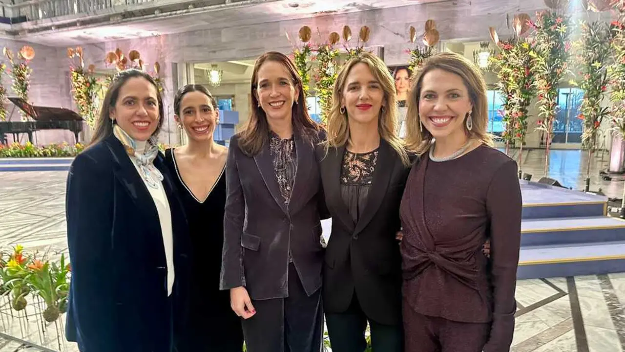 
<p>Feij&oacute;o dice que la presencia de la diputada del PP en Oslo les representa: "Seguiremos siempre con la democracia y la libertad"</p>
<p>   MADRID, 11 (EUROPA PRESS) </p>
<p>   La l&iacute;der opositora venezolana Mar&iacute;a Corina Machado y la portavoz adjunta del Grupo Popular en el Congreso, Cayetana &Aacute;lvarez de Toledo, se han fundido en un abrazo en Oslo (Noruega), donde la pol&iacute;tica antichavista ha sido galardonada con el Premio Nobel de la Paz 2025.</p>
<p>   "Nuestro abrazo. El que pronto se dar&aacute;n todos los venezolanos. Gracias, querida Mar&iacute;a Corina Machado", ha escrito &Aacute;lvarez de Toledo en su cuenta oficial de la red social 'X', que acompa&ntilde;a con un v&iacute;deo en el que ambas se dan un fuerte y prolongado abrazo en la capital noruega.</p>
<p>   El l&iacute;der del Partido Popular, Alberto N&uacute;&ntilde;ez Feij&oacute;o, considera que la presencia de &Aacute;lvarez de Toledo en Oslo les "representa" en "un d&iacute;a crucial". "Seguiremos siempre con la democracia y la libertad", afirm&oacute;</p>
<p>   Adem&aacute;s, Feij&oacute;o destac&oacute; la emoci&oacute;n de Ana Corina al recoger el premio Nobel de la Paz a su madre. "Un premio que honra a una valiente dem&oacute;crata y a todo el pueblo venezolano", a&ntilde;adi&oacute; en un mensaje en sus redes sociales.</p>
<p>    En Oslo, &Aacute;lvarez de Toledo ha estado con la familia de la opositora venezolana, adjuntando ella misma una fotograf&iacute;a con las tres hermanas y la sobrina de Mar&iacute;a Corina, una "hero&iacute;na de la libertad". "Qu&eacute; honor poder compartir con ellas este d&iacute;a tan emocionante", ha exclamado en 'X'.</p>
<p>&Aacute;LVAREZ DE TOLEDO VIAJ&Oacute; COMO MIEMBRO DEL PARLAMENTO ESPA&Ntilde;OL</p>
<p>   &Aacute;lvarez de Toledo, que guarda una relaci&oacute;n de amistad con Machado, viaj&oacute; el martes a Oslo como "miembro del Parlamento" espa&ntilde;ol para asistir a la entrega del Premio Nobel de la Paz a la opositora venezolana.</p>
<p>   "En el PP tenemos muy claro d&oacute;nde estamos. Siempre hemos estado del lado de la libertad, del lado de los dem&oacute;cratas en Venezuela y en contra de los tiranos como Maduro, a diferencia del Gobierno de Espa&ntilde;a que, probablemente, por proteger negocios de alg&uacute;n insigne socialista ha tenido una postura equidistante", se&ntilde;al&oacute; entonces en rueda de prensa la portavoz del Grupo Popular, Ester Mu&ntilde;oz.</p>
<p>   El Comit&eacute; Noruego reconoci&oacute; el 10 de octubre con el Premio Nobel de la Paz a la opositora por su "incansable esfuerzo" para promover los derechos y libertades en Venezuela y favorecer una transici&oacute;n "justa y pac&iacute;fica" de la "dictadura a la democracia".</p>
      
