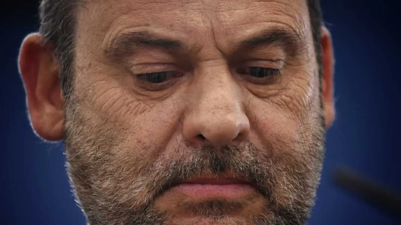 
<p>    MADRID, 11 (EUROPA PRESS)</p>
<p>   La Unidad Central Operativa (UCO) de la Guardia Civil sostiene que la trama de fraude en el sector de los hidrocarburos protagonizada supuestamente entre otros por el empresario V&iacute;ctor de Aldama pag&oacute; al exministro Jos&eacute; Luis &Aacute;balos el chalet de La Alcaidesa en C&aacute;diz a fin de que Villafuel obtuviera la licencia de operador.</p>
<p>   "Hijo puta el putero. Ha sido pillar la casa y le ha dado al botoncito", le lleg&oacute; a decir la empresaria Leonor Gonz&aacute;lez a su pareja Nat&aacute;n Gonz&aacute;lez, seg&uacute;n se desprende del &uacute;ltimo informe aportado por el Instituto Armado al juez de la Audiencia Nacional Santiago Pedraz, y al que ha tenido acceso Europa Press. Seg&uacute;n los agentes, "los interlocutores atribu&iacute;an la concesi&oacute;n de la autorizaci&oacute;n a la compra previa de la vivienda pretendida por el ministro".</p>
<p>    La UCO destaca que la adquisici&oacute;n de ese chalet se produjo "tras un proceso de b&uacute;squeda y selecci&oacute;n en el que intervino activamente" el entonces asesor de &Aacute;balos, Koldo Garc&iacute;a. De Aldama tambi&eacute;n tuvo un papel protagonista, en tanto que actu&oacute; "como intermediario entre el ministro y la organizaci&oacute;n criminal", iniciando "las gestiones necesarias para la adquisici&oacute;n" de la vivienda.</p>
<p>    "Referente a la referida anuencia del ministro y cu&aacute;l fue la contraprestaci&oacute;n que habr&iacute;a pactado a trav&eacute;s de V&iacute;ctor de Aldama con Claudio Rivas, la conversaci&oacute;n mantenida con Koldo Garc&iacute;a, el 27 de diciembre de 2020, un d&iacute;a antes de la primera reuni&oacute;n de la organizaci&oacute;n criminal en el MINCOTUR (Ministerio de Industria y Turismo), lo esclareci&oacute;", se&ntilde;alan los agentes.</p>
<p>   La Guardia Civil recalca que Koldo le remiti&oacute; "cuatro enlaces del portal inmobiliario Idealista relativos a propiedades en venta, entre las cuales se inclu&iacute;a la que, meses m&aacute;s tarde, la organizaci&oacute;n criminal entreg&oacute; y puso a disposici&oacute;n de &Aacute;balos, en La Alcaidesa". </p>
      