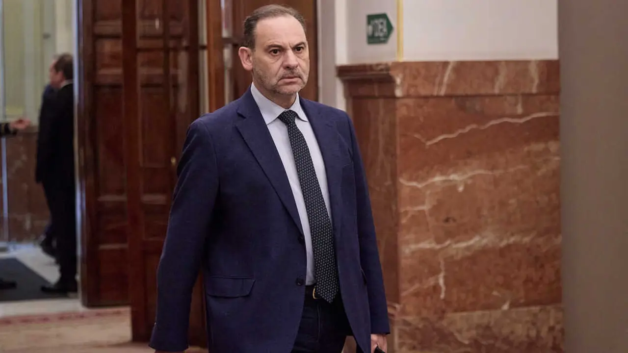 
<p> Mand&oacute; la misiva a trav&eacute;s de V&iacute;ctor de Aldama para que sirviera de "enlace" en las relaciones entre Espa&ntilde;a y Venezuela</p>
<p>   MADRID, 11 (EUROPA PRESS)</p>
<p>   El exministro de Transportes Jos&eacute; Luis &Aacute;balos envi&oacute; en 2019 una carta al opositor venezolano Juan Guaid&oacute; en la que pon&iacute;a a su disposici&oacute;n "todas las empresas p&uacute;blicas y de prestigio reconocido internacional" que pudiera "necesitar", as&iacute; como "todas las empresas privadas" que pudiese recomendar con el fin de "estrechar relaciones en la etapa de recuperaci&oacute;n", que confiaba en que llegar&iacute;a "pronto" a Venezuela.</p>
<p>   As&iacute; queda reflejado en la carta que envi&oacute; &Aacute;balos a Guaid&oacute;, incorporada al &uacute;ltimo informe que la Unidad Central Operativa (UCO) de la Guardia Civil ha aportado al juez de la Audiencia Nacional Santiago Pedraz y al que ha tenido acceso Europa Press.</p>
<p>   El Instituto Armado se&ntilde;ala que el exministro design&oacute; al empresario V&iacute;ctor de Aldama, presunto conseguidor del 'caso Koldo', "como persona de enlace" entre el opositor venezolano, que se hab&iacute;a autoproclamado presidente interino de Venezuela pocos meses antes, y &Aacute;balos.</p>
<p>   "Hemos enviado a V&iacute;ctor de Aldama con la misi&oacute;n, no solo de hacerle llegar esta misiva, sino tambi&eacute;n para que sirva de enlace en nuestras relaciones", escribi&oacute; el exministro en la carta, firmada el 26 de julio de 2019 y con un sello del Ministerio de Fomento.</p>
<p>   &Aacute;balos mostr&oacute; su reconocimiento a Guaid&oacute; en la carta y le mand&oacute; su deseo de "que se solucione la crisis institucional, social y econ&oacute;mica que sufre Venezuela".</p>
<p>   La UCO sit&uacute;a este documento como el primero que muestra la "relaci&oacute;n de confianza" entre el exministro y De Aldama. "La relaci&oacute;n entre V&iacute;ctor De Aldama y Jos&eacute; Luis &Aacute;balos puede situarse objetivamente el 26 de julio de 2019. Sin embargo, (...) la responsabilidad asumida en dicha encomienda sugiere que esa relaci&oacute;n de confianza se habr&iacute;a gestado con anterioridad", resume la Guardia Civil.</p>
      