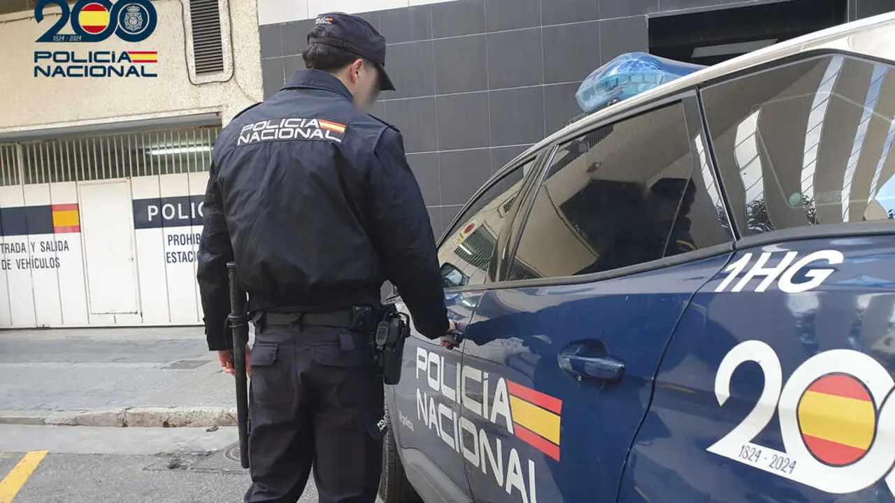 
<p>    MADRID, 12 (EUROPA PRESS)</p>
<p>   La Polic&iacute;a Nacional ha interceptado por primera vez un alijo de hero&iacute;na en formato de pastillas y ha abortado una nueva ruta desde Colombia para la introducci&oacute;n de esta droga, gracias a una operaci&oacute;n en la que fueron detenidas y enviadas a prisi&oacute;n cinco personas acusadas de los delitos de pertenencia a organizaci&oacute;n criminal y contra la salud p&uacute;blica.</p>
<p>   La operaci&oacute;n se ha desarrollado por la Brigada Central de Estupefacientes de Udyco Central de la Polic&iacute;a Nacional y culmin&oacute; el pasado mes de noviembre cuando los cinco integrantes del entramado criminal se dispon&iacute;an a entregar ocho kilogramos de hero&iacute;na en pastillas a plena luz del d&iacute;a en el aparcamiento de un centro comercial de la ciudad de Madrid.</p>
<p>    La Polic&iacute;a ha contado con la colaboraci&oacute;n de la DEA estadounidense y la Polic&iacute;a de Colombia, ya que se inici&oacute; siguiendo el rastro a un hist&oacute;rico traficante de hero&iacute;na en el marco de una investigaci&oacute;n dirigida por la Fiscal&iacute;a Especial Antidroga de la Audiencia Nacional y el Juzgado de Instrucci&oacute;n n&uacute;mero 17 de Madrid.</p>
<p>CITAS EN UN RESTAURANTE DE MADRID</p>
<p>   Seg&uacute;n ha informado la Polic&iacute;a, las primeras averiguaciones pusieron de manifiesto que el grupo criminal celebraba sus reuniones siempre en persona y en un lugar de su confianza, concretamente un restaurante de comida r&aacute;pida ubicado en Madrid. El cabecilla no utilizaba tel&eacute;fono m&oacute;vil ni acud&iacute;a nunca directamente a las citas, sino que realizaba una o varias paradas para cerciorarse de que no le segu&iacute;an y asegurar as&iacute; su actividad delictiva.</p>
<p>    Los agentes comprobaron que utilizaba gafas de sol o lentes y gorras para ocultar su aspecto f&iacute;sico. Tampoco se desplazaba en su coche particular, sino que recurr&iacute;a al transporte p&uacute;blico o veh&iacute;culos de alquiler con conductor. Avanzada la investigaci&oacute;n, adem&aacute;s, constataron que las reuniones eran cada vez m&aacute;s frecuentes y se logr&oacute; identificar a otra persona.</p>
<p>    Los investigadores han destacado que se trata de la primera vez que se detectaba esta nueva ruta de la hero&iacute;na desde Colombia a Espa&ntilde;a. Adem&aacute;s, la organizaci&oacute;n criminal estaba contratando a otras personas para que se encargasen de recibir la droga, lo que para la Polic&iacute;a demuestra una "alta profesionalidad" por las medidas de seguridad para evitar ser descubiertos por los agentes.</p>
<p>    Finalmente, se logr&oacute; la detenci&oacute;n de cinco personas que pasaron a disposici&oacute;n de la autoridad judicial como presuntas responsables e los delitos de pertenencia a organizaci&oacute;n criminal y contra la salud p&uacute;blica, ingresando en prisi&oacute;n todos ellos.</p>
<p>    En los tres registros practicados en la capital madrile&ntilde;a se incautaron cinco terminales m&oacute;viles, un veh&iacute;culo y 100.000 USDT en un monedero virtual de criptomonedas de la organizaci&oacute;n.</p>
      