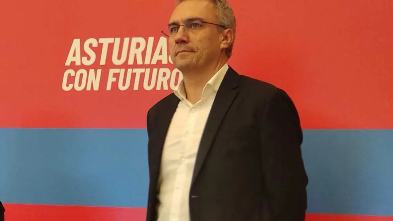 
<p>    MADRID, 11 (EUROPA PRESS)</p>
<p>   El secretario de Estudios y Programas del PSOE, Javier Izquierdo, ha presentado este jueves su renuncia como miembro de la direcci&oacute;n federal en plena crisis por las denuncias de acoso sexual en el partido. Tambi&eacute;n ha comunicado que deja su acta como senador por Valladolid.</p>
<p>    "Tras a&ntilde;os en cargos p&uacute;blicos y org&aacute;nicos de mi partido, he comunicado a la direcci&oacute;n federal mi renuncia como miembro de la CEF y tambi&eacute;n como senador", ha anunciado Izquierdo en un mensaje en la red social 'X', que ha recogido Europa Press.</p>
<p>   Seg&uacute;n ha explicado el hasta ahora dirigente socialista, ha tomado la decisi&oacute;n "para afrontar otras tareas profesionales y personales seguro de que habr&aacute; quien lo haga mejor". "Siempre agradecido", ha zanjado en la publicaci&oacute;n.</p>
<p>   Minutos antes de la renuncia, el medio 'eldiario.es' publicaba la existencia de una cuarta denuncia por presunto acoso sexual en el PSOE dirigida en esta ocasi&oacute;n contra Izquierdo.</p>
<p>    Fuentes de Ferraz han confirmado a Europa Press la renuncia de Izquierdo, a la vez que han que precisado que no pueden conocer si existe la denuncia al tratarse de una cuesti&oacute;n confidencial.</p>
<p>    En este contexto, la secretaria de Organizaci&oacute;n del PSOE, Rebeca Torr&oacute;, presentar&aacute; este viernes 12 de diciembre las conclusiones tras la investigaci&oacute;n sobre las denuncias de acoso contra el exdirigente socialista Francisco Salazar. Adem&aacute;s, junto a la secretaria de Igualdad, Pilar Bernab&eacute;, ha convocado a todas las responsables de este &aacute;rea a una reuni&oacute;n presencial en la sede del partido en la calle Ferraz.</p>
      