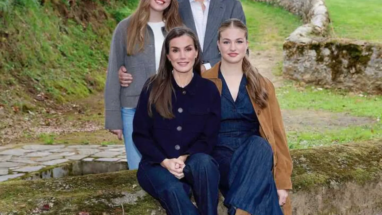 
<p>    MADRID, 12 (EUROPA PRESS)</p>
<p>   Los Reyes Felipe VI y Letizia han elegido este a&ntilde;o una imagen junto a sus hijas tomada en un entorno rural para felicitar la Navidad en su tradicional 'christmas' con el que tambi&eacute;n han querido hacer un gui&ntilde;o al Quijote en la elecci&oacute;n de la tipograf&iacute;a.</p>
<p>   La foto, en la que la Reina est&aacute; sentada en un muro junto a la Princesa Leonor y el Rey y la Infanta Sof&iacute;a est&aacute;n de pie detr&aacute;s de ellas, fue tomada en la localidad asturiana de Valdesoto, elegida este a&ntilde;o Pueblo Ejemplar en el marco de los Premios Princesa de Asturias.</p>
<p>   La elecci&oacute;n de esta imagen, seg&uacute;n explican desde Zarzuela, busca reconocer "a los municipios peque&ntilde;os, a sus comarcas ganaderas y agr&iacute;colas y a sus parajes naturales".</p>
<p>   Tambi&eacute;n la elecci&oacute;n de la tipograf&iacute;a del mensaje que hay en el lado izquierdo en su interior, "Feliz Navidad y Pr&oacute;spero A&ntilde;o Nuevo 2026", tiene un significado en esta ocasi&oacute;n.</p>
<p>   En concreto, seg&uacute;n explican desde Casa Real, se ha elegido la Ibarra Real Nova, una tipograf&iacute;a originalmente dise&ntilde;ada en el siglo XVIII y utilizada en la edici&oacute;n de 1780 del 'Quijote' realizada para la Real Academia Espa&ntilde;ola.</p>
<p>    En el siglo XXI, coincidiendo con el cuarto centenario de la publicaci&oacute;n de la primera parte del libro de Miguel de Cervantes se recuper&oacute; esta tipograf&iacute;a y se cre&oacute; la versi&oacute;n digital de la misma, poniendo en valor el patrimonio tipogr&aacute;fico espa&ntilde;ol.</p>
<p>   En el lado derecho, como es habitual, las firmas de los Reyes y sus hijas est&aacute;n acompa&ntilde;adas por el mensaje manuscrito "con todo nuestro afecto y los mejores deseos", mientras que en la parte posterior se ha incluido el escudo y el lema "Servicio, compromiso y deber".</p>
<p>FELICITACI&Oacute;N DE LOS REYES EM&Eacute;RITOS</p>
<p>   Por lo que se refiere a la felicitaci&oacute;n navide&ntilde;a de Don Juan Carlos y Do&ntilde;a Sof&iacute;a en esta ocasi&oacute;n han optado por una foto de sus cinco perros delante de un &aacute;rbol de Navidad, en lugar de una imagen m&aacute;s tradicional como alg&uacute;n cuadro o escultura de tem&aacute;tica navide&ntilde;a.</p>
<p>   Seg&uacute;n ha precisado Zarzuela, la imagen se tom&oacute; en la residencia de la Reina em&eacute;rita en el Palacio de la Zarzuela. Est&aacute; acompa&ntilde;ada por el mensaje "Feliz Navidad y Pr&oacute;spero A&ntilde;o Nuevo", junto al que se ha escrito a mano 2026 y las firmas de los padres del Rey.</p>
      